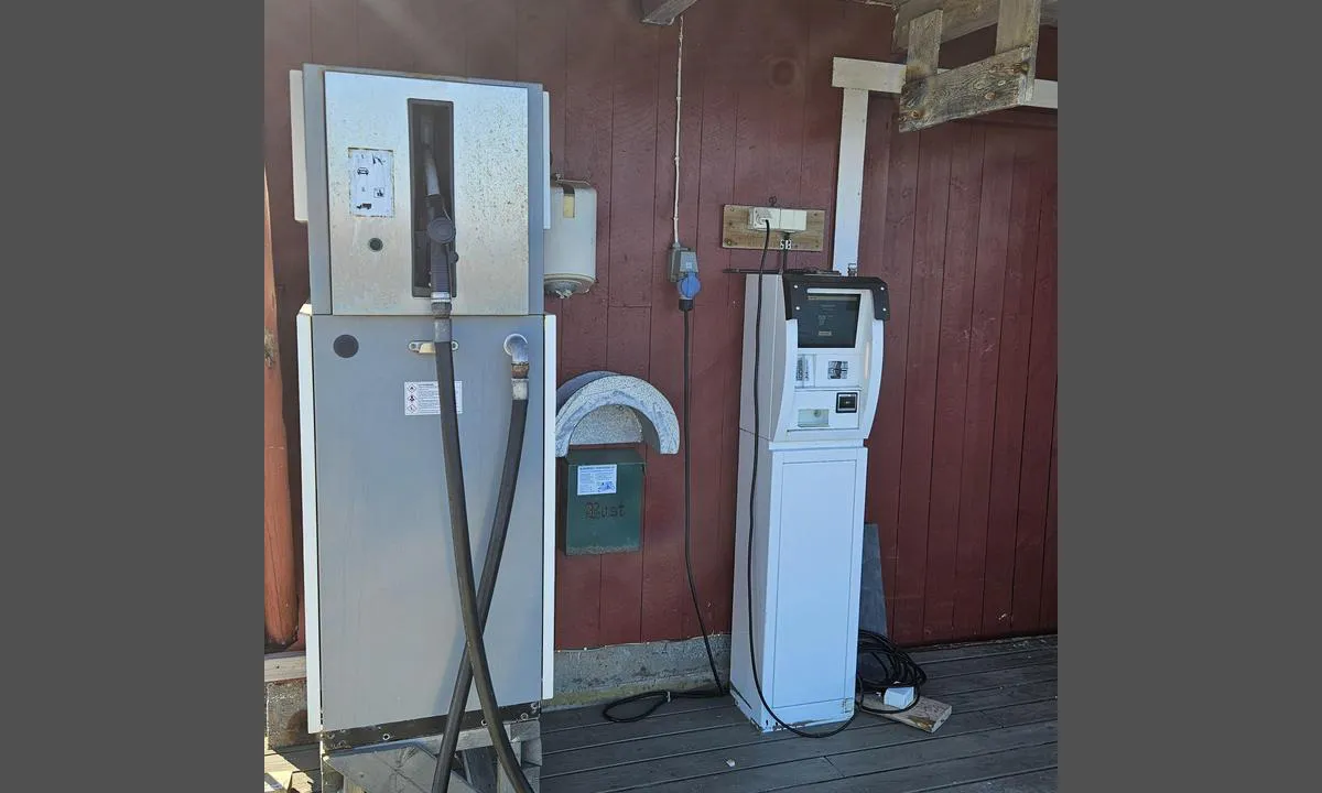 Finnøy Gjestehavn: {"base": "no", "no": "Dieselpumpe ved innseilingen.", "se": "Dieselpump vid infarten.", "en": "Diesel pump at the entrance.", "da": "Dieselpumpe ved indsejlingen.", "fr": "Pompe diesel \u00e0 l'entr\u00e9e du port.", "de": "Dieselpumpe bei der Einfahrt.", "es": "Bomba de diesel en la entrada del puerto.", "it": "Pompa di diesel all'ingresso.", "pt": "Bomba diesel na entrada.", "nl": "Dieselpomp bij de ingang.", "pl": "Pompa dieslowa przy wej\u015bciu do portu.", "uk": "\u0414\u0438\u0437\u0435\u043b\u044c\u043d\u0438\u0439 \u043d\u0430\u0441\u043e\u0441 \u043f\u0440\u0438 \u0432\u0445\u043e\u0434\u0456 \u0432 \u0433\u0430\u0432\u0430\u043d\u044c.", "ro": "Pompa de motorin\u0103 la intrarea \u00een port.", "tr": "Giri\u015fte dizel pompas\u0131.", "el": "\u0391\u03bd\u03c4\u03bb\u03af\u03b1 \u03bd\u03c4\u03af\u03b6\u03b5\u03bb \u03c3\u03c4\u03b7\u03bd \u03b5\u03af\u03c3\u03bf\u03b4\u03bf \u03c4\u03bf\u03c5 \u03bb\u03b9\u03bc\u03b1\u03bd\u03b9\u03bf\u03cd.", "cs": "Dieselov\u00e9 \u010derpadlo u vjezdu do p\u0159\u00edstavu.", "hu": "D\u00edzelpumpa a bej\u00e1ratn\u00e1l.", "fi": "Dieselpumppu sis\u00e4\u00e4n purjehduksessa.", "bg": "\u0414\u0438\u0437\u0435\u043b\u043e\u0432\u0430 \u043f\u043e\u043c\u043f\u0430 \u043f\u0440\u0438 \u0432\u043b\u0438\u0437\u0430\u043d\u0435\u0442\u043e.", "sr": "\u0414\u0438\u0437\u0435\u043b \u043f\u0443\u043c\u043f\u0430 \u043f\u0440\u0438 \u0443\u043b\u0430\u0441\u043a\u0443 \u0443 \u043b\u0443\u043a\u0443.", "et": "Diisli pump sisses\u00f5idul.", "lv": "D\u012bze\u013cdegvielas s\u016bknis pie ieejas ost\u0101.", "lt": "Dyzelinis siurblys \u012fplaukos vietoje."}