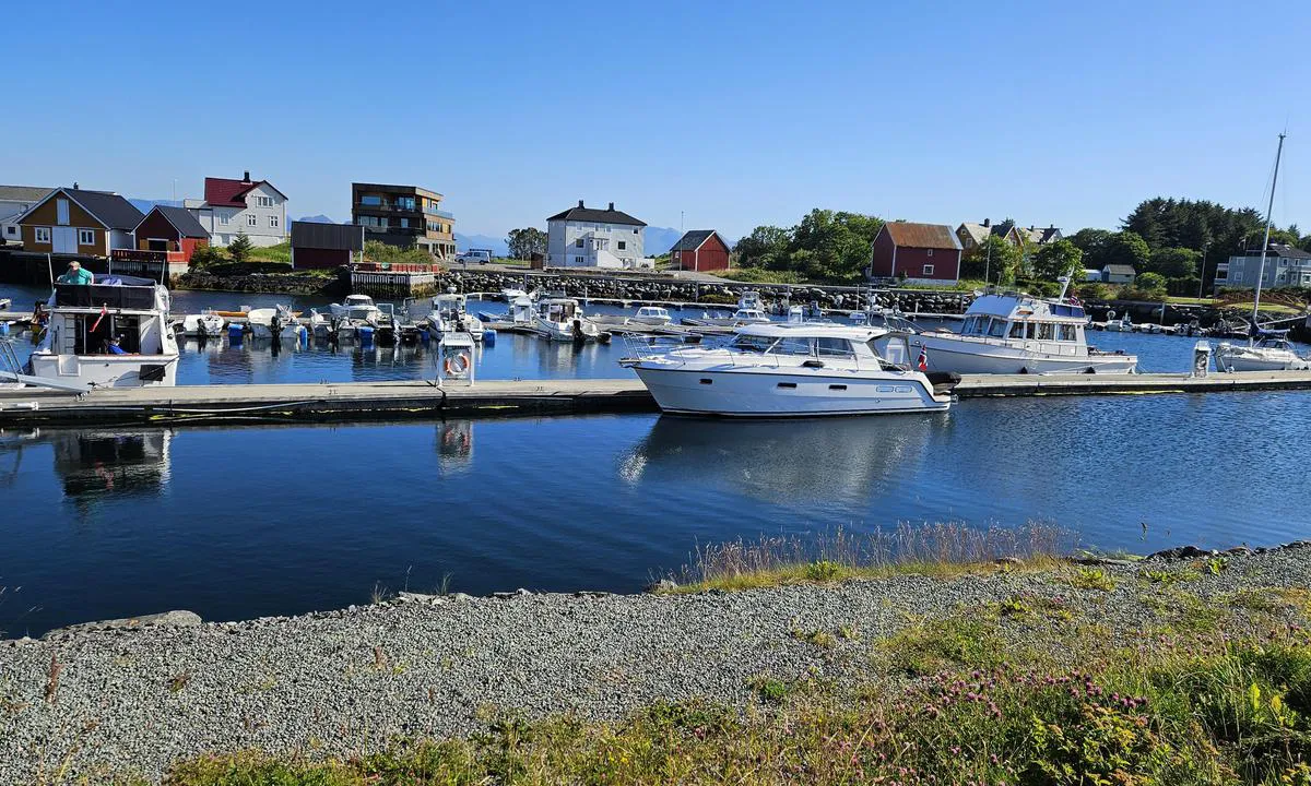 Finnøy Gjestehavn: {"base": "no", "no": "Gjestebrygga sett fra veien.", "se": "G\u00e4stbryggan sedd fr\u00e5n v\u00e4gen.", "en": "The guest pier seen from the road.", "da": "G\u00e6stebroen set fra vejen.", "fr": "Le quai des visiteurs vu de la route.", "de": "Der G\u00e4stesteg gesehen von der Stra\u00dfe.", "es": "El muelle de invitados visto desde la carretera.", "it": "Il molo degli ospiti visto dalla strada.", "pt": "Cais de visitantes visto da estrada.", "nl": "De gastensteiger gezien vanaf de weg.", "pl": "Przysta\u0144 dla go\u015bci widziana od drogi.", "uk": "\u0413\u043e\u0441\u0442\u044c\u043e\u0432\u0438\u0439 \u043f\u0440\u0438\u0447\u0430\u043b, \u0432\u0438\u0434 \u0437 \u0434\u043e\u0440\u043e\u0433\u0438.", "ro": "Pontonul pentru oaspe\u021bi v\u0103zut de pe drum.", "tr": "Yoldan g\u00f6r\u00fclen konuk iskelesi.", "el": "\u0397 \u03c0\u03c1\u03bf\u03b2\u03bb\u03ae\u03c4\u03b1 \u03c4\u03c9\u03bd \u03b5\u03c0\u03b9\u03c3\u03ba\u03b5\u03c0\u03c4\u03ce\u03bd \u03cc\u03c0\u03c9\u03c2 \u03c6\u03b1\u03af\u03bd\u03b5\u03c4\u03b1\u03b9 \u03b1\u03c0\u03cc \u03c4\u03bf\u03bd \u03b4\u03c1\u03cc\u03bc\u03bf.", "cs": "Hostuj\u00edc\u00ed molo vid\u011bno z cesty.", "hu": "A vend\u00e9gkik\u00f6t\u0151 az \u00fatr\u00f3l n\u00e9zve.", "fi": "Vieraslaituri n\u00e4htyn\u00e4 tielt\u00e4.", "bg": "\u0413\u043e\u0441\u0442\u0435\u0432\u0438\u044f\u0442 \u043f\u0440\u0438\u0441\u0442\u0430\u043d, \u0432\u0438\u0434\u044f\u043d \u043e\u0442 \u043f\u044a\u0442\u044f.", "sr": "\u041f\u043e\u0433\u043b\u0435\u0434 \u043d\u0430 \u0433\u0430\u0442 \u0437\u0430 \u0433\u043e\u0441\u0442\u0435 \u0441\u0430 \u043f\u0443\u0442\u0430.", "et": "K\u00fclaliskai n\u00e4htud teelt.", "lv": "Viesu piest\u0101tne no ce\u013ca.", "lt": "Sve\u010di\u0173 prieplauka matoma nuo kelio."}