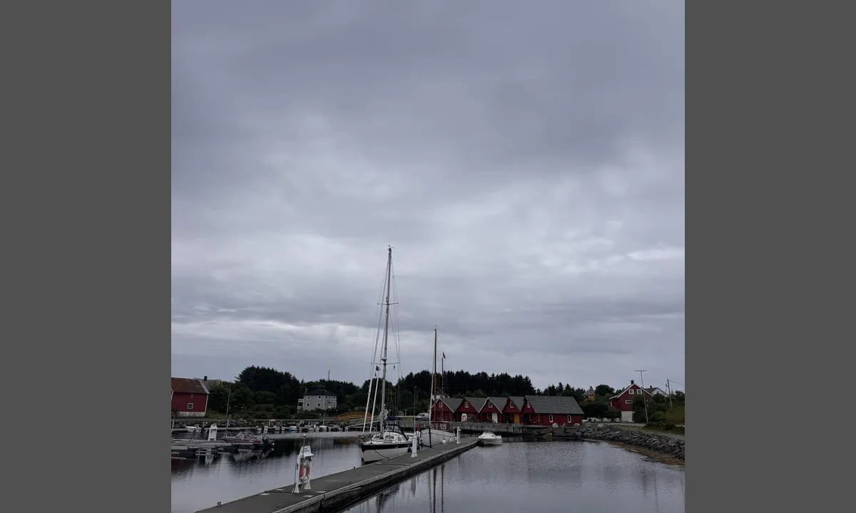 Finnøy Gjestehavn: {"base": "no", "no": "Gjestebrygga sett fra servicehuset.", "se": "G\u00e4stbryggan sedd fr\u00e5n servicehuset.", "en": "The guest pier seen from the service building.", "da": "G\u00e6stebryggen set fra servicebygningen.", "fr": "La jet\u00e9e d'accueil vue depuis le b\u00e2timent de service.", "de": "Der G\u00e4steanleger gesehen vom Servicehaus.", "es": "El muelle de invitados visto desde la casa de servicio.", "it": "La banchina degli ospiti vista dalla casa dei servizi.", "pt": "P\u00eder de visitantes visto a partir da casa de servi\u00e7os.", "nl": "Gaststeiger gezien vanaf het servicegebouw.", "pl": "Pomost dla go\u015bci widziany z budynku serwisowego.", "uk": "\u0413\u043e\u0441\u0442\u044c\u043e\u0432\u0438\u0439 \u043f\u0440\u0438\u0447\u0430\u043b, \u0432\u0438\u0434 \u0437 \u0441\u0435\u0440\u0432\u0456\u0441\u043d\u043e\u0433\u043e \u0431\u0443\u0434\u0438\u043d\u043a\u0443.", "ro": "Cheiul pentru vizitatori v\u0103zut din cl\u0103direa de servicii.", "tr": "Misafir \u0130skelesi servis binas\u0131ndan g\u00f6r\u00fcn\u00fcm.", "el": "\u0397 \u03c0\u03c1\u03bf\u03b2\u03bb\u03ae\u03c4\u03b1 \u03b5\u03c0\u03b9\u03c3\u03ba\u03b5\u03c0\u03c4\u03ce\u03bd \u03cc\u03c0\u03c9\u03c2 \u03c6\u03b1\u03af\u03bd\u03b5\u03c4\u03b1\u03b9 \u03b1\u03c0\u03cc \u03c4\u03bf \u03ba\u03c4\u03af\u03c1\u03b9\u03bf \u03c5\u03c0\u03b7\u03c1\u03b5\u03c3\u03b9\u03ce\u03bd.", "cs": "Hostitelsk\u00fd mole vid\u011bno ze servisn\u00edho domu.", "hu": "Vend\u00e9gkik\u00f6t\u0151 a szolg\u00e1lati h\u00e1zb\u00f3l n\u00e9zve.", "fi": "Vieraslaituri palvelurakennukselta n\u00e4htyn\u00e4.", "bg": "\u0413\u043e\u0441\u0442\u043e\u043f\u0440\u0438\u0435\u043c\u043d\u0438\u044f\u0442 \u043a\u0435\u0439, \u0433\u043b\u0435\u0434\u0430\u043d \u043e\u0442 \u0441\u0435\u0440\u0432\u0438\u0437\u043d\u0438\u044f \u0434\u043e\u043c.", "sr": "\u041f\u0440\u0438\u0441\u0442\u0430\u043d\u0438\u0448\u0442\u0435 \u0437\u0430 \u0433\u043e\u0441\u0442\u0435 \u0432\u0438\u0452\u0435\u043d\u043e \u0441\u0430 \u0441\u0435\u0440\u0432\u0438\u0441\u043d\u0435 \u043a\u0443\u045b\u0435.", "et": "K\u00fclalisleka vaade teenindushoonest.", "lv": "Viesu piest\u0101tne redzama no servisa \u0113kas.", "lt": "Sve\u010di\u0173 prieplauka matoma i\u0161 paslaug\u0173 namo."}