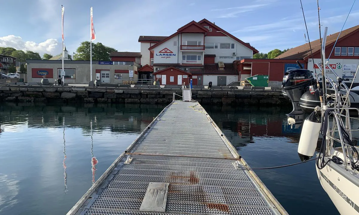 Sjøsio Gjestehamn - Fitjar: {"base": "no", "no": "Langt opp til str\u00f8ms\u00f8yla, servicebygget i den r\u00f8de delen.", "se": "L\u00e5ngt upp till str\u00f6mpelaren, servicebyggnaden i den r\u00f6da delen.", "en": "Far up to the power pedestal, the service building in the red section.", "da": "Langt op til str\u00f8ms\u00f8jlen, servicebygningen i den r\u00f8de del.", "fr": "Loin jusqu'\u00e0 la colonne de courant, le b\u00e2timent de service dans la partie rouge.", "de": "Weit hinauf zur Stroms\u00e4ule, dem Servicegeb\u00e4ude im roten Bereich.", "es": "Lejos hasta el pilar de corriente, el edificio de servicios en la parte roja.", "it": "Lontano fino alla colonna di corrente, l'edificio dei servizi nella parte rossa.", "pt": "Longe para a coluna de corrente, o edif\u00edcio de servi\u00e7o na parte vermelha.", "nl": "Ver omhoog naar de stroomzuil, het servicegebouw in het rode gedeelte.", "pl": "Daleko w g\u00f3rze do kolumny pr\u0105dowej, budynek serwisowy w czerwonej cz\u0119\u015bci.", "uk": "\u0414\u0430\u043b\u0435\u043a\u043e \u0432\u0433\u043e\u0440\u0443 \u0434\u043e \u0441\u0442\u043e\u0432\u043f\u0430 \u0437 \u0435\u043b\u0435\u043a\u0442\u0440\u0438\u043a\u043e\u044e, \u0431\u0443\u0434\u0456\u0432\u043b\u0456 \u043e\u0431\u0441\u043b\u0443\u0433\u043e\u0432\u0443\u0432\u0430\u043d\u043d\u044f \u0432 \u0447\u0435\u0440\u0432\u043e\u043d\u0456\u0439 \u0447\u0430\u0441\u0442\u0438\u043d\u0456.", "ro": "Departe p\u00e2n\u0103 la st\u00e2lpul de curent, cl\u0103direa de servicii \u00een partea ro\u0219ie.", "tr": "Elektrik dire\u011fine kadar uzun mesafe, k\u0131rm\u0131z\u0131 b\u00f6l\u00fcmdeki hizmet binas\u0131.", "el": "\u039c\u03b1\u03ba\u03c1\u03b9\u03ac \u03bc\u03ad\u03c7\u03c1\u03b9 \u03c4\u03b7\u03bd \u03ba\u03bf\u03bb\u03cc\u03bd\u03b1 \u03c1\u03b5\u03cd\u03bc\u03b1\u03c4\u03bf\u03c2, \u03c4\u03bf \u03ba\u03c4\u03af\u03c1\u03b9\u03bf \u03b5\u03be\u03c5\u03c0\u03b7\u03c1\u03ad\u03c4\u03b7\u03c3\u03b7\u03c2 \u03c3\u03c4\u03bf \u03ba\u03cc\u03ba\u03ba\u03b9\u03bd\u03bf \u03c4\u03bc\u03ae\u03bc\u03b1.", "cs": "Daleko nahoru k sloupu proudu, servisn\u00ed budov\u011b v \u010derven\u00e9 \u010d\u00e1sti.", "hu": "Messze fel a str\u00f8ms\u00f8yla-hoz, a v\u00f6r\u00f6s r\u00e9szben l\u00e9v\u0151 szolg\u00e1ltat\u00f3 \u00e9p\u00fclethez.", "fi": "Pitk\u00e4 matka virrantaululle, huoltorakennus punaisella alueella.", "bg": "\u0414\u0430\u043b\u0435\u0447\u0435 \u043d\u0430\u0433\u043e\u0440\u0435 \u0434\u043e \u0441\u0442\u044a\u043b\u0431\u0430 \u0437\u0430 \u0442\u043e\u043a, \u043e\u0431\u0441\u043b\u0443\u0436\u0432\u0430\u0449\u0430\u0442\u0430 \u0441\u0433\u0440\u0430\u0434\u0430 \u0432 \u0447\u0435\u0440\u0432\u0435\u043d\u0430\u0442\u0430 \u0447\u0430\u0441\u0442.", "sr": "\u0414\u0443\u0433 \u043f\u0443\u0442 \u0434\u043e \u0441\u0442\u0443\u0431\u0430 \u0441\u0430 \u0441\u0442\u0440\u0443\u0458\u043e\u043c, \u0441\u0435\u0440\u0432\u0438\u0441\u043d\u0430 \u0437\u0433\u0440\u0430\u0434\u0430 \u0443 \u0446\u0440\u0432\u0435\u043d\u043e\u043c \u0434\u0435\u043b\u0443.", "et": "Pikk tee kuni voolusambani, teenindushoone on punase ala sees.", "lv": "T\u0101lu aug\u0161\u0101 l\u012bdz straumes piedurknim, pakalpojumu \u0113kai sarkanaj\u0101 da\u013c\u0101.", "lt": "Toli iki srov\u0117s stulpo, paslaug\u0173 pastato raudonoje dalyje."}