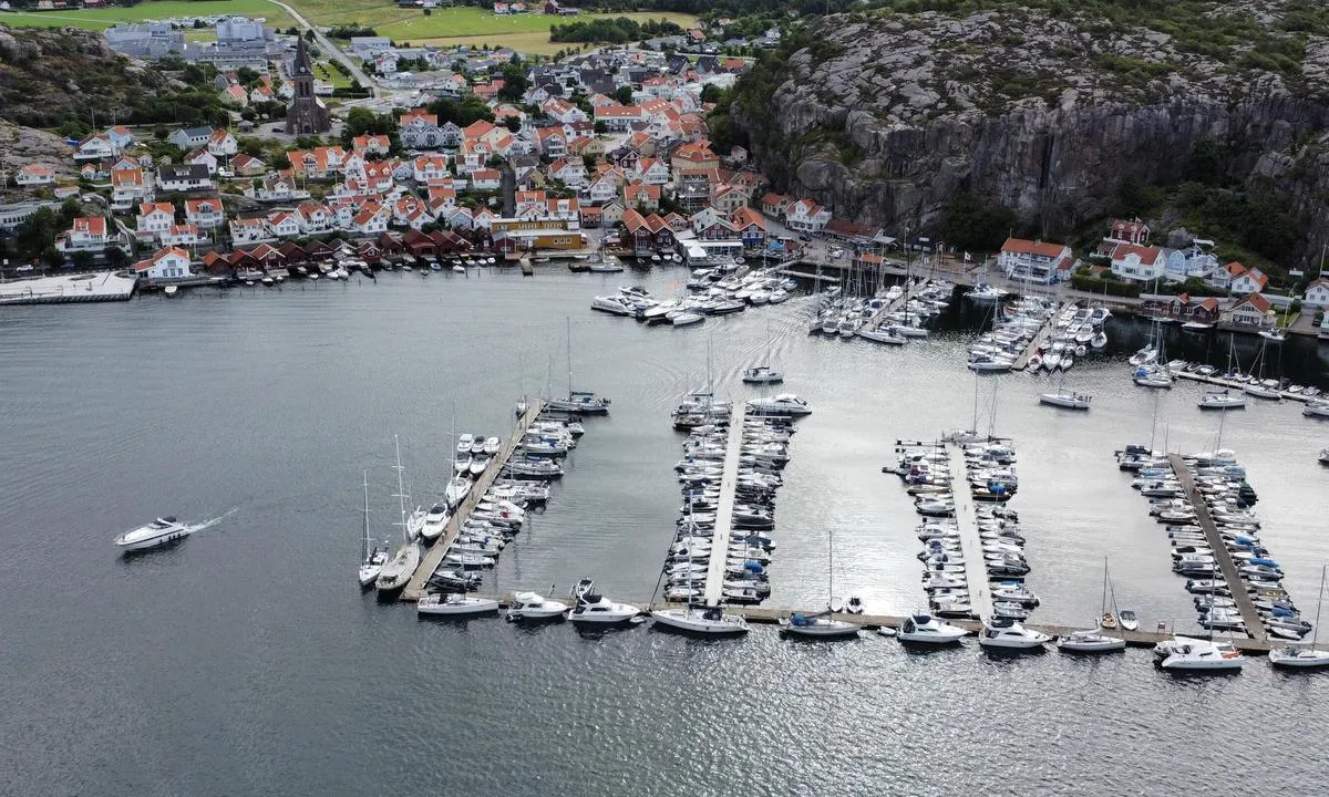 Fjällbacka: Det er gjestebrygger på flytebryggene innerst ved byen, samt på utsiden av den ytre bryggen. Ytterst er du utsatt både for vanlig sjø og for hekkbølger.