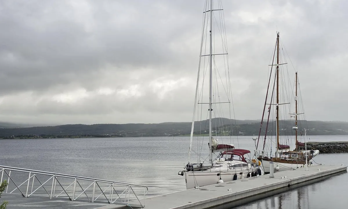 Fjelldal båtforening: {"base": "en", "no": "den nye flytende pontongen 47 fot og ca. 45 fot fort\u00f8yd, s\u00e5 ca 6...8 b\u00e5ter vil fungere", "se": "den nya flytande pontonen 47 fot och cirka 45 fot f\u00f6rt\u00f6jd, s\u00e5 cirka 6...8 b\u00e5tar kommer att fungera", "en": "the new floating ponton 47feet and app 45feet moored, so app 6...8 boats will work", "da": "den nye flydende ponton er 47 fod lang og ca. 45 fod fort\u00f8jet, s\u00e5 ca. 6...8 b\u00e5de vil kunne fungere", "fr": "le nouveau ponton flottant de 47 pieds et environ 45 pieds amarr\u00e9, donc environ 6...8 bateaux fonctionneront", "de": "der neue schwimmende Ponton ist 47 Fu\u00df lang und etwa 45 Fu\u00df vert\u00e4ut, so dass etwa 6...8 Boote Platz finden", "es": "<p>el nuevo pont\u00f3n flotante de 47 pies y aprox. 45 pies amarrado, por lo que aprox. 6...8 barcos funcionar\u00e1n</p>", "it": "il nuovo pontile galleggiante di 47 piedi e circa 45 piedi ormeggiato, quindi circa 6...8 barche funzioneranno", "pt": "o novo pont\u00e3o flutuante de 47 p\u00e9s e aproximadamente 45 p\u00e9s atracado, ent\u00e3o aproximadamente 6...8 barcos funcionar\u00e3o", "nl": "de nieuwe drijvende ponton van 47 voet en ongeveer 45 voet afgemeerd, dus ongeveer 6...8 boten passen", "pl": "nowy p\u0142ywaj\u0105cy p\u0142ywaj\u0105cy pomost o d\u0142ugo\u015bci 47 st\u00f3p i ok. 45 st\u00f3p zacumowany, wi\u0119c ok. 6...8 \u0142odzi b\u0119dzie dzia\u0142a\u0107", "uk": "\u043d\u043e\u0432\u0438\u0439 \u043f\u043b\u0430\u0432\u0443\u0447\u0438\u0439 \u043f\u043e\u043d\u0442\u043e\u043d \u0434\u043e\u0432\u0436\u0438\u043d\u043e\u044e 47 \u0444\u0443\u0442\u0456\u0432 \u0442\u0430 \u043f\u0440\u0438\u0431\u043b\u0438\u0437\u043d\u043e 45 \u0444\u0443\u0442\u0456\u0432 \u043f\u0440\u0438\u0448\u0432\u0430\u0440\u0442\u043e\u0432\u0430\u043d\u0438\u0439, \u0442\u043e\u043c\u0443 \u043f\u0440\u0438\u0431\u043b\u0438\u0437\u043d\u043e 6...8 \u0447\u043e\u0432\u043d\u0456\u0432 \u0437\u043c\u043e\u0436\u0443\u0442\u044c \u0432\u043c\u0456\u0441\u0442\u0438\u0442\u0438\u0441\u044f", "ro": "noul ponton plutitor de 47 picioare \u0219i aprox 45 picioare ancorat, astfel \u00eenc\u00e2t aprox 6...8 b\u0103rci vor putea opera", "tr": "yeni y\u00fczer ponton 47 feet ve yakla\u015f\u0131k 45 feet demirlenmi\u015f, bu y\u00fczden yakla\u015f\u0131k 6...8 tekne \u00e7al\u0131\u015facak", "el": "\u03b7 \u03bd\u03ad\u03b1 \u03c0\u03bb\u03c9\u03c4\u03ae \u03c0\u03c1\u03bf\u03b2\u03bb\u03ae\u03c4\u03b1 47 \u03c0\u03cc\u03b4\u03b9\u03b1 \u03ba\u03b1\u03b9 \u03c0\u03b5\u03c1\u03af\u03c0\u03bf\u03c5 45 \u03c0\u03cc\u03b4\u03b9\u03b1 \u03b5\u03bb\u03bb\u03b9\u03bc\u03b5\u03bd\u03b9\u03c3\u03bc\u03ad\u03bd\u03b7, \u03ad\u03c4\u03c3\u03b9 \u03c0\u03b5\u03c1\u03af\u03c0\u03bf\u03c5 6...8 \u03c3\u03ba\u03ac\u03c6\u03b7 \u03b8\u03b1 \u03bb\u03b5\u03b9\u03c4\u03bf\u03c5\u03c1\u03b3\u03bf\u03cd\u03bd", "cs": "nov\u00fd plovouc\u00ed ponton 47 stop a p\u0159ibli\u017en\u011b 45 stop zakotven, tak\u017ee p\u0159ibli\u017en\u011b 6...8 lod\u00ed bude fungovat", "hu": "az \u00faj \u00fasz\u00f3 ponton 47 l\u00e1b \u00e9s kb. 45 l\u00e1b kik\u00f6t\u00f6tt, teh\u00e1t kb. 6...8 haj\u00f3 fog m\u0171k\u00f6dni", "fi": "uusi kelluva ponttoni 47 jalkaa ja noin 45 jalkaa kiinnitettyn\u00e4, joten noin 6...8 venett\u00e4 toimii", "bg": "\u043d\u043e\u0432\u0438\u044f\u0442 \u043f\u043b\u0430\u0432\u0430\u0449 \u043f\u043e\u043d\u0442\u043e\u043d 47 \u0444\u0443\u0442\u0430 \u0438 \u043f\u0440\u0438\u0431\u043b\u0438\u0437\u0438\u0442\u0435\u043b\u043d\u043e 45 \u0444\u0443\u0442\u0430 \u0437\u0430\u043a\u043e\u0442\u0432\u0435\u043d, \u0442\u0430\u043a\u0430 \u0447\u0435 \u043f\u0440\u0438\u0431\u043b\u0438\u0437\u0438\u0442\u0435\u043b\u043d\u043e 6...8 \u043b\u043e\u0434\u043a\u0438 \u0449\u0435 \u0440\u0430\u0431\u043e\u0442\u044f\u0442", "sr": "novi plutaju\u0107i ponton 47 stopa i priblizno 45 stopa usidreni, tako da \u0107e pribli\u017eno 6...8 \u010damaca funkcionisati", "et": "uus ujuvkai 47 jalga ja umbes 45 jalga kinnitatud, nii et mahutab umbes 6...8 paati", "lv": "jaunais peldo\u0161ais pontons 47 p\u0113das un ap 45 p\u0113das piesiets, t\u0101p\u0113c apm. 6...8 laivas var\u0113s izmantot", "lt": "naujas pl\u016bduriuojantis pontonas, ilgis 47 p\u0117d\u0173, ir apie 45 p\u0117d\u0173 inkaravimo vietos, tod\u0117l tilps apie 6...8 laivus"}