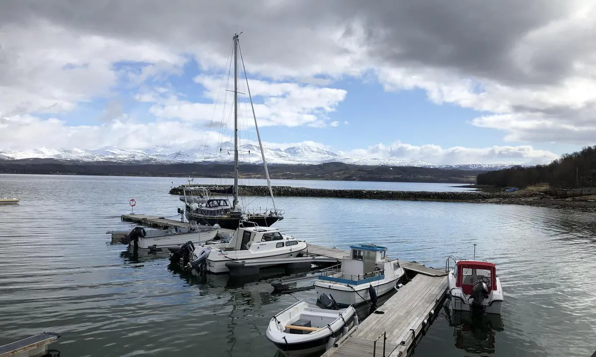 Fjelldal båtforening: {"base": "en", "no": "Gjestebrygge", "se": "G\u00e4stpontoner", "en": "Guest pontoon", "da": "G\u00e6stebro", "fr": "Pontoon d'invit\u00e9s", "de": "G\u00e4stesteg", "es": "Ponton de invitados", "it": "Pontile per ospiti", "pt": "Pont\u00e3o de visitantes", "nl": "Gastponton", "pl": "Ponton dla go\u015bci", "uk": "\u0413\u0456\u0441\u0442\u044c\u043e\u0432\u0438\u0439 \u043f\u0456\u0440\u0441", "ro": "Pontoon pentru oaspe\u021bi", "tr": "Misafir pontonu", "el": "\u03a0\u03c1\u03bf\u03b2\u03bb\u03ae\u03c4\u03b1 \u03b5\u03c0\u03b9\u03c3\u03ba\u03b5\u03c0\u03c4\u03ce\u03bd", "cs": "Hostuj\u00edc\u00ed ponton", "hu": "Vend\u00e9gpontoon", "fi": "Vieraslaituri", "bg": "\u041f\u043e\u043d\u0442\u043e\u043d \u0437\u0430 \u0433\u043e\u0441\u0442\u0438", "sr": "Gostinski ponton", "et": "K\u00fclalisponton", "lv": "Viesu pontons", "lt": "Sve\u010di\u0173 pontonas"}