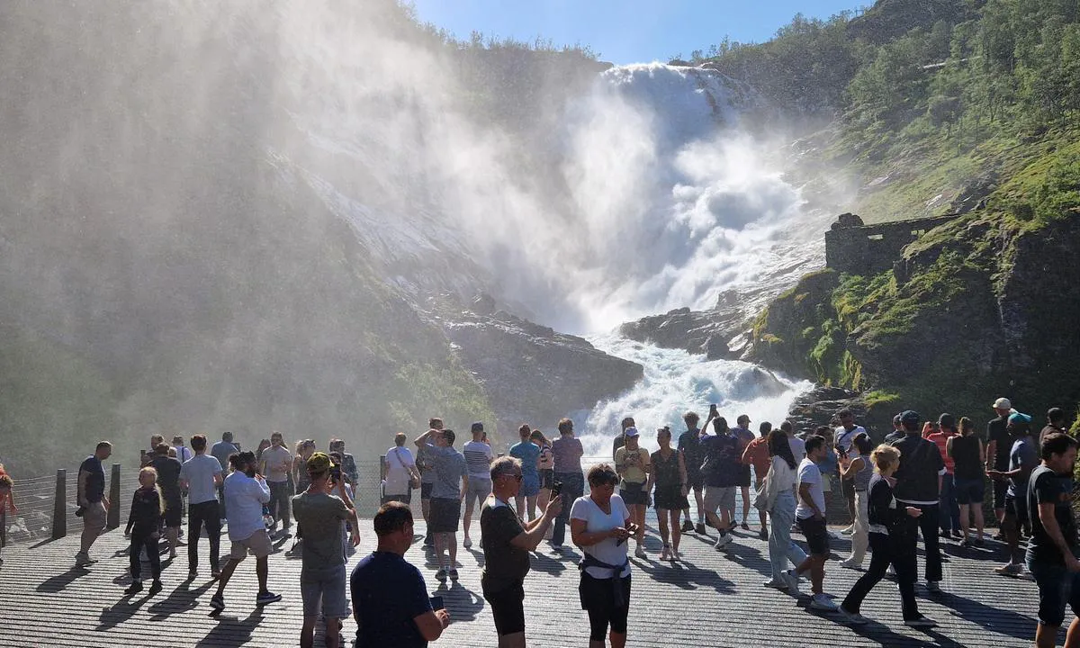 Flåm Gjestehavn: {"base": "no", "no": "P\u00e5 Fl\u00e5msbanen p\u00e5 vei opp mot Myrdal stasjon", "se": "P\u00e5 Fl\u00e5msbanan p\u00e5 v\u00e4g upp mot Myrdal station", "en": "On the Fl\u00e5m Railway on the way up towards Myrdal station", "da": "P\u00e5 Fl\u00e5msbanen p\u00e5 vej op mod Myrdal station", "fr": "Sur le Fl\u00e5msbana en route vers la station de Myrdal", "de": "Auf der Fl\u00e5msbahn auf dem Weg hinauf zur Station Myrdal", "es": "En el tren Fl\u00e5msbana en direcci\u00f3n a la estaci\u00f3n de Myrdal", "it": "Sulla Fl\u00e5msbana in direzione della stazione di Myrdal", "pt": "Na Fl\u00e5msbana a caminho da esta\u00e7\u00e3o de Myrdal", "nl": "Op de Fl\u00e5msbana op weg naar station Myrdal", "pl": "Na Fl\u00e5msbanen w drodze w g\u00f3r\u0119 do stacji Myrdal", "uk": "<p>\u041d\u0430 <strong>Fl\u00e5msbanen</strong> \u0434\u043e\u0440\u043e\u0433\u043e\u044e \u0434\u043e \u0441\u0442\u0430\u043d\u0446\u0456\u0457 Myrdal</p>", "ro": "Pe Drumul Fl\u00e5m \u00een drumul s\u0103u spre gara Myrdal", "tr": "Fl\u00e5m Demiryolu'nda Myrdal \u0130stasyonu'na do\u011fru ilerlerken", "el": "\u03a3\u03c4\u03b7 \u03c3\u03b9\u03b4\u03b7\u03c1\u03bf\u03b4\u03c1\u03bf\u03bc\u03b9\u03ba\u03ae \u03b3\u03c1\u03b1\u03bc\u03bc\u03ae \u03a6\u03bb\u03bf\u03bc\u03c2 \u03c0\u03c1\u03bf\u03c2 \u03c4\u03bf \u03c3\u03c4\u03b1\u03b8\u03bc\u03cc \u039c\u03cd\u03c1\u03bd\u03c4\u03b1\u03bb", "cs": "Na \u017eeleznici Fl\u00e5msbana na cest\u011b k stanici Myrdal", "hu": "A Fl\u00e5msbanen-en a Myrdal \u00e1llom\u00e1s fel\u00e9 vezet\u0151 \u00faton", "fi": "Fl\u00e5msbanalla matkalla yl\u00f6s kohti Myrdal-asemaa", "bg": "\u041d\u0430 \u0424\u043b\u0430\u043c\u0441\u0431\u0430\u043d\u0435\u043d, \u043d\u0430 \u043f\u044a\u0442 \u043a\u044a\u043c \u0433\u0430\u0440\u0430 \u041c\u044e\u0440\u0434\u0430\u043b", "sr": "Na Fl\u00e5mskoj \u017eeleznici na putu ka stanici Mirdal", "et": "Fl\u00e5mi raudteel teel \u00fcles Myrdali jaama poole", "lv": "Ar Fl\u00e5msb\u0101n\u012bti ce\u013c\u0101 uz Myrdal staciju", "lt": "Fl\u00e5msbanos kelyje, kylant link Myrdal stoties"}