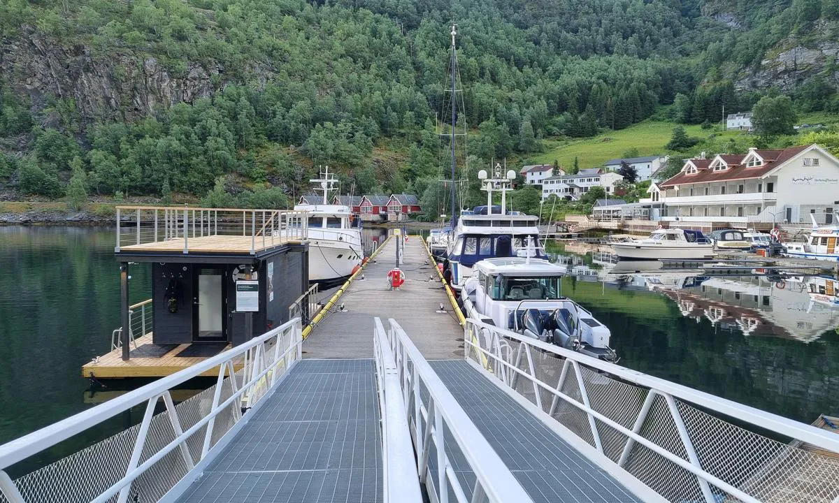 Flåm Gjestehavn: Gjestebrygge, betaling i Gomarina. Badstue innerst på brygga