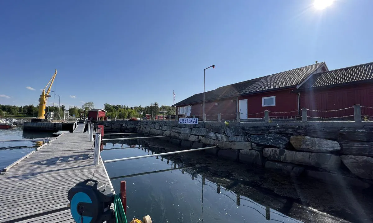 Flatset Småbåtlag: Servicebygg med dusj, toalett, vaskemaskin., hjertestarter. Her er også tilkobling for landstrøm på brygga. Vann lett tilgjengelig.