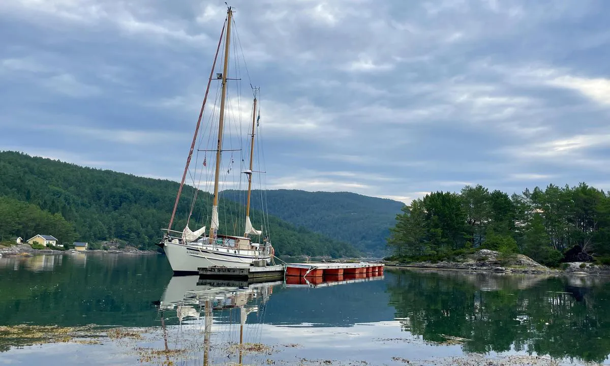 Fløholmen: {"base": "en", "no": "Flytebryggen er ikke koblet til land", "se": "Pontonen \u00e4r inte ansluten till stranden", "en": "The pontoon is not connected to the shore", "da": "Pontonbroen er ikke forbundet til kysten", "fr": "Le ponton n'est pas reli\u00e9 \u00e0 la rive", "de": "Der Schwimmsteg ist nicht mit dem Ufer verbunden", "es": "El pont\u00f3n no est\u00e1 conectado a la costa", "it": "Il pontile non \u00e8 collegato alla riva", "pt": "O pont\u00e3o n\u00e3o est\u00e1 ligado \u00e0 costa", "nl": "De ponton is niet verbonden met de wal", "pl": "Ponton nie jest po\u0142\u0105czony z brzegiem", "uk": "\u041f\u043e\u043d\u0442\u043e\u043d \u043d\u0435 \u0437'\u0454\u0434\u043d\u0430\u043d\u0438\u0439 \u0437 \u0431\u0435\u0440\u0435\u0433\u043e\u043c", "ro": "Pontoonul nu este conectat la mal", "tr": "Pontoon k\u0131y\u0131ya ba\u011fl\u0131 de\u011fil", "el": "\u0397 \u03c0\u03bb\u03c9\u03c4\u03ae \u03c0\u03c1\u03bf\u03b2\u03bb\u03ae\u03c4\u03b1 \u03b4\u03b5\u03bd \u03b5\u03af\u03bd\u03b1\u03b9 \u03c3\u03c5\u03bd\u03b4\u03b5\u03b4\u03b5\u03bc\u03ad\u03bd\u03b7 \u03bc\u03b5 \u03c4\u03b7\u03bd \u03b1\u03ba\u03c4\u03ae", "cs": "Pontony nejsou p\u0159ipojeny k pob\u0159e\u017e\u00ed", "hu": "A ponton nincs \u00f6sszek\u00f6tve a parttal", "fi": "Ponttooni ei ole yhdistetty rannalle", "bg": "\u041f\u043e\u043d\u0442\u043e\u043d\u044a\u0442 \u043d\u0435 \u0435 \u0441\u0432\u044a\u0440\u0437\u0430\u043d \u0441 \u0431\u0440\u0435\u0433\u0430", "sr": "Pontonski most nije povezan sa obalom", "et": "Pontoon ei ole \u00fchendatud kaldaga", "lv": "Pontons nav savienots ar krastu", "lt": "Pontonin\u0117 prieplauka n\u0117ra sujungta su krantu"}