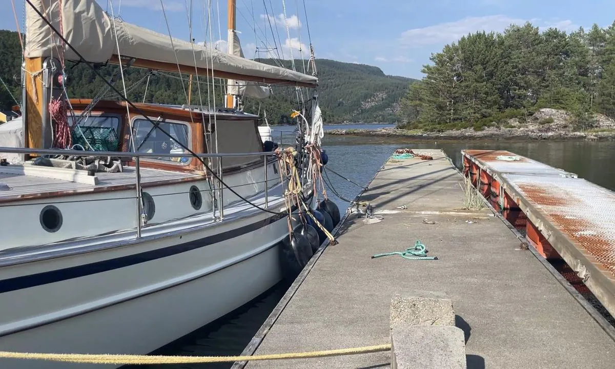 Fløholmen: {"base": "en", "no": "Det er en flytebrygge n\u00e5 p\u00e5 en dybde av 5 meter. Vet ikke om det er midlertidig.", "se": "Det finns en ponton nu p\u00e5 ett djup av 5 meter. Vet inte om det \u00e4r tillf\u00e4lligt.", "en": "There is a pontoon now on a depth of 5 meters. Don\u2019t know if it\u2019s temporary.", "da": "Der er nu en ponton p\u00e5 en dybde af 5 meter. Ved ikke om det er midlertidigt.", "fr": "Il y a maintenant un ponton \u00e0 une profondeur de 5 m\u00e8tres. Je ne sais pas si c'est temporaire.", "de": "Es gibt jetzt einen Ponton in einer Tiefe von 5 Metern. Ob es vor\u00fcbergehend ist, wei\u00df ich nicht.", "es": "Hay un pont\u00f3n ahora a una profundidad de 5 metros. No s\u00e9 si es temporal.", "it": "Ora c'\u00e8 un pontone a una profondit\u00e0 di 5 metri. Non so se sia temporaneo.", "pt": "Agora h\u00e1 um pont\u00e3o a uma profundidade de 5 metros. N\u00e3o sei se \u00e9 tempor\u00e1rio.", "nl": "Er is nu een ponton op een diepte van 5 meter. Weet niet of het tijdelijk is.", "pl": "Na g\u0142\u0119boko\u015bci 5 metr\u00f3w znajduje si\u0119 obecnie p\u0142ywaj\u0105cy pomost. Nie wiem, czy jest to tymczasowe.", "uk": "\u0422\u0435\u043f\u0435\u0440 \u043d\u0430 \u0433\u043b\u0438\u0431\u0438\u043d\u0456 5 \u043c\u0435\u0442\u0440\u0456\u0432 \u0454 \u043f\u043e\u043d\u0442\u043e\u043d. \u041d\u0435 \u0437\u043d\u0430\u044e, \u0447\u0438 \u0446\u0435 \u0442\u0438\u043c\u0447\u0430\u0441\u043e\u0432\u043e.", "ro": "Exist\u0103 acum un ponton la o ad\u00e2ncime de 5 metri. Nu \u0219tiu dac\u0103 este temporar.", "tr": "\u015eimdi 5 metre derinli\u011finde bir ponton var. Ge\u00e7ici olup olmad\u0131\u011f\u0131n\u0131 bilmiyoruz.", "el": "\u03a5\u03c0\u03ac\u03c1\u03c7\u03b5\u03b9 \u03bc\u03b9\u03b1 \u03c0\u03bb\u03c9\u03c4\u03ae \u03b1\u03c0\u03bf\u03b2\u03ac\u03b8\u03c1\u03b1 \u03c4\u03ce\u03c1\u03b1 \u03c3\u03b5 \u03b2\u03ac\u03b8\u03bf\u03c2 5 \u03bc\u03ad\u03c4\u03c1\u03c9\u03bd. \u0394\u03b5\u03bd \u03be\u03ad\u03c1\u03c9 \u03b1\u03bd \u03b5\u03af\u03bd\u03b1\u03b9 \u03c0\u03c1\u03bf\u03c3\u03c9\u03c1\u03b9\u03bd\u03ae.", "cs": "Nyn\u00ed je tam ponton v hloubce 5 metr\u016f. Nev\u00edm, jestli je to do\u010dasn\u00e9.", "hu": "Most van egy \u00fasz\u00f3ponton 5 m\u00e9teres m\u00e9lys\u00e9gben. Nem tudom, hogy ideiglenes-e.", "fi": "Nyt siell\u00e4 on ponttoni 5 metrin syvyydess\u00e4. En tied\u00e4, onko se tilap\u00e4inen.", "bg": "\u0412\u0435\u0447\u0435 \u0438\u043c\u0430 \u043f\u043e\u043d\u0442\u043e\u043d \u043d\u0430 \u0434\u044a\u043b\u0431\u043e\u0447\u0438\u043d\u0430 \u043e\u0442 5 \u043c\u0435\u0442\u0440\u0430. \u041d\u0435 \u0437\u043d\u0430\u043c \u0434\u0430\u043b\u0438 \u0435 \u0432\u0440\u0435\u043c\u0435\u043d\u043d\u043e.", "sr": "Sada postoji ponton na dubini od 5 metara. Ne znam da li je privremeno.", "et": "Praegu on 5-meetri s\u00fcgavusel pontoon. Ei tea, kas see on ajutine.", "lv": "Tagad ir pontons 5 metru dzi\u013cum\u0101. Nezinu, vai tas ir uz laiku.", "lt": "Dabar yra pontonas 5 metr\u0173 gylyje. Ne\u017einau, ar tai laikina."}