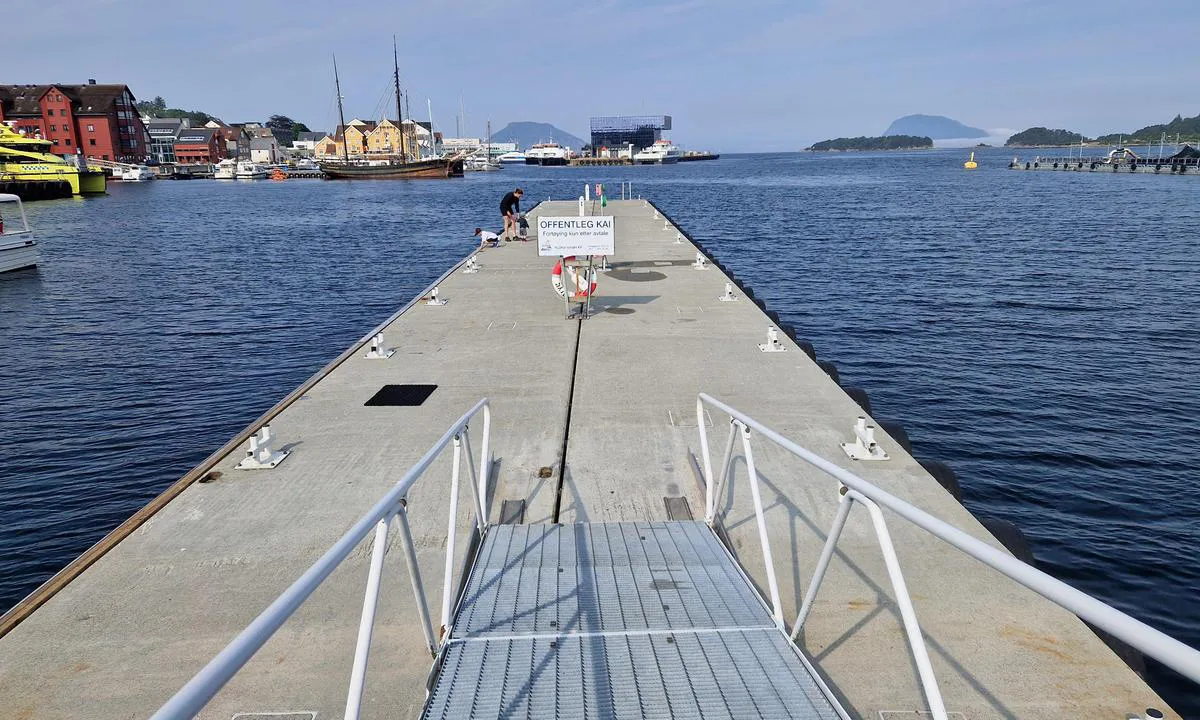 Florø Rema 1000: There is a large floating quay that can received heavy boats just near the other pontoon. 
You can reserve it by calling the town office.
Can be a good backup also.
Tlf: +47 57 75 67 40 
E-post: hamn@kinn.kommune.no