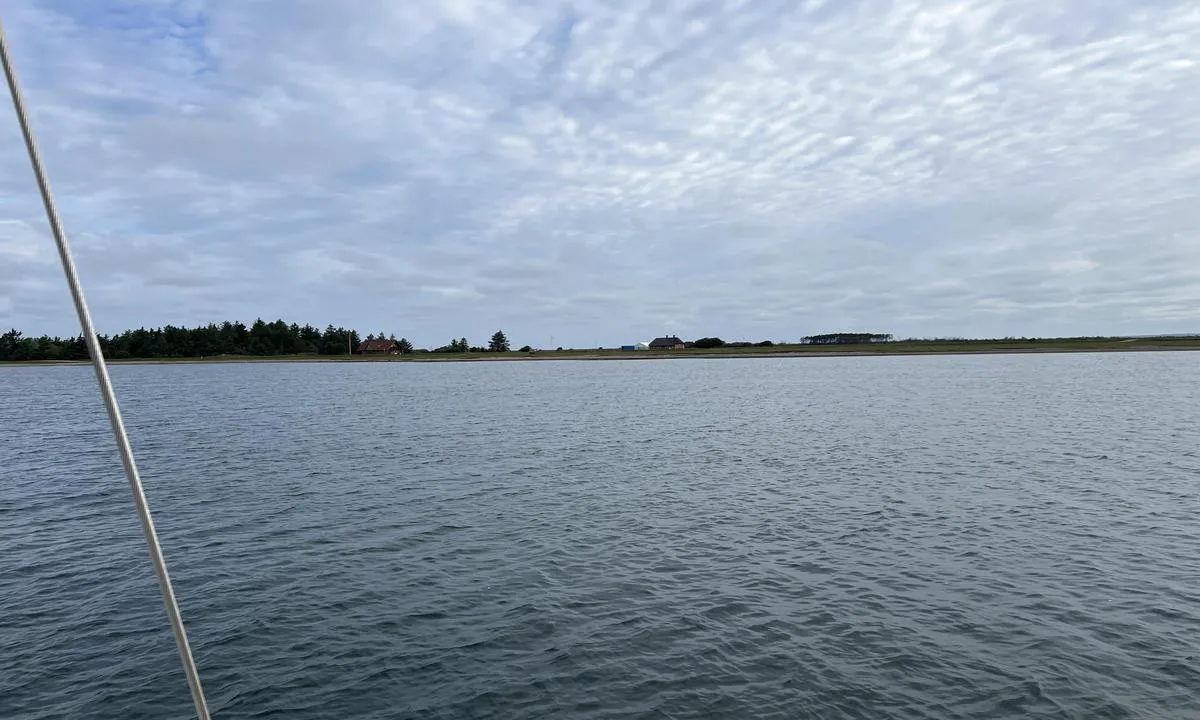 Follup Odde bouy: {"base": "de", "no": "Utsikt > N fra b\u00f8yen", "se": "Utsikt > N fr\u00e5n boj", "en": "View > N from buoy", "da": "Udsigt > N fra b\u00f8je ud", "fr": "Vue > N depuis la bou\u00e9e", "de": "Blick > N von Boje aus", "es": "Vista > N desde la boya", "it": "Vista > N dalla boa fuori", "pt": "Vista > N da boia", "nl": "Uitzicht > N vanaf boei vandaan", "pl": "Widok > N od boi", "uk": "\u0412\u0438\u0434 > \u043f\u043d \u0432\u0456\u0434 \u0431\u0443\u044f", "ro": "Privire > N de la geamandur\u0103", "tr": "G\u00f6r\u00fcn\u00fcm > \u015eamand\u0131ra'dan K y\u00f6n\u00fc", "el": "\u0398\u03ad\u03b1 > \u0392 \u03b1\u03c0\u03cc \u03c4\u03bf\u03bd \u03c0\u03bb\u03c9\u03c4\u03ae\u03c1\u03b1", "cs": "Pohled > N od b\u00f3je", "hu": "Kil\u00e1t\u00e1s > \u00c9-i ir\u00e1nyban a b\u00f3j\u00e1t\u00f3l", "fi": "Katseet > N poijun suuntaan", "bg": "\u0413\u043b\u0435\u0434\u043a\u0430 > N \u043e\u0442 \u0431\u0443\u0439", "sr": "Pogled > N od bove", "et": "Vaade > N poi juurest", "lv": "Skats > N no bojas \u0101r\u0101", "lt": "Vaizdas > N nuo pl\u016bduro"}