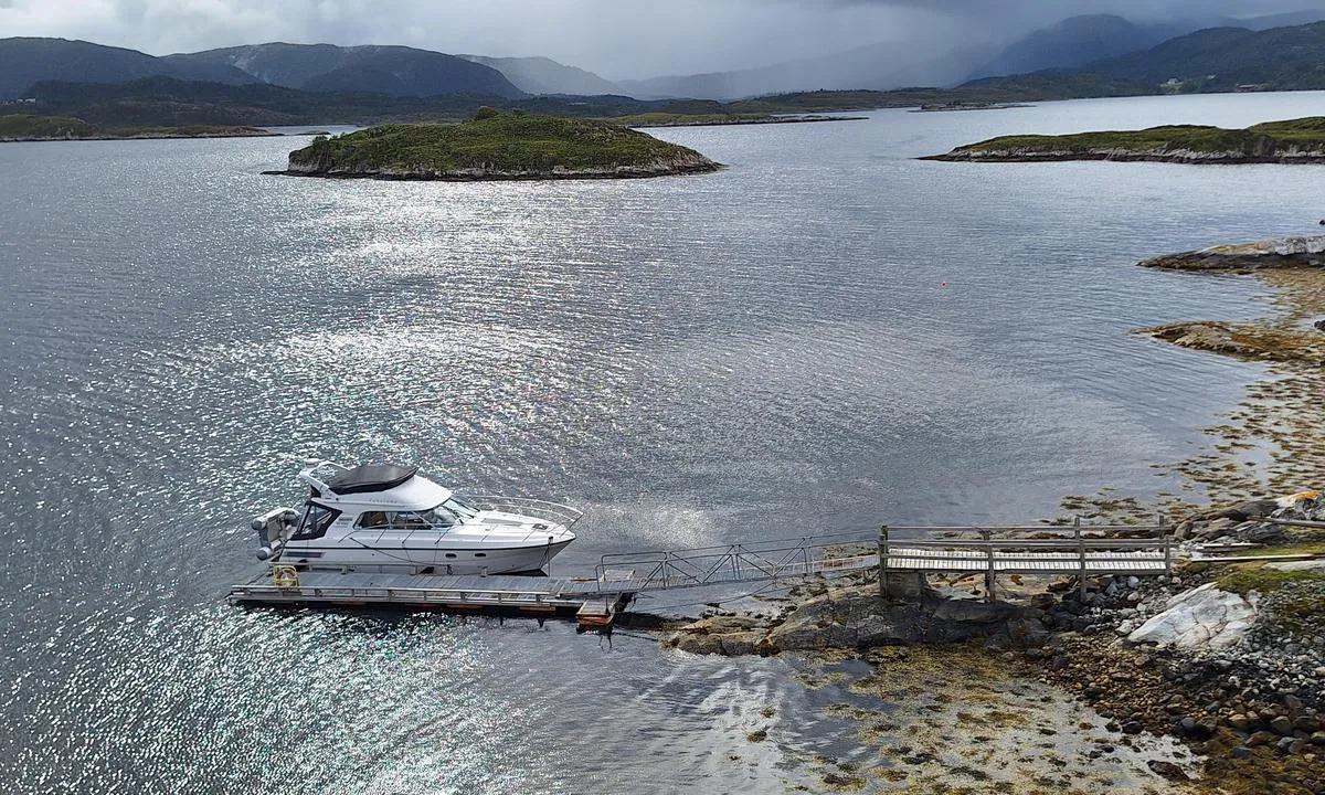 Forøya Friluftslivsområde: {"base": "no", "no": "Litt d\u00e5rlig flytebrygge, men g\u00e5r fint med b\u00e5ter longside p\u00e5 begge sider.", "se": "Lite d\u00e5lig flytbrygga, men g\u00e5r fint med b\u00e5tar l\u00e5ngsides p\u00e5 b\u00e5da sidor.", "en": "Slightly poor floating dock, but boats can easily be moored alongside on both sides.", "da": "Lidt d\u00e5rlig flydebro, men g\u00e5r fint med b\u00e5de langs begge sider.", "fr": "Pontons flottants un peu d\u00e9labr\u00e9s, mais les bateaux peuvent s'amarrer de chaque c\u00f4t\u00e9 en longside.", "de": "Etwas schlechter Schwimmsteg, aber es funktioniert gut mit Booten l\u00e4ngsseits auf beiden Seiten.", "es": "Un poco de muelle flotante en mal estado, pero est\u00e1 bien con barcos lado a lado en ambos lados.", "it": "Pontile galleggiante un po' malconcio, ma va bene con le barche in lungomare su entrambi i lati.", "pt": "Cais flutuante um pouco prec\u00e1rio, mas acomoda bem barcos atracados lateralmente em ambos os lados.", "nl": "Een iets slechte drijvende steiger, maar aanleggen langs beide zijden gaat prima.", "pl": "Troch\u0119 z\u0142a p\u0142ywaj\u0105ca przysta\u0144, ale dobrze idzie z \u0142odziami longside po obu stronach.", "uk": "\u0414\u043e\u0441\u0438\u0442\u044c \u043f\u043e\u0433\u0430\u043d\u0430 \u043f\u043b\u0430\u0432\u0443\u0447\u0430 \u043f\u0440\u0438\u0441\u0442\u0430\u043d\u044c, \u0430\u043b\u0435 \u043d\u043e\u0440\u043c\u0430\u043b\u044c\u043d\u043e \u043f\u0440\u0438\u0448\u0432\u0430\u0440\u0442\u0443\u0432\u0430\u0442\u0438\u0441\u044f \u0431\u043e\u043a\u043e\u043c \u0441\u0443\u0434\u043d\u0430\u043c\u0438 \u0437 \u043e\u0431\u043e\u0445 \u0441\u0442\u043e\u0440\u0456\u043d.", "ro": "Digul plutitor este cam precar, dar se poate acosta bine cu b\u0103rcile de-a lungul pe ambele p\u0103r\u021bi.", "tr": "Biraz k\u00f6t\u00fc y\u00fczer iskele, ama her iki yanda da teknelerle yan yana durmak iyi gidiyor.", "el": "\u039b\u03af\u03b3\u03bf \u03ba\u03b1\u03ba\u03ae \u03c0\u03bb\u03c9\u03c4\u03ae \u03c0\u03c1\u03bf\u03b2\u03bb\u03ae\u03c4\u03b1, \u03b1\u03bb\u03bb\u03ac \u03b5\u03af\u03bd\u03b1\u03b9 \u03ba\u03b1\u03bb\u03cc \u03bc\u03b5 \u03c3\u03ba\u03ac\u03c6\u03b7 longside \u03ba\u03b1\u03b9 \u03c3\u03c4\u03b9\u03c2 \u03b4\u03cd\u03bf \u03c0\u03bb\u03b5\u03c5\u03c1\u03ad\u03c2.", "cs": "Trochu \u0161patn\u00e9 plovouc\u00ed molo, ale lod\u011b mohou bez probl\u00e9mu kotvit vedle sebe na obou stran\u00e1ch.", "hu": "Egy kiss\u00e9 rossz min\u0151s\u00e9g\u0171 \u00fasz\u00f3ponton, de a haj\u00f3k mindk\u00e9t oldalon hossz\u00favonalban kik\u00f6thet\u0151k.", "fi": "Hieman huonokuntoinen kelluva laituri, mutta toimii hyvin, kun veneet kiinnittyv\u00e4t pitkitt\u00e4in kummallekin puolelle.", "bg": "\u041c\u0430\u043b\u043a\u043e \u0441\u0442\u0430\u0440 \u043a\u0435\u0439, \u043d\u043e \u0441\u0442\u0430\u0432\u0430 \u0434\u043e\u0431\u0440\u0435 \u0437\u0430 \u043b\u043e\u0434\u043a\u0438, \u0440\u0430\u0437\u043f\u043e\u043b\u043e\u0436\u0435\u043d\u0438 \u043e\u0442 \u0434\u0432\u0435\u0442\u0435 \u0441\u0442\u0440\u0430\u043d\u0438 \u043d\u0430 \u0434\u044a\u043b\u0436\u0438\u043d\u0430\u0442\u0430.", "sr": "Malo lo\u0161 plutaju\u0107i gat, ali u redu je za brodove koji mogu da pristaju uz obe strane.", "et": "Natuke kehv ujuvkai, kuid m\u00f5lemale poole longside paate on okei panna.", "lv": "Nedaudz slikti peldo\u0161ie piest\u0101tnes, bet ku\u0123i gareniski var nost\u0101ties no ab\u0101m pus\u0113m.", "lt": "\u0160iek tiek prasta pl\u016bduriuojan\u010dioji krantin\u0117, bet abiejose pus\u0117se puikiai tinka laivams \u0161vartuotis i\u0161ilgai."}