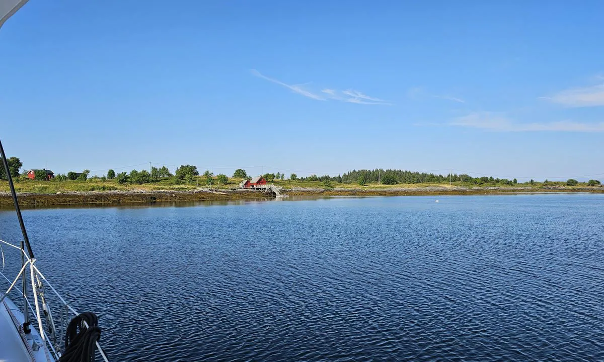 Forøya: {"base": "no", "no": "Sannsynligvis en fort\u00f8yningsb\u00f8ye for fritidsboligen som sees lengre inn.", "se": "F\u00f6rmodligen en f\u00f6rt\u00f6jningsboj f\u00f6r fritidshuset som syns l\u00e4ngre in.", "en": "Probably a mooring buoy for the holiday home seen further in.", "da": "Sandsynligvis en fort\u00f8jringsb\u00f8je for fritidsboligen som ses l\u00e6ngere inde.", "fr": "Probablement une bou\u00e9e d'amarrage pour la maison de vacances que l'on voit plus loin \u00e0 l'int\u00e9rieur.", "de": "Wahrscheinlich eine Festmachertonne f\u00fcr das Ferienhaus, das weiter innen zu sehen ist.", "es": "Probablemente una boya de amarre para la residencia de vacaciones que se ve m\u00e1s adentro.", "it": "Probabilmente una boa di ormeggio per la residenza estiva che si vede pi\u00f9 all'interno.", "pt": "Provavelmente uma boia de amarra\u00e7\u00e3o para a casa de f\u00e9rias que pode ser vista mais para dentro.", "nl": "Waarschijnlijk een aanmeerv boei voor het vakantiehuis die verder naar binnen te zien is.", "pl": "Prawdopodobnie boja cumownicza dla domu letniskowego, kt\u00f3ry wida\u0107 dalej w g\u0142\u0105b.", "uk": "\u0419\u043c\u043e\u0432\u0456\u0440\u043d\u043e, \u0448\u0432\u0430\u0440\u0442\u043e\u0432\u0438\u0439 \u0431\u0443\u0439 \u0434\u043b\u044f \u0434\u0430\u0447\u0456, \u044f\u043a\u0443 \u0432\u0438\u0434\u043d\u043e \u0434\u0430\u043b\u0456 \u0432\u0441\u0435\u0440\u0435\u0434\u0438\u043d\u0456.", "ro": "Probabil o geamandur\u0103 pentru acostare destinat\u0103 casei de vacan\u021b\u0103 care se vede mai \u00een interior.", "tr": "Muhtemelen i\u00e7eride g\u00f6r\u00fclen tatil evinin ba\u011flama \u015famand\u0131ras\u0131.", "el": "\u03a0\u03b9\u03b8\u03b1\u03bd\u03cc\u03c4\u03b1\u03c4\u03b1 \u03ad\u03bd\u03b1 \u03b1\u03b3\u03ba\u03c5\u03c1\u03bf\u03b2\u03cc\u03bb\u03b9\u03bf \u03b3\u03b9\u03b1 \u03c4\u03b7\u03bd \u03b5\u03be\u03bf\u03c7\u03b9\u03ba\u03ae \u03ba\u03b1\u03c4\u03bf\u03b9\u03ba\u03af\u03b1 \u03c0\u03bf\u03c5 \u03c6\u03b1\u03af\u03bd\u03b5\u03c4\u03b1\u03b9 \u03c0\u03b9\u03bf \u03bc\u03ad\u03c3\u03b1.", "cs": "Pravd\u011bpodobn\u011b kotevn\u00ed b\u00f3je pro rekrea\u010dn\u00ed objekt, kter\u00fd je vid\u011bt d\u00e1le uvnit\u0159.", "hu": "Val\u00f3sz\u00edn\u0171leg egy kik\u00f6t\u0151b\u00f3ja a t\u00e1volabb l\u00e1that\u00f3 \u00fcd\u00fcl\u0151h\u00e1zhoz.", "fi": "Todenn\u00e4k\u00f6isesti kiinnityspoiju, joka kuuluu kauempana sis\u00e4ll\u00e4 olevaan vapaa-ajan asuntoon.", "bg": "\u0412\u0435\u0440\u043e\u044f\u0442\u043d\u043e \u0435 \u0448\u0430\u043c\u0430\u043d\u0434\u0443\u0440\u0430 \u0437\u0430 \u0430\u043a\u043e\u0441\u0442\u0438\u0440\u0430\u043d\u0435 \u0437\u0430 \u0432\u0430\u043a\u0430\u043d\u0446\u0438\u043e\u043d\u043d\u0430\u0442\u0430 \u043a\u044a\u0449\u0430, \u043a\u043e\u044f\u0442\u043e \u0441\u0435 \u0432\u0438\u0436\u0434\u0430 \u043f\u043e-\u043d\u0430\u0432\u044a\u0442\u0440\u0435.", "sr": "\u0412\u0435\u0440\u043e\u0432\u0430\u0442\u043d\u043e \u0431\u043e\u0432\u0430 \u0437\u0430 \u0432\u0435\u0437\u0438\u0432\u0430\u045a\u0435 \u0437\u0430 \u0432\u0438\u043a\u0435\u043d\u0434\u0438\u0446\u0443 \u043a\u043e\u0458\u0430 \u0441\u0435 \u0432\u0438\u0434\u0438 \u0434\u0443\u0431\u0459\u0435 \u0443\u043d\u0443\u0442\u0440\u0430.", "et": "T\u00f5en\u00e4oliselt vaba aja veetmise maja sildumispoid, mida n\u00e4eb kaugemal seespool.", "lv": "Iesp\u0113jams, ka t\u0101 ir piest\u0101tnes boja atp\u016btas m\u0101jai, kas redzama t\u0101l\u0101k iek\u0161zem\u0113.", "lt": "Tikriausiai \u0161vartavimo pl\u016bduras prie poilsio nam\u0173, matom\u0173 toliau."}