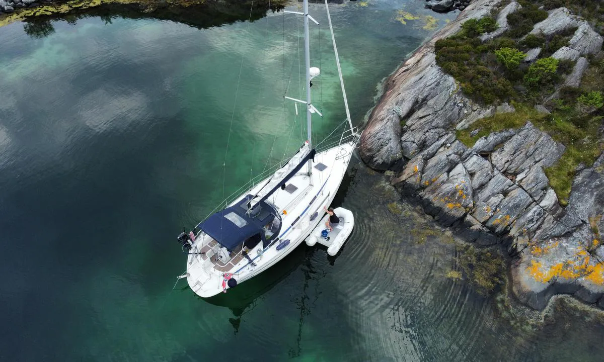 Forøyno: {"base": "no", "no": "S/Y Senja ved F\u00e5r\u00f8ya.", "se": "S/Y Senja vid F\u00e5r\u00f6ya.", "en": "S/Y Senja at F\u00e5r\u00f8ya.", "da": "S/Y Senja ved F\u00e5r\u00f8ya.", "fr": "S/Y Senja \u00e0 F\u00e5r\u00f8ya.", "de": "S/Y Senja bei F\u00e5r\u00f8ya.", "es": "S/Y Senja en F\u00e5r\u00f8ya.", "it": "S/Y Senja presso F\u00e5r\u00f8ya.", "pt": "S/Y Senja em F\u00e5r\u00f8ya.", "nl": "S/Y Senja bij F\u00e5r\u00f8ya.", "pl": "S/Y Senja przy F\u00e5r\u00f8ya.", "uk": "S/Y Senja \u0431\u0456\u043b\u044f \u043e\u0441\u0442\u0440\u043e\u0432\u0430 \u0424\u0430\u0440\u043e\u044f.", "ro": "S/Y Senja la F\u00e5r\u00f8ya.", "tr": "S/Y Senja, F\u00e5r\u00f8ya a\u00e7\u0131klar\u0131nda.", "el": "S/Y Senja \u03c3\u03c4\u03bf F\u00e5r\u00f8ya.", "cs": "Jachta Senja u ostrova F\u00e5r\u00f8ya.", "hu": "S/Y Senja a F\u00e5r\u00f8ya-n\u00e1l.", "fi": "S/Y Senja F\u00e5r\u00f8yan saarella.", "bg": "\u042f\u0445\u0442\u0430 S/Y \u0421\u0435\u043d\u044f \u043f\u0440\u0438 \u043e\u0441\u0442\u0440\u043e\u0432 \u0424\u044c\u043e\u0440\u044c\u043e\u044f.", "sr": "S/Y Senja kod Far\u00f8ja.", "et": "S/Y Senja F\u00e5r\u00f8ya juures.", "lv": "Jahta Senja pie F\u00e5r\u00f8yas.", "lt": "J/C Senja \u0161alia F\u00e5r\u00f8ya."}