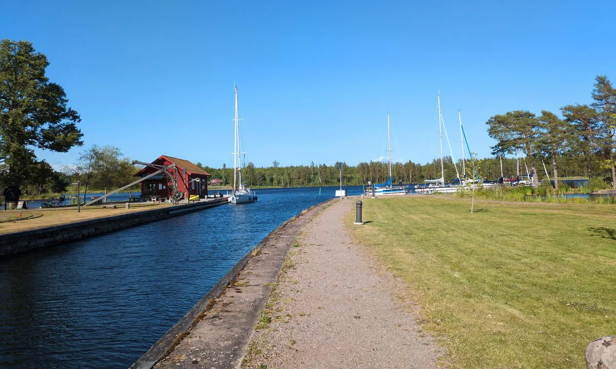 Forsvik: {"base": "se", "no": "Bilde fra slusen, butikken til venstre", "se": "Bild fr\u00e5n slussen, aff\u00e4ren till v\u00e4nster", "en": "Image from the lock, the store to the left", "da": "Billede fra slusen, butikken til venstre", "fr": "Image de l'\u00e9cluse, le magasin \u00e0 gauche", "de": "Bild von der Schleuse, Gesch\u00e4ft auf der linken Seite", "es": "Imagen del esclusa, la tienda a la izquierda", "it": "Immagine dalla chiusa, negozio a sinistra", "pt": "Imagem da eclusa, a loja \u00e0 esquerda", "nl": "Afbeelding van de sluis, de winkel aan de linkerzijde", "pl": "<p>Zdj\u0119cie ze \u015bluzy, sklep po lewej stronie</p>", "uk": "\u0417\u043e\u0431\u0440\u0430\u0436\u0435\u043d\u043d\u044f \u0437 \u0448\u043b\u044e\u0437\u0443, \u043c\u0430\u0433\u0430\u0437\u0438\u043d \u0437\u043b\u0456\u0432\u0430", "ro": "Imagine de la ecluz\u0103, magazinul \u00een st\u00e2nga", "tr": "Kanal\u0131n g\u00f6r\u00fcnt\u00fcs\u00fc, ma\u011faza solda", "el": "\u0395\u03b9\u03ba\u03cc\u03bd\u03b1 \u03b1\u03c0\u03cc \u03c4\u03b7\u03bd \u03c0\u03cd\u03bb\u03b7, \u03c4\u03bf \u03ba\u03b1\u03c4\u03ac\u03c3\u03c4\u03b7\u03bc\u03b1 \u03c3\u03c4\u03b1 \u03b1\u03c1\u03b9\u03c3\u03c4\u03b5\u03c1\u03ac", "cs": "Obr\u00e1zek ze zdymadla, obchod vlevo", "hu": "K\u00e9p a zsilipr\u0151l, a bolt balra", "fi": "Kuva sulusta, kauppa vasemmalla", "bg": "\u0421\u043d\u0438\u043c\u043a\u0430 \u043e\u0442 \u0448\u043b\u044e\u0437\u0430, \u043c\u0430\u0433\u0430\u0437\u0438\u043d\u044a\u0442 \u0435 \u0432\u043b\u044f\u0432\u043e", "sr": "<img src='path/to/image.jpg' alt='Slika iz prevodnice, prodavnica s leve strane' />", "et": "Pilt l\u00fc\u00fcsist, kauplus vasakul", "lv": "Att\u0113ls no \u0161\u013c\u016bces, veikals pa kreisi", "lt": "Vaizdas i\u0161 \u0161liuzo, parduotuv\u0117 \u012f kair\u0119"}