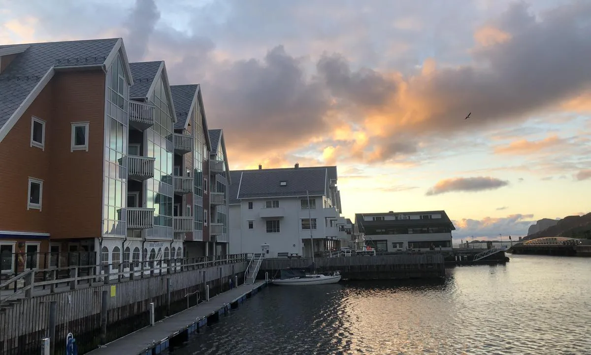 Fosnavåg: På de ytterste bryggene skal man ligge med hekken inn. 
Lenger inn kan man ligge langsmed, men de plassene fylles fort.