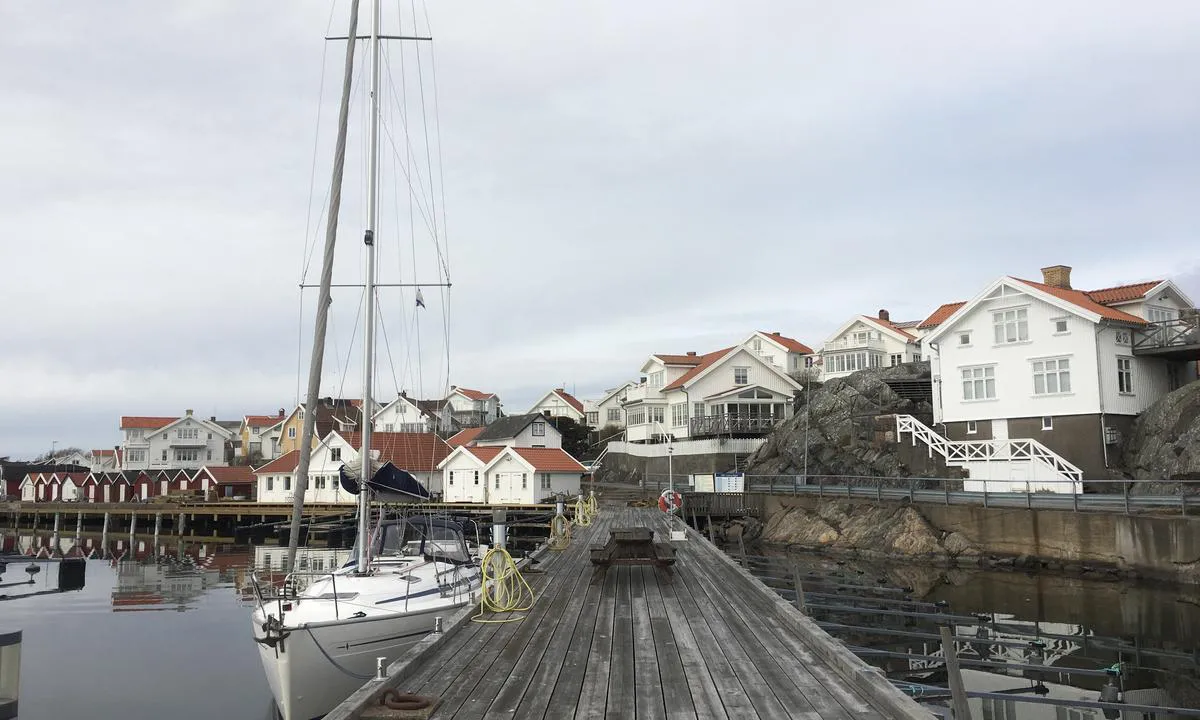 Fotö: {"base": "no", "no": "Steinbrygga p\u00e5 styrbord", "se": "Stenbryggan p\u00e5 styrbord", "en": "Stone dock to starboard", "da": "Stenbryggen p\u00e5 styrbord"}
