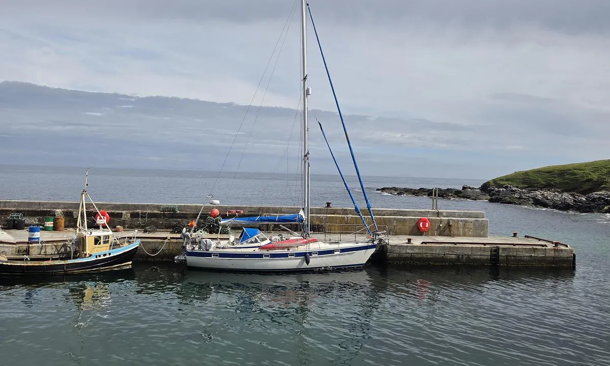Foula: {"base": "no", "no": "Det er grunt innerst og b\u00f8lger ytterst.\r\nP\u00e5 vinteren er ikke havnen trygg da sj\u00f8en g\u00e5r over moloen. Ved \u00f8stlig v\u00e6r kan det bli mye svell.\r\nHvis det kommer cruiseskip som sender zodiac-joller kan de trenger trappen som ligger bak seilb\u00e5ten.", "se": "Det \u00e4r grunt innerst och v\u00e5gor ytterst. P\u00e5 vintern \u00e4r inte hamnen s\u00e4ker d\u00e5 havet g\u00e5r \u00f6ver piren. Vid \u00f6stligt v\u00e4der kan det bli mycket svall. Om det kommer kryssningsfartyg som skickar zodiac-b\u00e5tar kan de beh\u00f6va trappan som ligger bakom segelb\u00e5ten.", "en": "It is shallow at the innermost part and waves at the outer part. In the winter, the harbor is not safe as the sea washes over the breakwater. With easterly weather, there can be a lot of swell. If cruise ships arrive and send zodiac tenders, they might need the stairs located behind the sailboat.", "da": "Det er lavvandet inderst og b\u00f8lger yderst. Om vinteren er havnen ikke sikker, da havet g\u00e5r over molen. Ved \u00f8stlig vejr kan der blive meget d\u00f8nning. Hvis der kommer krydstogtskibe, der sender zodiac-joller, kan de f\u00e5 brug for trappen, som ligger bag sejlb\u00e5den.", "fr": "Il y a peu de fond \u00e0 l'int\u00e9rieur et des vagues \u00e0 l'ext\u00e9rieur. <br> En hiver, le port n'est pas s\u00fbr car la mer passe par-dessus la digue. <br> Par vent d'est, il peut y avoir beaucoup de houle. <br> Si des navires de croisi\u00e8re envoient des zodiacs, ils peuvent avoir besoin de l'escalier situ\u00e9 derri\u00e8re le voilier.", "de": "Es ist seicht am inneren Ende und wellig am \u00e4u\u00dferen Ende.<br>Im Winter ist der Hafen nicht sicher, da die See \u00fcber die Mole geht. Bei \u00f6stlichem Wetter kann es viel Schwell geben.<br>Wenn Kreuzfahrtschiffe kommen, die Zodiac-Beiboote aussenden, k\u00f6nnen sie die Treppe hinter dem Segelboot brauchen.", "es": "Es poco profundo en el interior y hay olas hacia el exterior. En invierno, el puerto no es seguro ya que el mar pasa por encima del malec\u00f3n. Con tiempo del este puede haber bastante oleaje. Si llegan cruceros que env\u00edan lanchas zodiac, pueden necesitar la escalera que se encuentra detr\u00e1s del velero.", "it": "\u00c8 poco profondo nella parte interna e ci sono onde nella parte esterna.<br>In inverno, il porto non \u00e8 sicuro poich\u00e9 il mare supera il molo. Con tempo da est, possono esserci molte onde lunghe.<br>Se arrivano navi da crociera che inviano zattere Zodiac, potrebbero aver bisogno della scala che si trova dietro la barca a vela.", "pt": "\u00c9 raso na parte interna e com ondas na parte externa.<br> No inverno, o porto n\u00e3o \u00e9 seguro, pois o mar passa sobre o molhe. <br> Com o tempo de leste, pode haver muita ondula\u00e7\u00e3o. <br> Se vierem navios de cruzeiro que enviem botes de zodiac, talvez precisem da escada que fica atr\u00e1s do veleiro.", "nl": "Het is ondiep aan de binnenkant en golven aan de buitenkant. In de winter is de haven niet veilig omdat de zee over de golfbreker gaat. Bij oostelijk weer kan er veel deining zijn. Als er cruiseschepen komen die zodiac-sloepen sturen, kunnen ze de trap nodig hebben die achter de zeilboot ligt.", "pl": "We wn\u0119trzu jest p\u0142ytko, a na zewn\u0105trz s\u0105 fale. Zim\u0105 port nie jest bezpieczny, poniewa\u017c morze przechodzi przez falochron. Przy wschodnich wiatrach mo\u017ce dochodzi\u0107 do du\u017cej fali. Je\u015bli przyp\u0142ywa statek wycieczkowy wysy\u0142aj\u0105cy pontony Zodiak, mog\u0105 potrzebowa\u0107 schod\u00f3w znajduj\u0105cych si\u0119 za jachtem \u017caglowym.", "uk": "\u0412 \u043a\u0456\u043d\u0446\u0456 \u043c\u0456\u043b\u043a\u043e, \u0456 \u0445\u0432\u0438\u043b\u0456 \u0437 \u0437\u043e\u0432\u043d\u0456\u0448\u043d\u044c\u043e\u0433\u043e \u0431\u043e\u043a\u0443.<br>\u0412\u0437\u0438\u043c\u043a\u0443 \u0433\u0430\u0432\u0430\u043d\u044c \u043d\u0435 \u0431\u0435\u0437\u043f\u0435\u0447\u043d\u0430, \u043e\u0441\u043a\u0456\u043b\u044c\u043a\u0438 \u043c\u043e\u0440\u0435 \u043d\u0430\u043a\u043e\u0447\u0443\u0454\u0442\u044c\u0441\u044f \u043d\u0430 \u043c\u043e\u043b. \u041f\u0440\u0438 \u0441\u0445\u0456\u0434\u043d\u043e\u043c\u0443 \u0432\u0456\u0442\u0440\u0456 \u043c\u043e\u0436\u0435 \u0431\u0443\u0442\u0438 \u0431\u0430\u0433\u0430\u0442\u043e \u0437\u043b\u0438\u0432.<br>\u042f\u043a\u0449\u043e \u043f\u0440\u0438\u0431\u0443\u0434\u0435 \u043a\u0440\u0443\u0457\u0437\u043d\u0438\u0439 \u043a\u043e\u0440\u0430\u0431\u0435\u043b\u044c, \u044f\u043a\u0438\u0439 \u0432\u0456\u0434\u043f\u0440\u0430\u0432\u043b\u044f\u0454 \u0437\u043e\u0434\u0456\u0430\u043a-\u0447\u043e\u0432\u043d\u0438, \u0432\u043e\u043d\u0438 \u043c\u043e\u0436\u0443\u0442\u044c \u0441\u043a\u043e\u0440\u0438\u0441\u0442\u0430\u0442\u0438\u0441\u044f \u0441\u0445\u043e\u0434\u0430\u043c\u0438 \u0437\u0430 \u0432\u0456\u0442\u0440\u0438\u043b\u044c\u043d\u043e\u044e \u044f\u0445\u0442\u043e\u044e.", "ro": "Apele sunt pu\u021bin ad\u00e2nci \u00een partea interioar\u0103 \u0219i valurile sunt mai puternice \u00een partea exterioar\u0103. <br> Iarna, portul nu este sigur deoarece marea trece peste dig. \u00cen condi\u021bii de vreme dinspre est, pot ap\u0103rea valuri mari.<br> Dac\u0103 vin nave de croazier\u0103 care trimit b\u0103rci zodiac, acestea pot avea nevoie de scara aflat\u0103 \u00een spatele iahtului.", "tr": "\u0130\u00e7 k\u0131s\u0131mda s\u0131\u011fd\u0131r ve d\u0131\u015f k\u0131s\u0131mda dalgal\u0131d\u0131r.<br />K\u0131\u015f\u0131n liman g\u00fcvenli de\u011fildir, deniz mendire\u011fin \u00fczerinden a\u015far. Do\u011fu y\u00f6nl\u00fc havalarda \u00e7ok\u00e7a \u015fi\u015fme olabilir.<br />E\u011fer zodiac botlar g\u00f6nderen bir kruvaziyer gemisi gelirse, yelkenlinin arkas\u0131ndaki merdiveni kullanmalar\u0131 gerekebilir.", "el": "To \u03b2\u03ac\u03b8\u03bf\u03c2 \u03bc\u03b5\u03b9\u03ce\u03bd\u03b5\u03c4\u03b1\u03b9 \u03c0\u03c1\u03bf\u03c2 \u03c4\u03b7\u03bd \u03b5\u03c3\u03ce\u03c4\u03b5\u03c1\u03b7 \u03c0\u03b5\u03c1\u03b9\u03bf\u03c7\u03ae \u03ba\u03b1\u03b9 \u03c5\u03c0\u03ac\u03c1\u03c7\u03bf\u03c5\u03bd \u03ba\u03cd\u03bc\u03b1\u03c4\u03b1 \u03c3\u03c4\u03b7\u03bd \u03b5\u03be\u03c9\u03c4\u03b5\u03c1\u03b9\u03ba\u03ae \u03c0\u03bb\u03b5\u03c5\u03c1\u03ac. \u03a4\u03bf\u03bd \u03c7\u03b5\u03b9\u03bc\u03ce\u03bd\u03b1 \u03c4\u03bf \u03bb\u03b9\u03bc\u03ac\u03bd\u03b9 \u03b4\u03b5\u03bd \u03b5\u03af\u03bd\u03b1\u03b9 \u03b1\u03c3\u03c6\u03b1\u03bb\u03ad\u03c2 \u03ba\u03b1\u03b8\u03ce\u03c2 \u03b7 \u03b8\u03ac\u03bb\u03b1\u03c3\u03c3\u03b1 \u03c0\u03b5\u03c1\u03bd\u03ac \u03c0\u03ac\u03bd\u03c9 \u03b1\u03c0\u03cc \u03c4\u03bf\u03bd \u03bc\u03cc\u03bb\u03bf. \u03a3\u03b5 \u03b1\u03bd\u03b1\u03c4\u03bf\u03bb\u03b9\u03ba\u03bf\u03cd\u03c2 \u03b1\u03bd\u03ad\u03bc\u03bf\u03c5\u03c2 \u03bc\u03c0\u03bf\u03c1\u03b5\u03af \u03bd\u03b1 \u03c5\u03c0\u03ac\u03c1\u03c7\u03b5\u03b9 \u03c0\u03bf\u03bb\u03bb\u03ae \u03ba\u03c5\u03bc\u03b1\u03c4\u03b9\u03c3\u03bc\u03cc\u03c2. \u0391\u03bd \u03ad\u03c1\u03b8\u03b5\u03b9 \u03ba\u03c1\u03bf\u03c5\u03b1\u03b6\u03b9\u03b5\u03c1\u03cc\u03c0\u03bb\u03bf\u03b9\u03bf \u03c0\u03bf\u03c5 \u03c3\u03c4\u03ad\u03bb\u03bd\u03b5\u03b9 \u03c6\u03bf\u03c5\u03c3\u03ba\u03c9\u03c4\u03ad\u03c2 \u03bb\u03ad\u03bc\u03b2\u03bf\u03c5\u03c2 zodiac, \u03bc\u03c0\u03bf\u03c1\u03b5\u03af \u03bd\u03b1 \u03c7\u03c1\u03b5\u03b9\u03b1\u03c3\u03c4\u03bf\u03cd\u03bd \u03c4\u03b7 \u03c3\u03ba\u03ac\u03bb\u03b1 \u03c0\u03bf\u03c5 \u03b2\u03c1\u03af\u03c3\u03ba\u03b5\u03c4\u03b1\u03b9 \u03c0\u03af\u03c3\u03c9 \u03b1\u03c0\u03cc \u03c4\u03bf \u03b9\u03c3\u03c4\u03b9\u03bf\u03c0\u03bb\u03bf\u03ca\u03ba\u03cc.", "cs": "P\u0159i nohavici je m\u011blko a na konci se vyskytuj\u00ed vlny. V zim\u011b nen\u00ed p\u0159\u00edstav bezpe\u010dn\u00fd, proto\u017ee mo\u0159e p\u0159ech\u00e1z\u00ed p\u0159es molo. P\u0159i v\u00fdchodn\u00edm v\u011btru m\u016f\u017ee b\u00fdt hodn\u011b houp\u00e1n\u00ed. Pokud p\u0159iplouvaj\u00ed v\u00fdletn\u00ed lod\u011b a vys\u00edlaj\u00ed zodiakov\u00e9 \u010dluny, mohou pot\u0159ebovat schody, kter\u00e9 se nach\u00e1zej\u00ed za plachetnic\u00ed.", "hu": "Sek\u00e9ly a bels\u0151 r\u00e9sz, \u00e9s hull\u00e1mzik a k\u00fcls\u0151 r\u00e9sz. T\u00e9len a kik\u00f6t\u0151 nem biztons\u00e1gos, mivel a tenger \u00e1tbukik a g\u00e1ton. Keleti id\u0151j\u00e1r\u00e1s eset\u00e9n sok lehet a hull\u00e1mver\u00e9s. Ha j\u00f6nnek \u00f3ce\u00e1nj\u00e1r\u00f3k, amelyek zodi\u00e1kus cs\u00f3nakokat ind\u00edtanak, sz\u00fcks\u00e9g\u00fck lehet a l\u00e9pcs\u0151re, amely a vitorl\u00e1s m\u00f6g\u00f6tt tal\u00e1lhat\u00f3.", "fi": "Satama on matala sis\u00e4osistaan ja aallokkoa ulko-osistaan. Talvella satama ei ole turvallinen, koska meri menee aallonmurtajan yli. It\u00e4tuulella voi tulla paljon maininkeja. Jos tulee risteilyalus, joka l\u00e4hett\u00e4\u00e4 Zodiac-jollia, ne saattavat tarvita purjeveneen takana olevan portaat.", "bg": "\u0412\u044a\u0442\u0440\u0435\u0448\u043d\u0430\u0442\u0430 \u0447\u0430\u0441\u0442 \u043d\u0430 \u043f\u0440\u0438\u0441\u0442\u0430\u043d\u0438\u0449\u0435\u0442\u043e \u0435 \u043f\u043b\u0438\u0442\u043a\u0430, \u0430 \u0432\u044a\u043d\u0448\u043d\u0430\u0442\u0430 \u0447\u0430\u0441\u0442 \u0438\u043c\u0430 \u0432\u044a\u043b\u043d\u0438. \u041f\u0440\u0435\u0437 \u0437\u0438\u043c\u0430\u0442\u0430 \u043f\u0440\u0438\u0441\u0442\u0430\u043d\u0438\u0449\u0435\u0442\u043e \u043d\u0435 \u0435 \u0431\u0435\u0437\u043e\u043f\u0430\u0441\u043d\u043e, \u0442\u044a\u0439 \u043a\u0430\u0442\u043e \u043c\u043e\u0440\u0435\u0442\u043e \u043f\u0440\u0435\u043c\u0438\u043d\u0430\u0432\u0430 \u043f\u0440\u0435\u0437 \u0432\u044a\u043b\u043d\u043e\u043b\u043e\u043c\u0430. \u041f\u0440\u0438 \u0438\u0437\u0442\u043e\u0447\u0435\u043d \u0432\u044f\u0442\u044a\u0440 \u043c\u043e\u0436\u0435 \u0434\u0430 \u0438\u043c\u0430 \u043c\u043d\u043e\u0433\u043e \u0432\u044a\u043b\u043d\u0438. \u0410\u043a\u043e \u043f\u0440\u0438\u0441\u0442\u0438\u0433\u043d\u0430\u0442 \u043a\u0440\u0443\u0438\u0437\u043d\u0438 \u043a\u043e\u0440\u0430\u0431\u0438, \u043a\u043e\u0438\u0442\u043e \u0438\u0437\u043f\u0440\u0430\u0449\u0430\u0442 \u0437\u043e\u0434\u0438\u0430\u043a \u043b\u043e\u0434\u043a\u0438, \u043c\u043e\u0436\u0435 \u0434\u0430 \u0438\u043c \u0435 \u043d\u0435\u043e\u0431\u0445\u043e\u0434\u0438\u043c\u0430 \u0441\u0442\u044a\u043b\u0431\u0430\u0442\u0430, \u043a\u043e\u044f\u0442\u043e \u0441\u0435 \u043d\u0430\u043c\u0438\u0440\u0430 \u0437\u0430\u0434 \u0432\u0435\u0442\u0440\u043e\u0445\u043e\u0434\u043d\u0430\u0442\u0430 \u043b\u043e\u0434\u043a\u0430.", "sr": "\u041f\u043b\u0438\u0442\u043a\u043e \u0458\u0435 \u0443 \u0443\u043d\u0443\u0442\u0440\u0430\u0448\u045a\u043e\u0441\u0442\u0438 \u0438 \u0442\u0430\u043b\u0430\u0441\u0430\u0441\u0442\u043e \u043d\u0430 \u0441\u043f\u043e\u0459\u0430\u0448\u045a\u0435\u043c \u0434\u0435\u043b\u0443. <br /> \u0422\u043e\u043a\u043e\u043c \u0437\u0438\u043c\u0435 \u043b\u0443\u043a\u0430 \u043d\u0438\u0458\u0435 \u0431\u0435\u0437\u0431\u0435\u0434\u043d\u0430 \u0458\u0435\u0440 \u043c\u043e\u0440\u0435 \u043f\u0440\u0435\u043b\u0430\u0437\u0438 \u043f\u0440\u0435\u043a\u043e \u043c\u043e\u043b\u0430. \u041f\u0440\u0438 \u0438\u0441\u0442\u043e\u0447\u043d\u043e\u043c \u0432\u0440\u0435\u043c\u0435\u043d\u0443 \u043c\u043e\u0436\u0435 \u0434\u043e\u045b\u0438 \u0434\u043e \u0432\u0435\u043b\u0438\u043a\u043e\u0433 \u043d\u0430\u0431\u0443\u0458\u0430\u045a\u0430. <br /> \u0410\u043a\u043e \u0434\u043e\u0452\u0435 \u043a\u0440\u0443\u0437\u0435\u0440 \u043a\u043e\u0458\u0438 \u0448\u0430\u0459\u0435 \u0437\u043e\u0434\u0438\u0430\u043a \u0447\u0430\u043c\u0446\u0435, \u043c\u043e\u0436\u0434\u0430 \u045b\u0435 \u0438\u043c \u0431\u0438\u0442\u0438 \u043f\u043e\u0442\u0440\u0435\u0431\u043d\u0435 \u0441\u0442\u0435\u043f\u0435\u043d\u0438\u0446\u0435 \u043a\u043e\u0458\u0435 \u0441\u0435 \u043d\u0430\u043b\u0430\u0437\u0435 \u0438\u0437\u0430 \u0458\u0435\u0434\u0440\u0438\u043b\u0438\u0446\u0435.", "et": "Sisemuses on madal ja v\u00e4ljas lainetab. Talvel pole sadam ohutu, sest meri ulatub \u00fcle m\u00f5la. Idatuulte korral v\u00f5ib palju lainetust tekkida. Kui saabuvad kruiisilaevad, mis saadavad v\u00e4lja zodiaak-paadid, v\u00f5ivad nad vajada treppi, mis asub purjeka taga.", "lv": "Iek\u0161\u0101 ir seklums un mal\u0101s vi\u013c\u0146i.<br />Ziem\u0101 osta nav dro\u0161a, jo j\u016bra p\u0101rpl\u016bst p\u0101ri molam.<br />Austrumu v\u0113ju gad\u012bjum\u0101 var rasties sp\u0113c\u012bga vi\u013c\u0146o\u0161an\u0101s.<br />Ja ierodas kru\u012bza ku\u0123i, kas s\u016bta zodiak laivas, vi\u0146iem var b\u016bt nepiecie\u0161amas k\u0101pnes, kas atrodas aiz buru laivas.", "lt": "Uoste yra seklu vidin\u0117je dalyje ir banguota lauko pus\u0117je. \u017diem\u0105 uostas n\u0117ra saugus, nes bangos per molo persiver\u010dia. Esant ryt\u0173 v\u0117jui, gali kilti didelis bangavimas. Jei atvyksta kruiziniai laivai, kurie atsiun\u010dia zodiac valtis, jiems gali prireikti u\u017e laivo esan\u010di\u0173 laipteli\u0173."}
