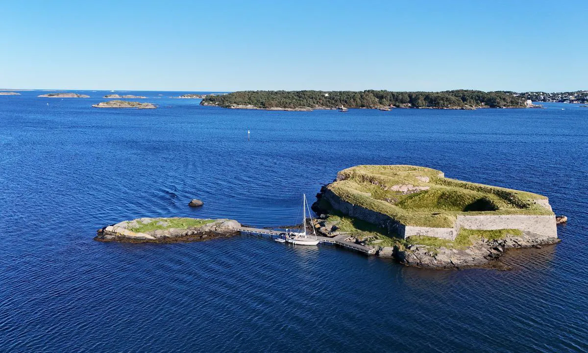 Fredriksholm festning: {"base": "no", "no": "Sett fra And\u00f8ya s\u00f8r \u00f8st ut mot byfjorden i Kristiansand", "se": "Sett fr\u00e5n And\u00f8ya sydost ut mot Byfjorden i Kristiansand", "en": "Viewed from And\u00f8ya southeast towards the city fjord in Kristiansand", "da": "Set fra And\u00f8ya syd\u00f8st ud mod Byfjorden i Kristiansand", "fr": "Vu depuis And\u00f8ya au sud-est en direction du fjord urbain \u00e0 Kristiansand", "de": "Von And\u00f8ya aus in s\u00fcd\u00f6stlicher Richtung zur Byfjorde in Kristiansand betrachtet", "es": "Vista desde And\u00f8ya hacia sureste hacia el fiordo de Kristiansand", "it": "Vista da And\u00f8ya sud-est verso il Byfjorden a Kristiansand", "pt": "Vista de And\u00f8ya leste-sudeste em dire\u00e7\u00e3o ao byfjorden em Kristiansand", "nl": "Gelegen vanaf And\u00f8ya, zuidoost uitkijkend naar de stadsfjord in Kristiansand", "pl": "Widok z And\u00f8ya na po\u0142udniowy wsch\u00f3d w kierunku fiordu miejskiego w Kristiansand", "uk": "\u0412\u0438\u0434 \u0437 \u0410\u043d\u0434\u0435\u0457 \u043f\u0456\u0432\u0434\u0435\u043d\u043d\u0438\u0439 \u0441\u0445\u0456\u0434 \u043d\u0430 \u043c\u0456\u0441\u044c\u043a\u0438\u0439 \u0444\u0439\u043e\u0440\u0434 \u0443 \u041a\u0440\u0456\u0441\u0442\u0456\u0430\u043d\u0441\u0430\u043d\u0434\u0456", "ro": "V\u0103zut din And\u00f8ya sud-est c\u0103tre fiordul ora\u0219ului \u00een Kristiansand", "tr": "Kristiansand \u015fehir fiyorduna And\u00f8ya'n\u0131n g\u00fcney do\u011fusundan bak\u0131ld\u0131\u011f\u0131nda", "el": "\u0398\u03b5\u03c9\u03c1\u03ce\u03bd\u03c4\u03b1\u03c2 \u03b1\u03c0\u03cc \u03c4\u03bf And\u00f8ya \u03bd\u03bf\u03c4\u03b9\u03bf\u03b1\u03bd\u03b1\u03c4\u03bf\u03bb\u03b9\u03ba\u03ac \u03c0\u03c1\u03bf\u03c2 \u03c4\u03bf fjord \u03c4\u03b7\u03c2 \u03c0\u03cc\u03bb\u03b7\u03c2 \u03c3\u03c4\u03bf Kristiansand", "cs": "Pohled z And\u00f8ya na jihov\u00fdchod sm\u011brem k m\u011bstsk\u00e9mu fjordu v Kristiansandu", "hu": "And\u00f8y\u00e1r\u00f3l d\u00e9lkelet fel\u00e9 n\u00e9zve ki a Kristiansandi fjordra", "fi": "N\u00e4kym\u00e4 And\u00f8yasta kaakkoon Byfjordeniin Kristiansandissa", "bg": "\u0413\u043b\u0435\u0434\u0430\u043d\u043e \u043e\u0442 \u0410\u043d\u0434\u044c\u043e\u044f \u043d\u0430 \u044e\u0433\u043e\u0438\u0437\u0442\u043e\u043a \u043a\u044a\u043c \u0444\u0438\u043e\u0440\u0434\u0430 \u0432 \u041a\u0440\u0438\u0441\u0442\u0438\u0430\u043d\u0441\u0430\u043d\u0434", "sr": "Pogled sa And\u00f8ye jugoisto\u010dno prema gradskoj luci u Kristiansandu", "et": "Vaadates And\u00f8yast kagu poolt v\u00e4lja Kristiansandi linnafjordile", "lv": "Skatoties no And\u00f8ya uz dienvidaustrumiem, virzien\u0101 uz Kristiansandas pils\u0113tas fjordu", "lt": "Matomas i\u0161 Andoyos pietry\u010di\u0173 \u012f Kristiansando fjord\u0105"}