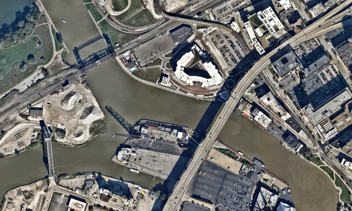 Cuyahoga River: Flyfoto av Free wall on either side of river