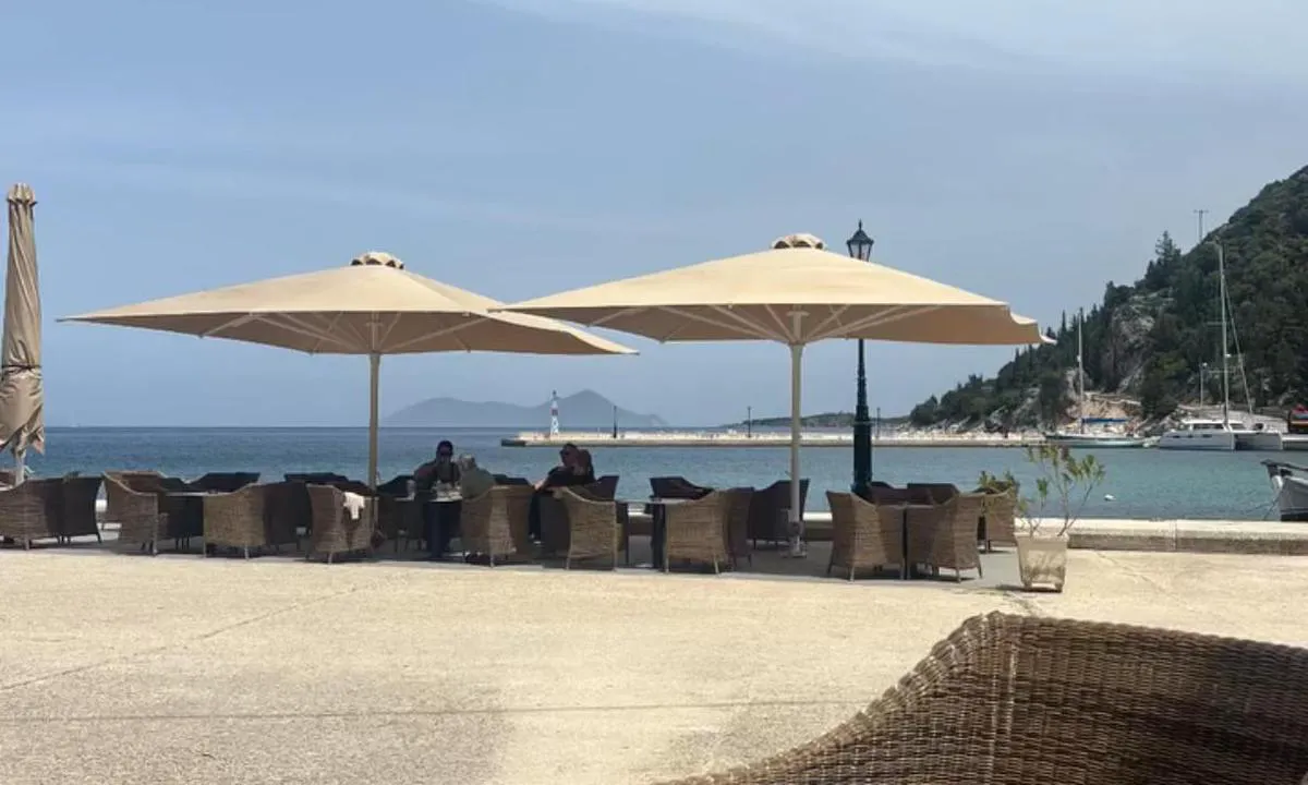 Frikes Ithaca - Greece: {"base": "en", "no": "Nydelig havn - plass til 5 b\u00e5ter p\u00e5 den \u00f8stlige kaimuren med ytterligere 3 plasser p\u00e5 nordsiden", "se": "H\u00e4rlig hamn - plats f\u00f6r 5 b\u00e5tar vid \u00f6stra kajv\u00e4ggen med ytterligare 3 platser p\u00e5 norra sidan", "en": "Lovely harbour - room for 5 boats on Eastern quay wall with another 3 spaces on northern side", "da": "Dejlig havn - plads til 5 b\u00e5de ved den \u00f8stlige kajmur med yderligere 3 pladser p\u00e5 den nordlige side", "fr": "Charmant port - place pour 5 bateaux sur le quai est avec 3 autres emplacements c\u00f4t\u00e9 nord", "de": "Wundersch\u00f6ner Hafen - Platz f\u00fcr 5 Boote an der \u00f6stlichen Kaimauer und weitere 3 Liegepl\u00e4tze an der Nordseite", "es": "Puerto encantador: espacio para 5 barcos en el muro del muelle oriental con otros 3 espacios en el lado norte", "it": "Bel porto - spazio per 5 barche sul molo orientale con altri 3 posti sul lato nord", "pt": "Lindo porto - espa\u00e7o para 5 barcos no pared\u00e3o de cais oriental com mais 3 vagas no lado norte", "nl": "Prachtige haven - plaats voor 5 boten aan de oostelijke kade en nog eens 3 plaatsen aan de noordzijde", "pl": "Uroczy port - miejsce dla 5 \u0142odzi przy wschodnim nabrze\u017cu oraz 3 miejsca po p\u00f3\u0142nocnej stronie", "uk": "\u041f\u0440\u0435\u043a\u0440\u0430\u0441\u043d\u0430 \u0433\u0430\u0432\u0430\u043d\u044c - \u043c\u0456\u0441\u0446\u0435 \u0434\u043b\u044f 5 \u0447\u043e\u0432\u043d\u0456\u0432 \u043d\u0430 \u0441\u0445\u0456\u0434\u043d\u0456\u0439 \u0441\u0442\u0456\u043d\u0456 \u043f\u0440\u0438\u0447\u0430\u043b\u0443 \u0442\u0430 \u0449\u0435 3 \u043c\u0456\u0441\u0446\u044f \u043d\u0430 \u043f\u0456\u0432\u043d\u0456\u0447\u043d\u0456\u0439 \u0441\u0442\u043e\u0440\u043e\u043d\u0456", "ro": "Port \u00eenc\u00e2nt\u0103tor - loc pentru 5 b\u0103rci pe peretele cheiului de est cu \u00eenc\u0103 3 spa\u021bii pe partea nordic\u0103", "tr": "G\u00fczel liman - Do\u011fu iskele duvar\u0131nda 5 tekne i\u00e7in yer, kuzey taraf\u0131nda 3 yer daha", "el": "\u03a5\u03c0\u03ad\u03c1\u03bf\u03c7\u03bf \u03bb\u03b9\u03bc\u03ac\u03bd\u03b9 - \u03c7\u03ce\u03c1\u03bf\u03c2 \u03b3\u03b9\u03b1 5 \u03c3\u03ba\u03ac\u03c6\u03b7 \u03c3\u03c4\u03bf\u03bd \u03b1\u03bd\u03b1\u03c4\u03bf\u03bb\u03b9\u03ba\u03cc \u03c4\u03bf\u03af\u03c7\u03bf \u03c4\u03b7\u03c2 \u03b1\u03c0\u03bf\u03b2\u03ac\u03b8\u03c1\u03b1\u03c2 \u03bc\u03b5 \u03ac\u03bb\u03bb\u03bf\u03c5\u03c2 3 \u03c7\u03ce\u03c1\u03bf\u03c5\u03c2 \u03c3\u03c4\u03b7 \u03b2\u03cc\u03c1\u03b5\u03b9\u03b1 \u03c0\u03bb\u03b5\u03c5\u03c1\u03ac", "cs": "Kr\u00e1sn\u00fd p\u0159\u00edstav - m\u00edsto pro 5 lod\u00ed na v\u00fdchodn\u00ed n\u00e1b\u0159e\u017en\u00ed zdi s dal\u0161\u00edmi 3 m\u00edsty na severn\u00ed stran\u011b", "hu": "Im\u00e1dnival\u00f3 kik\u00f6t\u0151 - 5 haj\u00f3nak van hely a keleti rakpartfalon, \u00e9s tov\u00e1bbi 3 hely van az \u00e9szaki oldalon", "fi": "Ihana satama - tilaa 5 veneelle it\u00e4isell\u00e4 laiturilla ja viel\u00e4 3 paikkaa pohjoispuolella", "bg": "\u041f\u0440\u0435\u043a\u0440\u0430\u0441\u043d\u043e \u043f\u0440\u0438\u0441\u0442\u0430\u043d\u0438\u0449\u0435 - \u043c\u044f\u0441\u0442\u043e \u0437\u0430 5 \u043b\u043e\u0434\u043a\u0438 \u043d\u0430 \u0438\u0437\u0442\u043e\u0447\u043d\u0430\u0442\u0430 \u043a\u0435\u0439\u043d\u0430 \u0441\u0442\u0435\u043d\u0430 \u0441 \u043e\u0449\u0435 3 \u043c\u0435\u0441\u0442\u0430 \u043d\u0430 \u0441\u0435\u0432\u0435\u0440\u043d\u0430\u0442\u0430 \u0441\u0442\u0440\u0430\u043d\u0430", "sr": "Predivna luka - mesto za 5 brodova na isto\u010dnom keju i jo\u0161 3 mesta na severnoj strani", "et": "Kaunis sadam - ida kail piisavalt ruumi 5 alusele, p\u00f5hjak\u00fcljel veel 3 kohta", "lv": "Burv\u012bga osta - vieta 5 laiv\u0101m uz austrumu krastmalas sienas un v\u0113l 3 vietas zieme\u013cu pus\u0113", "lt": "Nuostabus uostas - vietos 5 laivams ant rytin\u0117s prieplaukos sienos ir dar 3 vietos \u0161iaurin\u0117je pus\u0117je"}