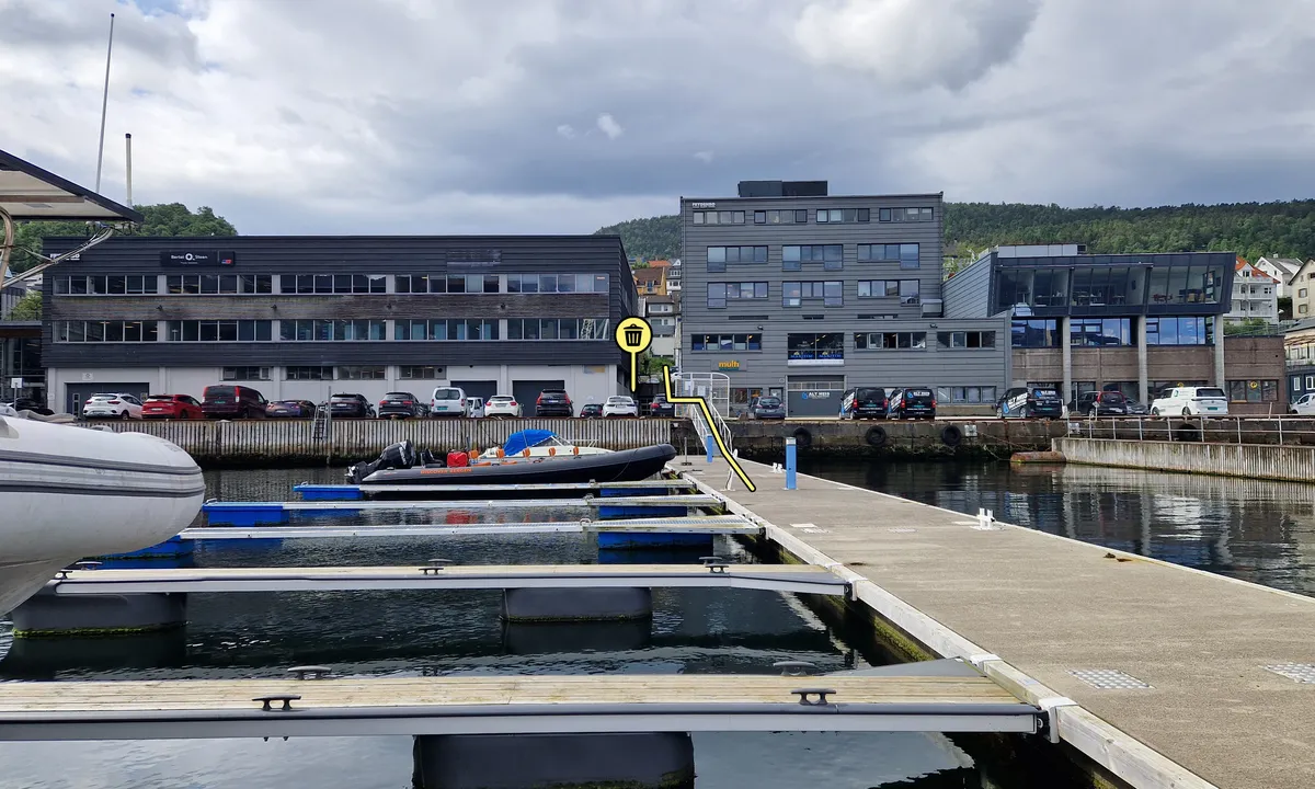 Frydenbø marina: The the boat chandlery is located in the grey building. The marina door is lock has been removed. The finger pontoon are only 3.8m wide. Wider boats can lye along side. Access to the shop is done from the road via a few steps located on the left side of the grey building.