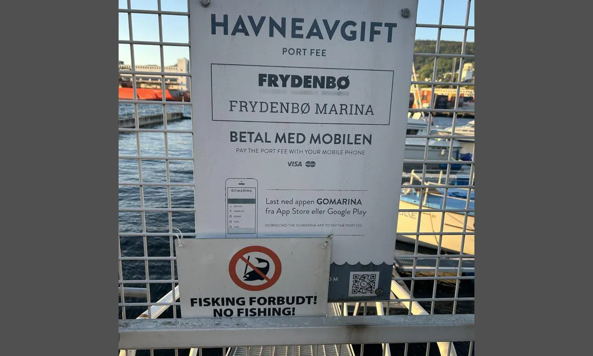 Frydenbø marina: {"base": "no", "no": "Avl\u00e5st marina. Betaling via GoMarina hvor du f\u00e5r kode til d\u00f8ren.", "se": "L\u00e5st marina. Betalning via GoMarina d\u00e4r du f\u00e5r kod till d\u00f6rren.", "en": "Locked marina. Payment via GoMarina where you receive a code for the door.", "da": "Afl\u00e5st marina. Betaling via GoMarina hvor du f\u00e5r kode til d\u00f8ren.", "fr": "Marina ferm\u00e9e. Paiement via GoMarina o\u00f9 vous recevrez un code pour la porte.", "de": "Abgeschlossene Marina. Zahlung \u00fcber GoMarina, wo Sie den T\u00fcrcode erhalten.", "es": "Marina cerrada. Pago a trav\u00e9s de GoMarina donde obtendr\u00e1s un c\u00f3digo para la puerta.", "it": "Marina chiusa. Pagamento tramite GoMarina dove si ottiene il codice per la porta.", "pt": "Marina fechada. Pagamento via GoMarina, onde voc\u00ea recebe o c\u00f3digo para a porta.", "nl": "Afgesloten jachthaven. Betaling via GoMarina waarbij je een code voor de deur krijgt.", "pl": "Zamkni\u0119ta marina. P\u0142atno\u015b\u0107 przez GoMarina, gdzie otrzymasz kod do drzwi.", "uk": "\u0417\u0430\u043a\u0440\u0438\u0442\u0430 \u043c\u0430\u0440\u0438\u043d\u0430. \u041e\u043f\u043b\u0430\u0442\u0430 \u0447\u0435\u0440\u0435\u0437 GoMarina, \u0434\u0435 \u0432\u0438 \u043e\u0442\u0440\u0438\u043c\u0430\u0454\u0442\u0435 \u043a\u043e\u0434 \u0434\u043b\u044f \u0434\u0432\u0435\u0440\u0435\u0439.", "ro": "Marin\u0103 \u00eenchis\u0103. Plata se face prin GoMarina unde vei primi un cod pentru u\u0219\u0103.", "tr": "Kapal\u0131 marina. Kap\u0131ya kodu alabilece\u011finiz GoMarina \u00fczerinden \u00f6deme yap\u0131l\u0131r.", "el": "\u039a\u03bb\u03b5\u03b9\u03c3\u03c4\u03ae \u03bc\u03b1\u03c1\u03af\u03bd\u03b1. \u03a0\u03bb\u03b7\u03c1\u03c9\u03bc\u03ae \u03bc\u03ad\u03c3\u03c9 GoMarina \u03cc\u03c0\u03bf\u03c5 \u03b8\u03b1 \u03bb\u03ac\u03b2\u03b5\u03c4\u03b5 \u03ba\u03c9\u03b4\u03b9\u03ba\u03cc \u03b3\u03b9\u03b1 \u03c4\u03b7\u03bd \u03c0\u03cc\u03c1\u03c4\u03b1.", "cs": "Uzav\u0159en\u00e1 marina. Platba pomoc\u00ed GoMarina, kde z\u00edsk\u00e1te k\u00f3d na dve\u0159e.", "hu": "Z\u00e1rt marina. Fizet\u00e9s a GoMarina alkalmaz\u00e1son kereszt\u00fcl, ahol megkapja az ajt\u00f3 k\u00f3dj\u00e1t.", "fi": "<p>Suljettu marina. Maksu GoMarinan kautta, josta saat koodin oveen.</p>", "bg": "\u0417\u0430\u043a\u043b\u044e\u0447\u0435\u043d\u043e \u043f\u0440\u0438\u0441\u0442\u0430\u043d\u0438\u0449\u0435. \u041f\u043b\u0430\u0449\u0430\u043d\u0435 \u0447\u0440\u0435\u0437 GoMarina, \u043a\u044a\u0434\u0435\u0442\u043e \u0449\u0435 \u043f\u043e\u043b\u0443\u0447\u0438\u0442\u0435 \u043a\u043e\u0434 \u0437\u0430 \u0432\u0440\u0430\u0442\u0430\u0442\u0430.", "sr": "Zaklju\u010dana marina. Pla\u0107anje preko GoMarina gde dobijate kod za vrata.", "et": "Lukustatud jahtsadam. Tasumine GoMarina kaudu, kus saate uksekoodi.", "lv": "Sl\u0113gta jahtu osta. Maks\u0101jumi caur GoMarina, kur sa\u0146emsiet piek\u013cuves kodu durv\u012bm.", "lt": "U\u017edaryta marina. Mok\u0117jimas per GoMarina, kur gausite dur\u0173 kod\u0105."}