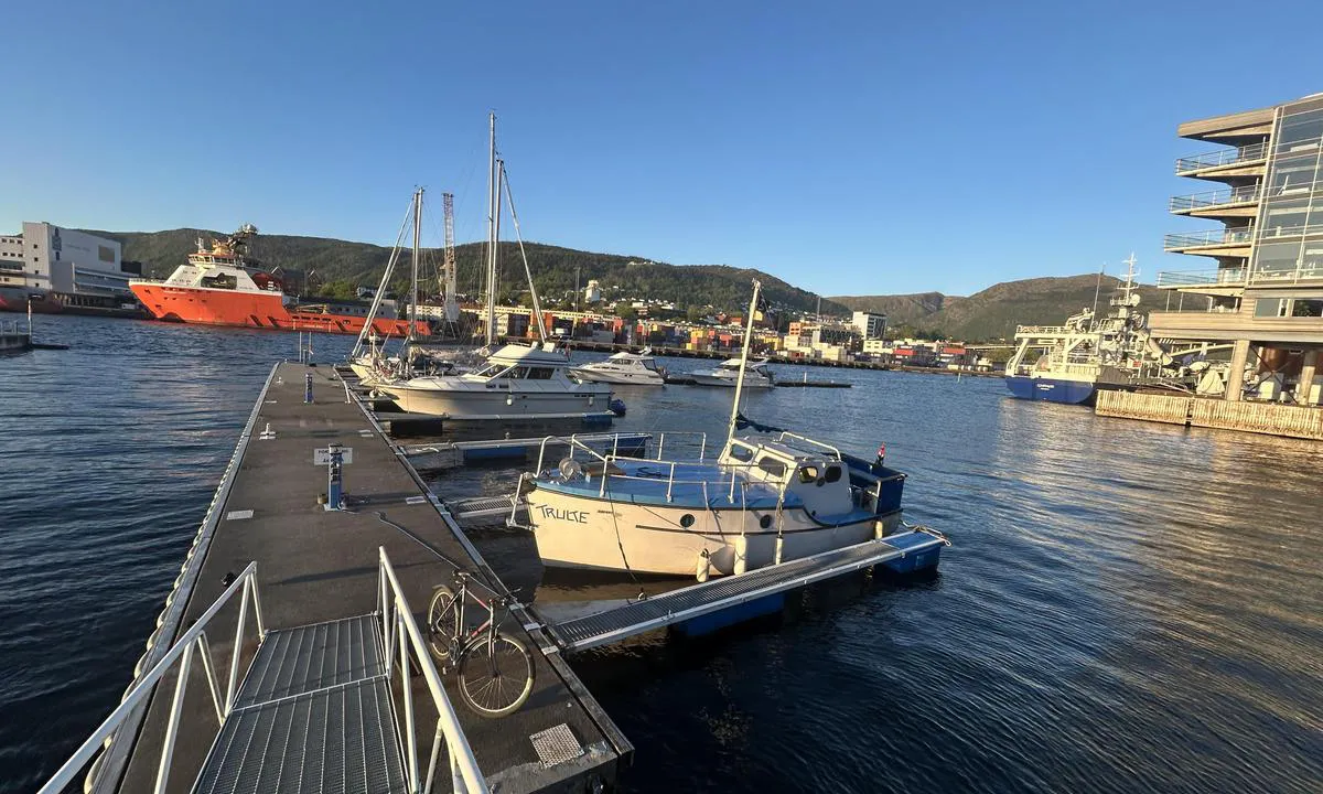 Frydenbø marina: {"base": "no", "no": "Flytebrygge. Omlag 20 minutter \u00e5 g\u00e5 til Bergen sentrum, alternativt 5 minutter til bussholdeplass.", "se": "Flytbrygga. Ungef\u00e4r 20 minuters promenad till Bergen centrum, alternativt 5 minuter till bussh\u00e5llplats.", "en": "Floating dock. About a 20-minute walk to Bergen city center, alternatively, 5 minutes to the bus stop.", "da": "Flydebro. Omkring 20 minutters gang til Bergen centrum, alternativt 5 minutters gang til busstoppested.", "fr": "Pont flottant. Environ 20 minutes de marche jusqu'au centre de Bergen, ou alternativement 5 minutes jusqu'\u00e0 l'arr\u00eat de bus.", "de": "Schwimmsteg. Ungef\u00e4hr 20 Minuten zu Fu\u00df bis zum Zentrum von Bergen, alternativ 5 Minuten zur Bushaltestelle.", "es": "Muelle flotante. Aproximadamente 20 minutos a pie del centro de Bergen, alternativamente 5 minutos hasta la parada de autob\u00fas.", "it": "Pontile galleggiante. Circa 20 minuti a piedi dal centro di Bergen, oppure 5 minuti alla fermata dell'autobus.", "pt": "<p>Ponte flutuante. Aproximadamente 20 minutos de caminhada at\u00e9 o centro de Bergen, alternativamente 5 minutos at\u00e9 o ponto de \u00f4nibus.</p>", "nl": "Drijvende steiger. Ongeveer 20 minuten lopen naar het centrum van Bergen, of 5 minuten naar de bushalte.", "pl": "P\u0142ywaj\u0105cy pomost. Oko\u0142o 20 minut pieszo do centrum Bergen, ewentualnie 5 minut do przystanku autobusowego.", "uk": "\u041f\u043b\u0430\u0432\u0443\u0447\u0438\u0439 \u043f\u0440\u0438\u0447\u0430\u043b. \u0411\u043b\u0438\u0437\u044c\u043a\u043e 20 \u0445\u0432\u0438\u043b\u0438\u043d \u0445\u043e\u0434\u044c\u0431\u0438 \u0434\u043e \u0446\u0435\u043d\u0442\u0440\u0443 \u0411\u0435\u0440\u0433\u0435\u043d\u0430, \u0430\u0431\u043e 5 \u0445\u0432\u0438\u043b\u0438\u043d \u0434\u043e \u0430\u0432\u0442\u043e\u0431\u0443\u0441\u043d\u043e\u0457 \u0437\u0443\u043f\u0438\u043d\u043a\u0438.", "ro": "Ponton plutitor. Aproximativ 20 de minute de mers pe jos p\u00e2n\u0103 \u00een centrul ora\u0219ului Bergen, alternativ 5 minute p\u00e2n\u0103 la sta\u021bia de autobuz.", "tr": "Y\u00fczer iskele. Bergen \u015fehir merkezine y\u00fcr\u00fcyerek yakla\u015f\u0131k 20 dakika, alternatif olarak otob\u00fcs dura\u011f\u0131na 5 dakika.", "el": "\u03a0\u03c1\u03bf\u03b2\u03bb\u03ae\u03c4\u03b1 \u03b5\u03c0\u03af\u03c0\u03bb\u03b5\u03c5\u03c3\u03b7\u03c2. \u03a0\u03b5\u03c1\u03af\u03c0\u03bf\u03c5 20 \u03bb\u03b5\u03c0\u03c4\u03ac \u03bc\u03b5 \u03c4\u03b1 \u03c0\u03cc\u03b4\u03b9\u03b1 \u03ad\u03c9\u03c2 \u03c4\u03bf \u03ba\u03ad\u03bd\u03c4\u03c1\u03bf \u03c4\u03bf\u03c5 \u039c\u03c0\u03ad\u03c1\u03b3\u03ba\u03b5\u03bd, \u03b5\u03bd\u03b1\u03bb\u03bb\u03b1\u03ba\u03c4\u03b9\u03ba\u03ac 5 \u03bb\u03b5\u03c0\u03c4\u03ac \u03ad\u03c9\u03c2 \u03c4\u03b7\u03bd \u03c3\u03c4\u03ac\u03c3\u03b7 \u03bb\u03b5\u03c9\u03c6\u03bf\u03c1\u03b5\u03af\u03bf\u03c5.", "cs": "Plovouc\u00ed molo. P\u0159ibli\u017en\u011b 20 minut ch\u016fze do centra Bergenu, alternativn\u011b 5 minut k autobusov\u00e9 zast\u00e1vce.", "hu": "\u00dasz\u00f3 kik\u00f6t\u0151. K\u00f6r\u00fclbel\u00fcl 20 perc s\u00e9t\u00e1ra a Bergen k\u00f6zpontj\u00e1t\u00f3l, vagy alternat\u00edv megold\u00e1sk\u00e9nt 5 perc a buszmeg\u00e1ll\u00f3ig.", "fi": "Kelluva laituri. Noin 20 minuutin k\u00e4velymatka Bergenin keskustaan, vaihtoehtoisesti 5 minuutin k\u00e4velymatka bussipys\u00e4kille.", "bg": "\u041f\u043b\u0430\u0432\u0430\u0449 \u043a\u0435\u0439. \u041e\u043a\u043e\u043b\u043e 20 \u043c\u0438\u043d\u0443\u0442\u0438 \u043f\u0435\u0448\u0430 \u0434\u043e \u0446\u0435\u043d\u0442\u044a\u0440\u0430 \u043d\u0430 \u0411\u0435\u0440\u0433\u0435\u043d, \u0430\u043b\u0442\u0435\u0440\u043d\u0430\u0442\u0438\u0432\u043d\u043e 5 \u043c\u0438\u043d\u0443\u0442\u0438 \u0434\u043e \u0430\u0432\u0442\u043e\u0431\u0443\u0441\u043d\u0430\u0442\u0430 \u0441\u043f\u0438\u0440\u043a\u0430.", "sr": "\u041f\u043b\u0443\u0442\u0430\u0458\u0443\u045b\u0438 \u0434\u043e\u043a. \u041e\u043a\u043e 20 \u043c\u0438\u043d\u0443\u0442\u0430 \u0445\u043e\u0434\u0430 \u0434\u043e \u0446\u0435\u043d\u0442\u0440\u0430 \u0411\u0435\u0440\u0433\u0435\u043d\u0430, \u0430\u043b\u0442\u0435\u0440\u043d\u0430\u0442\u0438\u0432\u043d\u043e 5 \u043c\u0438\u043d\u0443\u0442\u0430 \u0434\u043e \u0430\u0443\u0442\u043e\u0431\u0443\u0441\u043a\u0435 \u0441\u0442\u0430\u043d\u0438\u0446\u0435.", "et": "Ujuvkai. Umbes 20 minutit jalgsi Bergen keskusesse, alternatiivina 5 minutit bussipeatusesse.", "lv": "Peldb\u016bve. Apm\u0113ram 20 min\u016btes ar k\u0101j\u0101m l\u012bdz Bergenas centram, alternat\u012bvi 5 min\u016btes l\u012bdz autobusu pieturai.", "lt": "Pl\u016bduriuojantis prieplauka. Ma\u017edaug 20 minu\u010di\u0173 p\u0117s\u010diomis iki Bergeno centro, kitaip 5 minut\u0117s iki autobus\u0173 stotel\u0117s."}