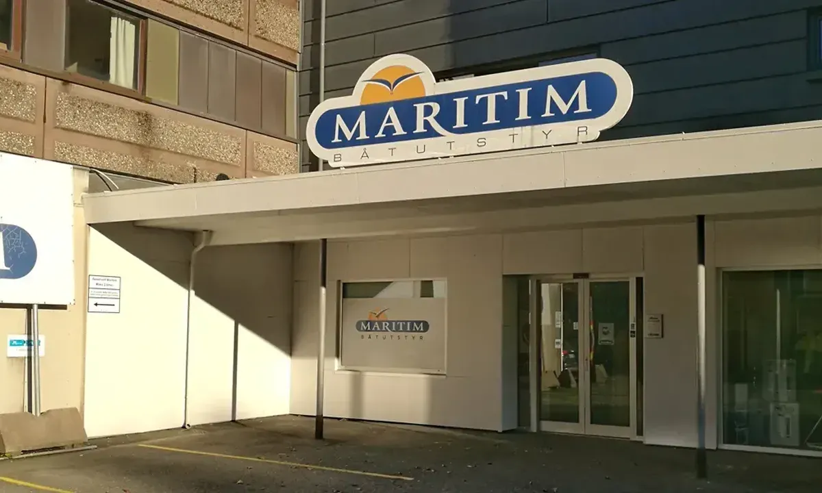 Frydenbø marina: {"base": "en", "no": "Inngangen til butikken er p\u00e5 veikanten (ta trappene). 100 m fra pontongen.", "se": "Ing\u00e5ngen till butiken ligger p\u00e5 v\u00e4gsidan (ta trapporna). 100 m fr\u00e5n pontonen.", "en": "The entrance of the shop is on the road side (take the steps). 100 m from the pontoon.", "da": "Butikkens indgang er p\u00e5 vejsiden (tag trappen). 100 m fra pontonen.", "fr": "L'entr\u00e9e du magasin est du c\u00f4t\u00e9 de la route (prendre les escaliers). \u00c0 100 m du ponton.", "de": "Der Eingang des Ladens befindet sich auf der Stra\u00dfenseite (nehmen Sie die Treppen). 100 m vom Ponton entfernt.", "es": "La entrada de la tienda est\u00e1 en el lado de la carretera (tome las escaleras). A 100 m del pont\u00f3n.", "it": "L'ingresso del negozio \u00e8 sul lato della strada (prendere le scale). A 100 m dal pontile.", "pt": "A entrada da loja fica do lado da estrada (suba as escadas). A 100 m do pont\u00e3o.", "nl": "De ingang van de winkel is aan de straatkant (neem de trap). 100 m van de ponton.", "pl": "Wej\u015bcie do sklepu znajduje si\u0119 od strony drogi (wejd\u017a po schodach). 100 m od pomostu.", "uk": "\u0412\u0445\u0456\u0434 \u0434\u043e \u043c\u0430\u0433\u0430\u0437\u0438\u043d\u0443 \u0437\u043d\u0430\u0445\u043e\u0434\u0438\u0442\u044c\u0441\u044f \u0437 \u0431\u043e\u043a\u0443 \u0434\u043e\u0440\u043e\u0433\u0438 (\u0432\u0438\u043a\u043e\u0440\u0438\u0441\u0442\u043e\u0432\u0443\u0439\u0442\u0435 \u0441\u0445\u043e\u0434\u0438). 100 \u043c \u0432\u0456\u0434 \u043f\u043e\u043d\u0442\u043e\u043d\u0430.", "ro": "Intrarea \u00een magazin este pe partea drumului (lua\u021bi sc\u0103rile). La 100 m de ponton.", "tr": "D\u00fckkan\u0131n giri\u015fi yol taraf\u0131nda (merdivenleri kullan\u0131n). \u0130skeleye 100 m mesafede.", "el": "\u0397 \u03b5\u03af\u03c3\u03bf\u03b4\u03bf\u03c2 \u03c4\u03bf\u03c5 \u03ba\u03b1\u03c4\u03b1\u03c3\u03c4\u03ae\u03bc\u03b1\u03c4\u03bf\u03c2 \u03b5\u03af\u03bd\u03b1\u03b9 \u03c3\u03c4\u03b7\u03bd \u03c0\u03bb\u03b5\u03c5\u03c1\u03ac \u03c4\u03bf\u03c5 \u03b4\u03c1\u03cc\u03bc\u03bf\u03c5 (\u03b1\u03bd\u03b5\u03b2\u03b5\u03af\u03c4\u03b5 \u03c4\u03b1 \u03c3\u03ba\u03b1\u03bb\u03b9\u03ac). 100 \u03bc \u03b1\u03c0\u03cc \u03c4\u03bf\u03bd \u03c0\u03bb\u03c9\u03c4\u03ae\u03c1\u03b1.", "cs": "Vchod do obchodu je na stran\u011b silnice (pou\u017eijte schody). 100 m od pontonu.", "hu": "Az \u00fczlet bej\u00e1rata az \u00faton tal\u00e1lhat\u00f3 (l\u00e9pcs\u0151ket vegye ig\u00e9nybe). 100 m-re a m\u00f3l\u00f3t\u00f3l.", "fi": "Kaupan sis\u00e4\u00e4nk\u00e4ynti on tien puolella (k\u00e4yt\u00e4 portaita). 100 m ponttoonilta.", "bg": "\u0412\u0445\u043e\u0434\u044a\u0442 \u043d\u0430 \u043c\u0430\u0433\u0430\u0437\u0438\u043d\u0430 \u0435 \u043e\u0442 \u0441\u0442\u0440\u0430\u043d\u0430\u0442\u0430 \u043d\u0430 \u043f\u044a\u0442\u044f (\u0432\u0437\u0435\u043c\u0435\u0442\u0435 \u0441\u0442\u044a\u043f\u0430\u043b\u0430\u0442\u0430). \u041d\u0430 100 \u043c \u043e\u0442 \u043f\u043e\u043d\u0442\u043e\u043d\u0430.", "sr": "Ulaz u prodavnicu je sa strane puta (idite stepenicama). 100 m od pontona.", "et": "Kaupluse sissep\u00e4\u00e4s on tee poolel (kasutage samme). 100 m pontoonist.", "lv": "Veikala ieeja ir ce\u013ca pus\u0113 (ejiet pa k\u0101pn\u0113m). 100 m no pontona.", "lt": "\u012e\u0117jimas \u012f parduotuv\u0119 yra i\u0161 kelio pus\u0117s (pasinaudokite laiptais). 100 m nuo pontono."}