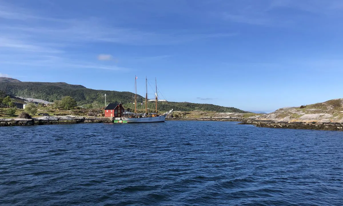 Her ser vi inn i bukta hvor man ankrer opp på Fugløya.