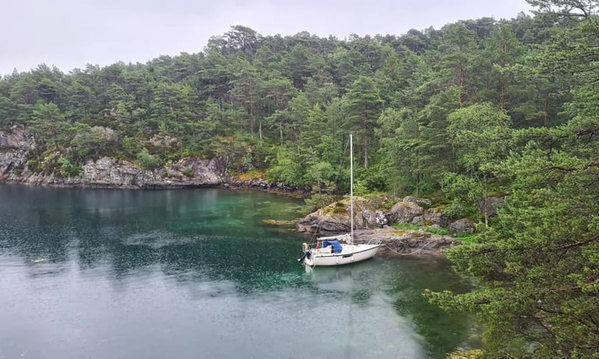 I bukta ved Fureholmen fortøyer du mot land med dregg.