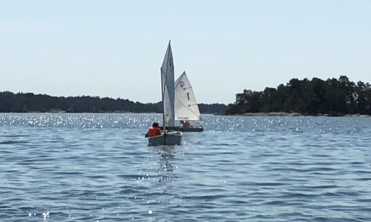 {"base": "se", "no": "Optimistseiling ved Furholmen.", "se": "Optimistsegling vid Furholmen.", "en": "Optimist sailing at Furholmen.", "da": "Optimistsejlads ved Furholmen.", "fr": "R\u00e9gate optimiste \u00e0 Furholmen.", "de": "Optimistensegeln bei Furholmen.", "es": "Navegaci\u00f3n optimista en Furholmen.", "it": "Vela Optimist a Furholmen.", "pt": "Navega\u00e7\u00e3o otimista em Furholmen.", "nl": "Optimistzeilen bij Furholmen.", "pl": "Optimistyczne \u017ceglowanie przy Furholmen.", "uk": "\u041e\u043f\u0442\u0438\u043c\u0456\u0441\u0442\u0438\u0447\u043d\u0430 \u0440\u0435\u0433\u0430\u0442\u0430 \u0431\u0456\u043b\u044f \u0424\u0443\u0440\u0445\u043e\u043b\u044c\u043c\u0435\u043d\u0430.", "ro": "Naviga\u021bie optimist\u0103 la Furholmen.", "tr": "Furholmen'de optimist yelken yapma.", "el": "\u0399\u03c3\u03c4\u03b9\u03bf\u03c0\u03bb\u03bf\u0390\u03b1 Optimist \u03ba\u03bf\u03bd\u03c4\u03ac \u03c3\u03c4\u03bf Furholmen.", "cs": "Optimistick\u00e1 plavba u Furholmen.", "hu": "Optimista vitorl\u00e1z\u00e1s Furholmen-n\u00e9l.", "fi": "Optimistipurjehdus Furholmenilla.", "bg": "\u0412\u0435\u0442\u0440\u043e\u0445\u043e\u0434\u0441\u0442\u0432\u043e \u0441 \u041e\u043f\u0442\u0438\u043c\u0438\u0441\u0442 \u043f\u0440\u0438 \u0424\u0443\u0440\u0445\u043e\u043b\u043c\u0435\u043d.", "sr": "Optimist jedrenje kod Furholmen.", "et": "Optimistipurjetamine Furholmenis.", "lv": "Optimistbur\u0101\u0161ana pie Furholmen.", "lt": "Optimist\u0173 bur\u0117s prie Furholmeno."}