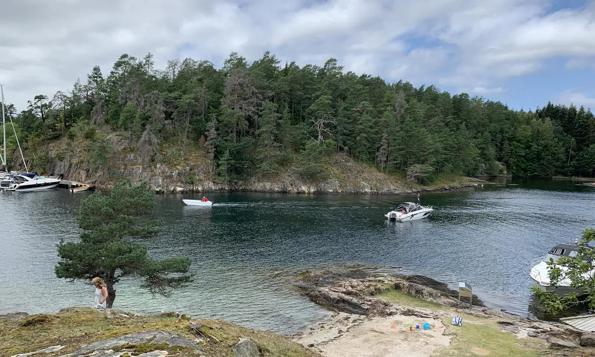 Furøya vertshus: Sundet mellom de to bryggene sett fra Hestøya