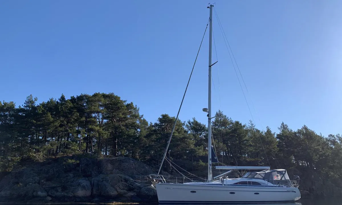 Furuholmen - Ausvika: Longside med baugen inn går veldig fint. Brådypt men en grunne som stikker ut i forkant av baugen på bildet. Kan ligge enda lenger bak også med borde styrbord og babord side. NB. Lange tau og fortøyning i trær og steiner. Ingen øyekroker. Ved nordøstlig vind kan vinden komme inn gjennom sundet i forkant av baugen på bildet.