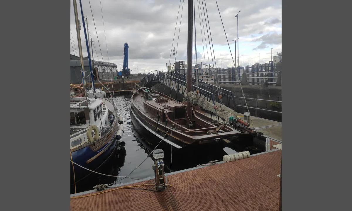 {"base": "en", "no": "En av de tradisjonelle b\u00e5tene i Galway Bay kalt en Galway Hooker. Den mangler for \u00f8yeblikket hovedmasten. Det er fortsatt mange av disse b\u00e5tene som seiler i bukta, men de brukes ikke lenger til kommersielle form\u00e5l. Om sommeren har de hooker-regattaer. Og de har en festival for disse b\u00e5tene som vanligvis holdes i Kinvara og kalles Crinniu Na mbad.", "se": "En av de traditionella b\u00e5tarna i Galway Bay kallas Galway Hooker. Den saknar f\u00f6r n\u00e4rvarande sin huvudmast. Det finns fortfarande m\u00e5nga av dessa b\u00e5tar som seglar i viken, men de anv\u00e4nds inte l\u00e4ngre f\u00f6r kommersiella \u00e4ndam\u00e5l. Under sommaren har de t\u00e4vlingar f\u00f6r hookers. Och de har en festival f\u00f6r dessa b\u00e5tar som vanligtvis h\u00e5lls i Kinvara och kallas Crinniu Na mbad.", "en": "One of the traditional boats of Galway Bay called a Galway Hooker. It is currently missing its main mast. There are still a lot of these boats plying the bay but they are not longer for commercial purposes. During the summer they have hooker races. And they have a festival for these boats that is usually held in Kinvara called Crinniu Na mbad.", "da": "En af de traditionelle b\u00e5de i Galway Bay kaldes en Galway Hooker. Den mangler i \u00f8jeblikket sin hovedmast. Der er stadig mange af disse b\u00e5de, der besejler bugten, men de anvendes ikke l\u00e6ngere til kommercielle form\u00e5l. Om sommeren afholdes der hooker-l\u00f8b. Og de har en festival for disse b\u00e5de, som normalt afholdes i Kinvara og kaldes Crinniu Na mbad.", "fr": "Une des bateaux traditionnels de la baie de Galway s'appelle un Galway Hooker. Il lui manque actuellement son m\u00e2t principal. Il y a encore beaucoup de ces bateaux naviguant dans la baie mais ils ne sont plus utilis\u00e9s \u00e0 des fins commerciales. En \u00e9t\u00e9, il y a des courses de hookers. Et ils ont un festival pour ces bateaux qui se tient g\u00e9n\u00e9ralement \u00e0 Kinvara, appel\u00e9 Crinniu Na mbad.", "de": "Eines der traditionellen Boote der Galway Bay wird Galway Hooker genannt. Es fehlt derzeit sein Hauptmast. Es gibt noch viele dieser Boote in der Bucht, aber sie werden nicht mehr zu kommerziellen Zwecken genutzt. Im Sommer gibt es Hooker-Rennen. Und es gibt ein Festival f\u00fcr diese Boote, das normalerweise in Kinvara stattfindet und Crinniu Na mbad genannt wird.", "es": "Uno de los barcos tradicionales de Galway Bay llamado un Galway Hooker. Actualmente le falta su m\u00e1stil principal. Todav\u00eda hay muchos de estos barcos navegando por la bah\u00eda, pero ya no se utilizan con fines comerciales. Durante el verano tienen carreras de hooker. Y tienen un festival para estos barcos que generalmente se celebra en Kinvara llamado Crinniu Na mbad.", "it": "Una delle barche tradizionali della Baia di Galway si chiama Galway Hooker. Al momento manca del suo albero maestro. Ci sono ancora molte di queste barche che solcano la baia, ma non sono pi\u00f9 utilizzate per scopi commerciali. Durante l'estate si svolgono gare di hooker. E c'\u00e8 un festival per queste barche che si tiene solitamente a Kinvara chiamato Crinniu Na mbad.", "pt": "Um dos barcos tradicionais da Ba\u00eda de Galway \u00e9 chamado de Galway Hooker. Atualmente, ele est\u00e1 sem seu mastro principal. Ainda h\u00e1 muitos desses barcos navegando pela ba\u00eda, mas n\u00e3o s\u00e3o mais usados para fins comerciais. Durante o ver\u00e3o, eles fazem corridas de hookers. E h\u00e1 um festival para esses barcos que geralmente \u00e9 realizado em Kinvara chamado Crinniu Na mbad.", "nl": "Een van de traditionele boten van Galway Bay genaamd een Galway Hooker. Het mist momenteel zijn hoofdmast. Er zijn nog steeds veel van deze boten die de baai bevaren, maar ze worden niet langer voor commerci\u00eble doeleinden gebruikt. In de zomer hebben ze hooker races. En ze hebben een festival voor deze boten, dat meestal wordt gehouden in Kinvara, genaamd Crinniu Na mbad.", "pl": "Jeden z tradycyjnych \u0142odzi Zatoki Galway zwany Galway Hooker. Obecnie brakuje mu g\u0142\u00f3wnego masztu. W zatoce nadal \u017cegluje wiele takich \u0142odzi, ale nie s\u0105 ju\u017c wykorzystywane do cel\u00f3w komercyjnych. Latem organizuj\u0105 wy\u015bcigi hooker\u00f3w. A w Kinvara odbywa si\u0119 festiwal dla tych \u0142odzi, nazywany Crinniu Na mbad.", "uk": "\u041e\u0434\u043d\u0430 \u0437 \u0442\u0440\u0430\u0434\u0438\u0446\u0456\u0439\u043d\u0438\u0445 \u0447\u043e\u0432\u043d\u0456\u0432 \u0437\u0430\u0442\u043e\u043a\u0438 \u0413\u043e\u043b\u0432\u0435\u0439, \u0449\u043e \u043d\u0430\u0437\u0438\u0432\u0430\u0454\u0442\u044c\u0441\u044f \u0413\u043e\u043b\u0432\u0435\u0439 \u0425\u0443\u043a\u0435\u0440. \u041d\u0430\u0440\u0430\u0437\u0456 \u0443 \u043d\u0435\u0457 \u043d\u0435 \u0432\u0438\u0441\u0442\u0430\u0447\u0430\u0454 \u043e\u0441\u043d\u043e\u0432\u043d\u043e\u0457 \u0449\u043e\u0433\u043b\u0438. \u0412\u0441\u0435 \u0449\u0435 \u0454 \u0431\u0430\u0433\u0430\u0442\u043e \u0442\u0430\u043a\u0438\u0445 \u0447\u043e\u0432\u043d\u0456\u0432, \u0449\u043e \u043a\u0443\u0440\u0441\u0443\u044e\u0442\u044c \u0437\u0430\u0442\u043e\u043a\u043e\u044e, \u0430\u043b\u0435 \u0432\u043e\u043d\u0438 \u0431\u0456\u043b\u044c\u0448\u0435 \u043d\u0435 \u0432\u0438\u043a\u043e\u0440\u0438\u0441\u0442\u043e\u0432\u0443\u044e\u0442\u044c\u0441\u044f \u0432 \u043a\u043e\u043c\u0435\u0440\u0446\u0456\u0439\u043d\u0438\u0445 \u0446\u0456\u043b\u044f\u0445. \u041f\u0440\u043e\u0442\u044f\u0433\u043e\u043c \u043b\u0456\u0442\u0430 \u0432\u043e\u043d\u0438 \u043f\u0440\u043e\u0432\u043e\u0434\u044f\u0442\u044c \u043f\u0435\u0440\u0435\u0433\u043e\u043d\u0438 \u0445\u0443\u043a\u0435\u0440\u0456\u0432. \u0406 \u0432\u043e\u043d\u0438 \u043c\u0430\u044e\u0442\u044c \u0444\u0435\u0441\u0442\u0438\u0432\u0430\u043b\u044c \u0434\u043b\u044f \u0446\u0438\u0445 \u0447\u043e\u0432\u043d\u0456\u0432, \u044f\u043a\u0438\u0439 \u0437\u0430\u0437\u0432\u0438\u0447\u0430\u0439 \u043f\u0440\u043e\u0432\u043e\u0434\u0438\u0442\u044c\u0441\u044f \u0432 \u041a\u0456\u043d\u0432\u0430\u0440\u0456, \u0449\u043e \u043d\u0430\u0437\u0438\u0432\u0430\u0454\u0442\u044c\u0441\u044f Crinniu Na mbad.", "ro": "Una dintre b\u0103rcile tradi\u021bionale din Golful Galway se nume\u0219te Galway Hooker. \u00cen prezent \u00eei lipse\u0219te catargul principal. Mai sunt \u00eenc\u0103 multe dintre aceste b\u0103rci navig\u00e2nd \u00een golf, dar nu mai sunt folosite \u00een scopuri comerciale. \u00cen timpul verii au loc curse de hooker. \u0218i au un festival pentru aceste b\u0103rci care se \u021bine de obicei \u00een Kinvara, numit Crinniu Na mbad.", "tr": "Galway K\u00f6rfezi'nin geleneksel teknelerinden biri olan Galway Hooker. \u015eu anda ana dire\u011fi eksik. Bu teknelerden hala k\u00f6rfezde dola\u015fan pek \u00e7ok var, ancak art\u0131k ticari ama\u00e7l\u0131 kullan\u0131lm\u0131yorlar. Yaz\u0131n hooker yar\u0131\u015flar\u0131 d\u00fczenleniyor. Ve bu tekneler i\u00e7in genellikle Kinvara'da d\u00fczenlenen Crinniu Na mbad adl\u0131 bir festival var.", "el": "\u0388\u03bd\u03b1 \u03b1\u03c0\u03cc \u03c4\u03b1 \u03c0\u03b1\u03c1\u03b1\u03b4\u03bf\u03c3\u03b9\u03b1\u03ba\u03ac \u03c3\u03ba\u03ac\u03c6\u03b7 \u03c4\u03bf\u03c5 \u03ba\u03cc\u03bb\u03c0\u03bf\u03c5 \u03c4\u03bf\u03c5 \u0393\u03ba\u03ac\u03bb\u03b3\u03bf\u03c5\u03b5\u03ca \u03c0\u03bf\u03c5 \u03bf\u03bd\u03bf\u03bc\u03ac\u03b6\u03b5\u03c4\u03b1\u03b9 Galway Hooker. \u03a0\u03c1\u03bf\u03c2 \u03c4\u03bf \u03c0\u03b1\u03c1\u03cc\u03bd \u03bb\u03b5\u03af\u03c0\u03b5\u03b9 \u03c4\u03bf \u03ba\u03cd\u03c1\u03b9\u03bf \u03ba\u03b1\u03c4\u03ac\u03c1\u03c4\u03b9 \u03c4\u03bf\u03c5. \u03a5\u03c0\u03ac\u03c1\u03c7\u03bf\u03c5\u03bd \u03b1\u03ba\u03cc\u03bc\u03b1 \u03c0\u03bf\u03bb\u03bb\u03ac \u03b1\u03c0\u03cc \u03b1\u03c5\u03c4\u03ac \u03c4\u03b1 \u03c3\u03ba\u03ac\u03c6\u03b7 \u03c0\u03bf\u03c5 \u03c0\u03bb\u03ad\u03bf\u03c5\u03bd \u03c3\u03c4\u03bf\u03bd \u03ba\u03cc\u03bb\u03c0\u03bf \u03b1\u03bb\u03bb\u03ac \u03b4\u03b5\u03bd \u03c7\u03c1\u03b7\u03c3\u03b9\u03bc\u03bf\u03c0\u03bf\u03b9\u03bf\u03cd\u03bd\u03c4\u03b1\u03b9 \u03c0\u03bb\u03ad\u03bf\u03bd \u03b3\u03b9\u03b1 \u03b5\u03bc\u03c0\u03bf\u03c1\u03b9\u03ba\u03bf\u03cd\u03c2 \u03c3\u03ba\u03bf\u03c0\u03bf\u03cd\u03c2. \u039a\u03b1\u03c4\u03ac \u03c4\u03b7 \u03b4\u03b9\u03ac\u03c1\u03ba\u03b5\u03b9\u03b1 \u03c4\u03bf\u03c5 \u03ba\u03b1\u03bb\u03bf\u03ba\u03b1\u03b9\u03c1\u03b9\u03bf\u03cd \u03ad\u03c7\u03bf\u03c5\u03bd \u03b1\u03b3\u03ce\u03bd\u03b5\u03c2 hooker. \u039a\u03b1\u03b9 \u03ad\u03c7\u03bf\u03c5\u03bd \u03ad\u03bd\u03b1 \u03c6\u03b5\u03c3\u03c4\u03b9\u03b2\u03ac\u03bb \u03b3\u03b9\u03b1 \u03b1\u03c5\u03c4\u03ac \u03c4\u03b1 \u03c3\u03ba\u03ac\u03c6\u03b7 \u03c0\u03bf\u03c5 \u03c3\u03c5\u03bd\u03ae\u03b8\u03c9\u03c2 \u03b4\u03b9\u03b5\u03be\u03ac\u03b3\u03b5\u03c4\u03b1\u03b9 \u03c3\u03c4\u03b7\u03bd \u039a\u03b9\u03bd\u03b2\u03ac\u03c1\u03b1, \u03c0\u03bf\u03c5 \u03bf\u03bd\u03bf\u03bc\u03ac\u03b6\u03b5\u03c4\u03b1\u03b9 Crinniu Na mbad.", "cs": "Jedna z tradi\u010dn\u00edch lod\u00ed Galway Bay, naz\u00fdvan\u00e1 Galway Hooker. V sou\u010dasn\u00e9 dob\u011b j\u00ed chyb\u00ed hlavn\u00ed st\u011b\u017ee\u0148. St\u00e1le je zde mnoho t\u011bchto lod\u00ed pluj\u00edc\u00edch po z\u00e1toce, ale ji\u017e nejsou ur\u010deny pro komer\u010dn\u00ed \u00fa\u010dely. B\u011bhem l\u00e9ta se konaj\u00ed z\u00e1vody t\u011bchto lod\u00ed. A maj\u00ed festival pro tyto lod\u011b, kter\u00fd se obvykle kon\u00e1 v Kinva\u0159e a naz\u00fdv\u00e1 se Crinniu Na mbad.", "hu": "Egy Galway-\u00f6b\u00f6l hagyom\u00e1nyos haj\u00f3i k\u00f6z\u00e9 tartozik a Galway Hooker. Jelenleg hi\u00e1nyzik a f\u0151\u00e1rboca. M\u00e9g mindig sok ilyen haj\u00f3 j\u00e1rja az \u00f6bl\u00f6t, de m\u00e1r nem kereskedelmi c\u00e9lokra haszn\u00e1lj\u00e1k \u0151ket. Ny\u00e1ron hooker-versenyeket tartanak. \u00c9s van egy fesztiv\u00e1l is, amit ezeknek a haj\u00f3knak szentelnek, \u00e9s amit \u00e1ltal\u00e1ban Kinvar\u00e1ban rendeznek, a neve Crinniu Na mbad.", "fi": "Yksi Galwaynlahden perinteisist\u00e4 veneist\u00e4, jota kutsutaan Galway Hookeriksi. T\u00e4st\u00e4 veneest\u00e4 puuttuu t\u00e4ll\u00e4 hetkell\u00e4 sen p\u00e4\u00e4masto. N\u00e4it\u00e4 veneit\u00e4 purjehtii edelleen lahdella, mutta niit\u00e4 ei en\u00e4\u00e4 k\u00e4ytet\u00e4 kaupallisiin tarkoituksiin. Kes\u00e4isin j\u00e4rjestet\u00e4\u00e4n hooker-kilpailuja. N\u00e4ille veneille on my\u00f6s festivaali, joka pidet\u00e4\u00e4n yleens\u00e4 Kinvarassa ja nimelt\u00e4\u00e4n Crinniu Na mbad.", "bg": "\u0415\u0434\u043d\u0430 \u043e\u0442 \u0442\u0440\u0430\u0434\u0438\u0446\u0438\u043e\u043d\u043d\u0438\u0442\u0435 \u043b\u043e\u0434\u043a\u0438 \u0432 \u0437\u0430\u043b\u0438\u0432\u0430 \u0413\u043e\u043b\u0443\u0435\u0439 \u0441\u0435 \u043d\u0430\u0440\u0438\u0447\u0430 Galway Hooker. \u0412 \u043c\u043e\u043c\u0435\u043d\u0442\u0430 \u043b\u0438\u043f\u0441\u0432\u0430 \u043e\u0441\u043d\u043e\u0432\u043d\u0438\u044f\u0442 \u045d \u043c\u0430\u0447\u0442\u0430. \u0412\u0441\u0435 \u043e\u0449\u0435 \u0438\u043c\u0430 \u043c\u043d\u043e\u0433\u043e \u0442\u0430\u043a\u0438\u0432\u0430 \u043b\u043e\u0434\u043a\u0438, \u043a\u043e\u0438\u0442\u043e \u043f\u043b\u0430\u0432\u0430\u0442 \u0438\u0437 \u0437\u0430\u043b\u0438\u0432\u0430, \u043d\u043e \u0442\u0435 \u0432\u0435\u0447\u0435 \u043d\u0435 \u0441\u0435 \u0438\u0437\u043f\u043e\u043b\u0437\u0432\u0430\u0442 \u0437\u0430 \u0442\u044a\u0440\u0433\u043e\u0432\u0441\u043a\u0438 \u0446\u0435\u043b\u0438. \u041f\u0440\u0435\u0437 \u043b\u044f\u0442\u043e\u0442\u043e \u0441\u0435 \u043f\u0440\u043e\u0432\u0435\u0436\u0434\u0430\u0442 \u0441\u044a\u0441\u0442\u0435\u0437\u0430\u043d\u0438\u044f \u0441 \u0442\u0435\u0437\u0438 \u043b\u043e\u0434\u043a\u0438. \u0418\u043c\u0430 \u0438 \u0444\u0435\u0441\u0442\u0438\u0432\u0430\u043b \u0437\u0430 \u0442\u0435\u0437\u0438 \u043b\u043e\u0434\u043a\u0438, \u043a\u043e\u0439\u0442\u043e \u043e\u0431\u0438\u043a\u043d\u043e\u0432\u0435\u043d\u043e \u0441\u0435 \u043f\u0440\u043e\u0432\u0435\u0436\u0434\u0430 \u0432 \u041a\u0438\u043d\u0432\u0430\u0440\u0430 \u0438 \u0441\u0435 \u043d\u0430\u0440\u0438\u0447\u0430 Crinniu Na mbad.", "sr": "Jedan od tradicionalnih brodova zaliva Galway zove se Galway Hooker. Trenutno mu nedostaje glavni jarbol. Jo\u0161 uvek ima mnogo ovih brodova u zalivu, ali se vi\u0161e ne koriste u komercijalne svrhe. Tokom leta imaju trke hookera. I imaju festival za ove brodove, koji se obi\u010dno odr\u017eava u Kinvaru, pod nazivom Crinniu Na mbad.", "et": "Galway lahe \u00fcks traditsioonilisi paate, mida kutsutakse Galway Hooker'iks. Praegu puudub sellel peamine mast. Selliseid paate liigub lahes endiselt palju, kuid need ei ole enam \u00e4rilistel eesm\u00e4rkidel kasutuses. Suvel korraldatakse nendele paatidele v\u00f5idus\u00f5ite. Ja nende paatide jaoks toimub festival, mida tavaliselt peetakse Kinvaras ja mida kutsutakse Crinniu Na mbad.", "lv": "Viens no tradicion\u0101lajiem Galway l\u012b\u010da laiv\u0101m, ko sauc par Galway Hooker. Tas pa\u0161laik tr\u016bkst t\u0101s galven\u0101 masta. \u0160ajos l\u012b\u010dos joproj\u0101m ir daudz \u0161\u0101du laivu, bet t\u0101s vairs netiek izmantotas komerci\u0101liem nol\u016bkiem. Vasaras laik\u0101 notiek hooker sacens\u012bbas. Un vi\u0146iem ir \u0161o laivu festiv\u0101ls, kas parasti notiek Kinvara, ko sauc par Crinniu Na mbad.", "lt": "Vienas i\u0161 tradicini\u0173 Galway \u012flankos laiv\u0173 vadinamas Galway Hooker. \u0160iuo metu tr\u016bksta pagrindinio stiebo. Vis dar daug \u0161i\u0173 laiv\u0173 plaukioja \u012flankoje, ta\u010diau jie nebenaudojami komerciniais tikslais. Vasar\u0105 jiems rengiamos lenktyn\u0117s. Ir jie turi \u0161i\u0173 laiv\u0173 festival\u012f, kuris paprastai vyksta Kinvaroje ir vadinasi Crinniu Na mbad."}