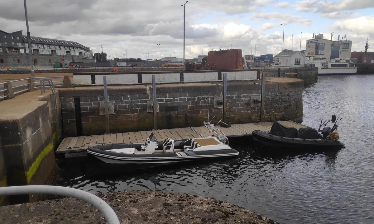 Galway Harbour: {"base": "en", "no": "Liten flytebrygge p\u00e5 vestsiden av havneporten.", "se": "Liten ponton p\u00e5 v\u00e4stra sidan av hamnporten.", "en": "Small pontoon on the west side of the harbor gate.", "da": "Lille ponton p\u00e5 vestsiden af havneporten.", "fr": "Petit ponton du c\u00f4t\u00e9 ouest de la porte du port.", "de": "Kleiner Ponton auf der Westseite des Hafentors.", "es": "Peque\u00f1o pont\u00f3n en el lado oeste de la puerta del puerto.", "it": "Piccolo pontile sul lato ovest del cancello del porto.", "pt": "Pequeno pont\u00e3o no lado oeste do port\u00e3o do porto.", "nl": "Kleine steiger aan de westkant van de haveningang.", "pl": "Ma\u0142y ponton po zachodniej stronie bramy portowej.", "uk": "\u041d\u0435\u0432\u0435\u043b\u0438\u043a\u0438\u0439 \u043f\u0456\u0440\u0441 \u0437 \u0437\u0430\u0445\u0456\u0434\u043d\u043e\u0433\u043e \u0431\u043e\u043a\u0443 \u0432\u043e\u0440\u0456\u0442 \u0433\u0430\u0432\u0430\u043d\u0456.", "ro": "Ponton mic pe partea de vest a por\u021bii portului.", "tr": "Liman kap\u0131s\u0131n\u0131n bat\u0131 taraf\u0131nda k\u00fc\u00e7\u00fck y\u00fczer iskele.", "el": "\u039c\u03b9\u03ba\u03c1\u03ae \u03c0\u03bb\u03c9\u03c4\u03ae \u03c0\u03c1\u03bf\u03b2\u03bb\u03ae\u03c4\u03b1 \u03c3\u03c4\u03b7 \u03b4\u03c5\u03c4\u03b9\u03ba\u03ae \u03c0\u03bb\u03b5\u03c5\u03c1\u03ac \u03c4\u03b7\u03c2 \u03c0\u03cd\u03bb\u03b7\u03c2 \u03c4\u03bf\u03c5 \u03bb\u03b9\u03bc\u03b1\u03bd\u03b9\u03bf\u03cd.", "cs": "Mal\u00e9 molo na z\u00e1padn\u00ed stran\u011b p\u0159\u00edstavn\u00ed br\u00e1ny.", "hu": "Kis ponton a kik\u00f6t\u0151kapu nyugati oldal\u00e1n.", "fi": "Pieni ponttoni sataman portin l\u00e4nsipuolella.", "bg": "\u041c\u0430\u043b\u044a\u043a \u043f\u043e\u043d\u0442\u043e\u043d \u043e\u0442 \u0437\u0430\u043f\u0430\u0434\u043d\u0430\u0442\u0430 \u0441\u0442\u0440\u0430\u043d\u0430 \u043d\u0430 \u043f\u0440\u0438\u0441\u0442\u0430\u043d\u0438\u0449\u043d\u0430\u0442\u0430 \u0432\u0440\u0430\u0442\u0430.", "sr": "Mali ponton na zapadnoj strani luke.", "et": "V\u00e4ike pontoon kai l\u00e4\u00e4nek\u00fcljel.", "lv": "Mazs pontons ostas v\u0101rtu rietumu pus\u0113.", "lt": "Ma\u017eas pontonas vakarin\u0117je uosto vart\u0173 pus\u0117je."}