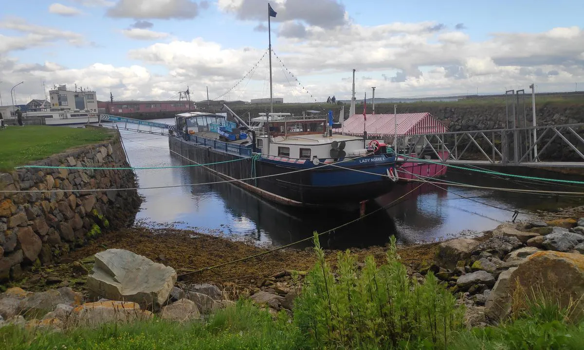 Galway Harbour: {"base": "en", "no": "Escape room-b\u00e5t som er en fast innretning i denne delen av havnen.", "se": "Escape room-b\u00e5t som \u00e4r en permanent installation i denna del av hamnen.", "en": "Escape room boat that is a permanent fixture in this part of the harbor.", "da": "Escape room b\u00e5d, der er en fast installation i denne del af havnen.", "fr": "Bateau d'escape game qui est un \u00e9l\u00e9ment permanent dans cette partie du port.", "de": "Escape-Room-Boot, das ein fester Bestandteil in diesem Teil des Hafens ist.", "es": "Barco de sala de escape que es una instalaci\u00f3n permanente en esta parte del puerto.", "it": "Barca di escape room che \u00e8 una presenza fissa in questa parte del porto.", "pt": "Barco de escape room que \u00e9 uma instala\u00e7\u00e3o permanente nesta parte do porto.", "nl": "Escaperoom-boot die een vaste waarde is in dit deel van de haven.", "pl": "\u0141\u00f3d\u017a z escape roomem, kt\u00f3ra jest sta\u0142ym elementem tej cz\u0119\u015bci portu.", "uk": "\u041a\u0432\u0435\u0441\u0442-\u043a\u0456\u043c\u043d\u0430\u0442\u0430 \u043d\u0430 \u0447\u043e\u0432\u043d\u0456, \u0449\u043e \u0454 \u043f\u043e\u0441\u0442\u0456\u0439\u043d\u043e\u044e \u0447\u0430\u0441\u0442\u0438\u043d\u043e\u044e \u0446\u0456\u0454\u0457 \u0447\u0430\u0441\u0442\u0438\u043d\u0438 \u0433\u0430\u0432\u0430\u043d\u0456.", "ro": "Barc\u0103 pentru escape room care este o instala\u021bie permanent\u0103 \u00een aceast\u0103 parte a portului.", "tr": "Liman\u0131n bu k\u0131sm\u0131nda kal\u0131c\u0131 bir demir ba\u015fl\u0131 olan ka\u00e7\u0131\u015f odas\u0131 teknesi.", "el": "\u039c\u03cc\u03bd\u03b9\u03bc\u03b7 \u03b5\u03b3\u03ba\u03b1\u03c4\u03ac\u03c3\u03c4\u03b1\u03c3\u03b7 \u03c3\u03ba\u03ac\u03c6\u03bf\u03c5\u03c2 \u03b4\u03c9\u03bc\u03b1\u03c4\u03af\u03bf\u03c5 \u03b1\u03c0\u03cc\u03b4\u03c1\u03b1\u03c3\u03b7\u03c2 \u03c3\u03b5 \u03b1\u03c5\u03c4\u03cc \u03c4\u03bf \u03bc\u03ad\u03c1\u03bf\u03c2 \u03c4\u03bf\u03c5 \u03bb\u03b9\u03bc\u03b1\u03bd\u03b9\u03bf\u03cd.", "cs": "\u00danikov\u00e1 hra na lodi, kter\u00e1 je trvalou sou\u010d\u00e1st\u00ed t\u00e9to \u010d\u00e1sti p\u0159\u00edstavu.", "hu": "Verseny szoba haj\u00f3, amely \u00e1lland\u00f3 jelleggel ebben a kik\u00f6t\u0151r\u00e9szben tal\u00e1lhat\u00f3.", "fi": "Pakoahuvene, joka on pysyv\u00e4 osa t\u00e4t\u00e4 sataman osaa.", "bg": "\u041b\u043e\u0434\u043a\u0430 \u0442\u0438\u043f \u0441\u0442\u0430\u044f \u0437\u0430 \u0431\u044f\u0433\u0441\u0442\u0432\u043e, \u043a\u043e\u044f\u0442\u043e \u0435 \u043f\u043e\u0441\u0442\u043e\u044f\u043d\u043d\u0430 \u0447\u0430\u0441\u0442 \u043e\u0442 \u0442\u043e\u0437\u0438 \u0440\u0430\u0439\u043e\u043d \u043d\u0430 \u043f\u0440\u0438\u0441\u0442\u0430\u043d\u0438\u0449\u0435\u0442\u043e.", "sr": "Brodi\u0107 sa sobom za bekstvo (escape room) koji je stalni deo ovog dela luke.", "et": "P\u00f5genemistoa paat, mis on selle osa sadamas alaline koht.", "lv": "Izlau\u0161an\u0101s istabu laiva, kas ir past\u0101v\u012bga iez\u012bme \u0161aj\u0101 ostas da\u013c\u0101.", "lt": "Pab\u0117gimo kambario laivas, kuris yra nuolatin\u0117 \u0161ios uosto dalies \u012franga."}
