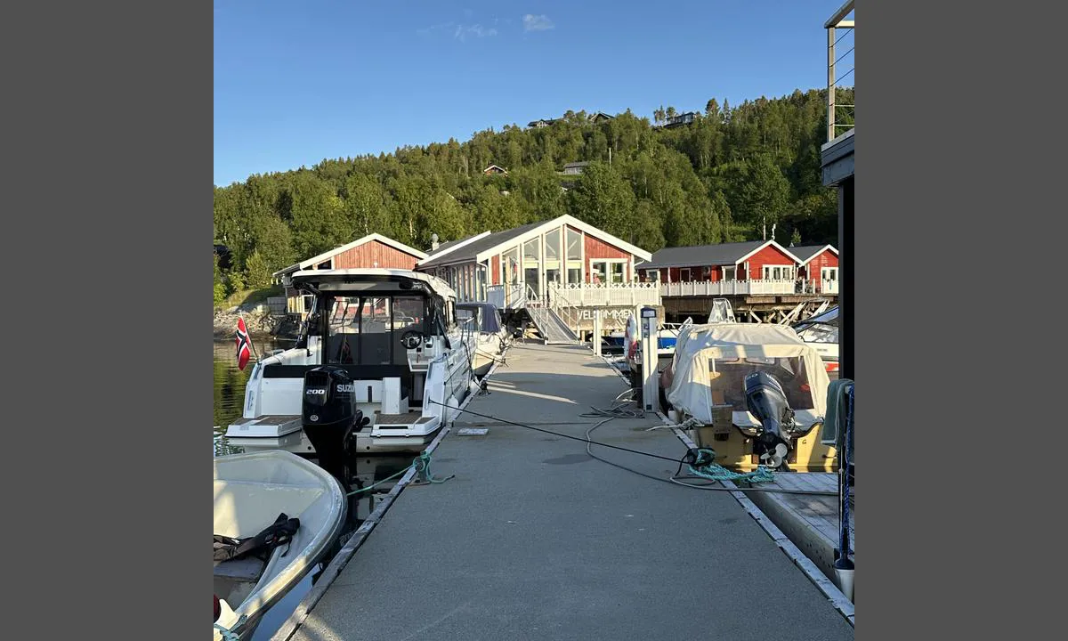 Garsnes brygge: {"base": "no", "no": "Fine gjesteplasser rett foran restauranten som serverer fenomenalt god mat.", "se": "Fina g\u00e4stplatser rakt framf\u00f6r restaurangen som serverar fenomenalt god mat.", "en": "Great guest berths right in front of the restaurant that serves phenomenal food.", "da": "Fine g\u00e6stepladser lige foran restauranten, som serverer f\u00e6nomenalt god mad.", "fr": "Excellentes places pour les invit\u00e9s juste en face du restaurant qui sert de la nourriture ph\u00e9nom\u00e9nale.", "de": "Sch\u00f6ne G\u00e4stepl\u00e4tze direkt vor dem Restaurant, das ph\u00e4nomenal gutes Essen serviert.", "es": "Excelentes puestos para invitados justo frente al restaurante que sirve una comida fenomenal.", "it": "Ottimi posti per ospiti proprio di fronte al ristorante che serve cibo fenomenale.", "pt": "Bons lugares para h\u00f3spedes bem em frente ao restaurante que serve comida fenomenalmente boa.", "nl": "Mooie ligplaatsen voor gasten recht voor het restaurant dat fenomenaal goed eten serveert.", "pl": "Dobre miejsca dla go\u015bci tu\u017c przed restauracj\u0105, kt\u00f3ra serwuje fenomenalnie dobre jedzenie.", "uk": "\u0427\u0443\u0434\u043e\u0432\u0456 \u0433\u043e\u0441\u0442\u044c\u043e\u0432\u0456 \u043c\u0456\u0441\u0446\u044f \u043f\u0440\u044f\u043c\u043e \u043f\u0435\u0440\u0435\u0434 \u0440\u0435\u0441\u0442\u043e\u0440\u0430\u043d\u043e\u043c, \u044f\u043a\u0438\u0439 \u043f\u043e\u0434\u0430\u0454 \u0444\u0435\u043d\u043e\u043c\u0435\u043d\u0430\u043b\u044c\u043d\u043e \u0441\u043c\u0430\u0447\u043d\u0443 \u0457\u0436\u0443.", "ro": "Locuri de acostare excelente chiar \u00een fa\u021ba restaurantului care serve\u0219te m\u00e2ncare fenomenal de bun\u0103.", "tr": "Restoran\u0131n tam \u00f6n\u00fcnde bulunan misafir yerleri harika yemekler servis ediyor.", "el": "\u0395\u03be\u03b1\u03b9\u03c1\u03b5\u03c4\u03b9\u03ba\u03bf\u03af \u03c7\u03ce\u03c1\u03bf\u03b9 \u03b3\u03b9\u03b1 \u03b5\u03c0\u03b9\u03c3\u03ba\u03ad\u03c0\u03c4\u03b5\u03c2 \u03b1\u03ba\u03c1\u03b9\u03b2\u03ce\u03c2 \u03bc\u03c0\u03c1\u03bf\u03c3\u03c4\u03ac \u03b1\u03c0\u03cc \u03c4\u03bf \u03b5\u03c3\u03c4\u03b9\u03b1\u03c4\u03cc\u03c1\u03b9\u03bf \u03c0\u03bf\u03c5 \u03c3\u03b5\u03c1\u03b2\u03af\u03c1\u03b5\u03b9 \u03c6\u03b1\u03b9\u03bd\u03bf\u03bc\u03b5\u03bd\u03b9\u03ba\u03ac \u03ba\u03b1\u03bb\u03cc \u03c6\u03b1\u03b3\u03b7\u03c4\u03cc.", "cs": "Skv\u011bl\u00e1 m\u00edsta pro hosty p\u0159\u00edmo p\u0159ed restaurac\u00ed, kter\u00e1 nab\u00edz\u00ed fenomen\u00e1ln\u011b dobr\u00e9 j\u00eddlo.", "hu": "Kiv\u00e1l\u00f3 vend\u00e9ghelyek k\u00f6zvetlen\u00fcl az \u00e9tterem el\u0151tt, amely fenomen\u00e1lisan j\u00f3 \u00e9teleket szolg\u00e1l fel.", "fi": "Hyv\u00e4t vieraspaikat aivan ravintolan edess\u00e4, joka tarjoilee ilmi\u00f6m\u00e4isen hyv\u00e4\u00e4 ruokaa.", "bg": "\u0427\u0443\u0434\u0435\u0441\u043d\u0438 \u043c\u0435\u0441\u0442\u0430 \u0437\u0430 \u0433\u043e\u0441\u0442\u0438 \u0442\u043e\u0447\u043d\u043e \u043f\u0440\u0435\u0434 \u0440\u0435\u0441\u0442\u043e\u0440\u0430\u043d\u0442\u0430, \u043a\u043e\u0439\u0442\u043e \u0441\u0435\u0440\u0432\u0438\u0440\u0430 \u0444\u0435\u043d\u043e\u043c\u0435\u043d\u0442\u0430\u043b\u043d\u043e \u0434\u043e\u0431\u0440\u0430 \u0445\u0440\u0430\u043d\u0430.", "sr": "Odli\u010dna mesta za goste odmah ispred restorana koji slu\u017ei fenomenalno dobru hranu.", "et": "Suurep\u00e4rased k\u00fclaliskohad otse restorani ees, mis pakub erakordselt head toitu.", "lv": "Lieliskas viesu vietas tie\u0161i restor\u0101na priek\u0161\u0101, kur\u0101 tiek pasniegti fenomen\u0101li gar\u0161\u012bgi \u0113dieni.", "lt": "Puikios vietos sve\u010diams tiesiai prie\u0161ais restoran\u0105, kuriame patiekiamas fenomenaliai geras maistas."}