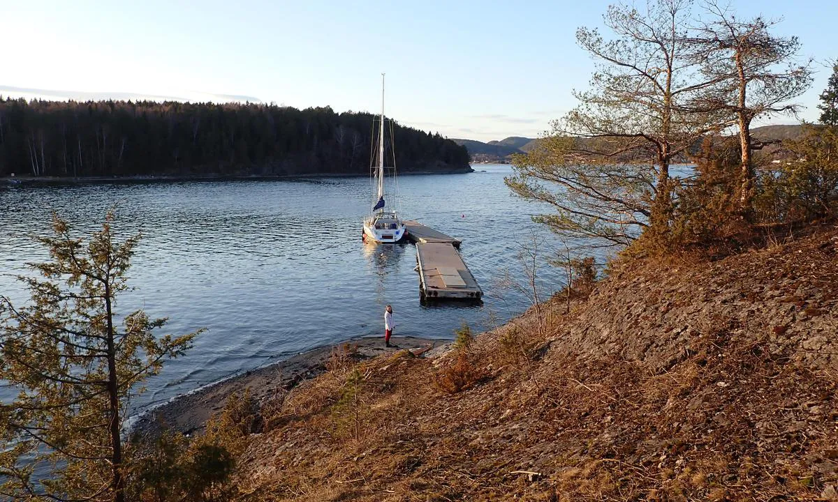 Gåserumpa: Flytebrygga ligger ute hele året, landgangen er ofte tatt opp om høsten. Det er grunt på vestsiden, men dypt på østsiden. Kjettingene stikker skrått ut fra brygga, følg med. Det er også en grunne rett ut for brygga, den er merka på kartet, ca 1m.