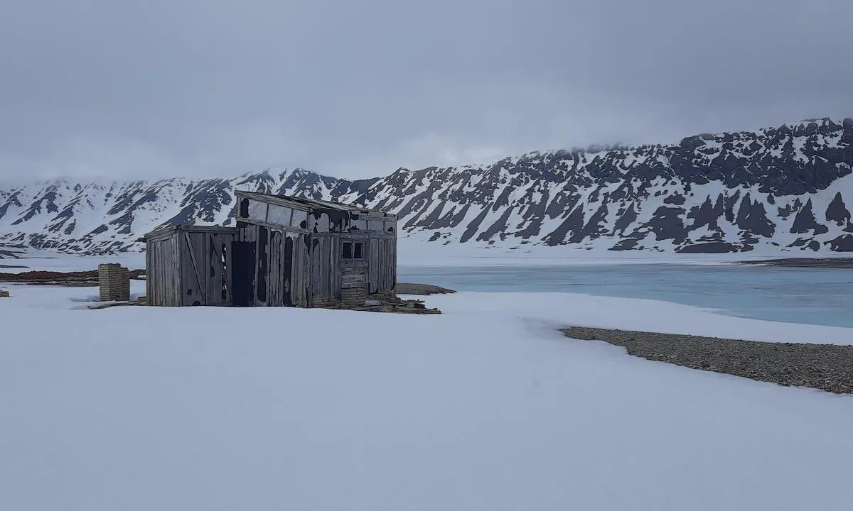 Gåshamna: {"base": "en", "no": "Rest av en hvalfangststasjon.", "se": "Rest av en valf\u00e5ngststation.", "en": "Remnant of a whaling station.", "da": "Resterne af en hvalfangststation.", "fr": "Vestige d'une station baleini\u00e8re.", "de": "\u00dcberrest einer Walfangstation.", "es": "Restos de una estaci\u00f3n ballenera.", "it": "Rimanente di una stazione baleniera.", "pt": "Remanescente de uma esta\u00e7\u00e3o baleeira.", "nl": "Overblijfsel van een walvisstation.", "pl": "Pozosta\u0142o\u015bci stacji wielorybniczej.", "uk": "\u0417\u0430\u043b\u0438\u0448\u043e\u043a \u043a\u0438\u0442\u043e\u0431\u0456\u0439\u043d\u043e\u0457 \u0441\u0442\u0430\u043d\u0446\u0456\u0457.", "ro": "R\u0103m\u0103\u0219i\u021b\u0103 a unei sta\u021bii de v\u00e2n\u0103toare de balene.", "tr": "<i>Bir balina avc\u0131l\u0131\u011f\u0131 istasyonunun kal\u0131nt\u0131s\u0131.</i>", "el": "\u03a5\u03c0\u03cc\u03bb\u03b5\u03b9\u03bc\u03bc\u03b1 \u03b5\u03bd\u03cc\u03c2 \u03c3\u03c4\u03b1\u03b8\u03bc\u03bf\u03cd \u03c6\u03b1\u03bb\u03b1\u03b9\u03bd\u03bf\u03b8\u03b7\u03c1\u03af\u03b1\u03c2.", "cs": "Poz\u016fstatek velryb\u00e1\u0159sk\u00e9 stanice.", "hu": "Egy b\u00e1lnavad\u00e1sz \u00e1llom\u00e1s maradv\u00e1nya.", "fi": "Valaanpyyntiaseman j\u00e4\u00e4nn\u00f6s.", "bg": "\u041e\u0441\u0442\u0430\u043d\u043a\u0438 \u043e\u0442 \u0441\u0442\u0430\u043d\u0446\u0438\u044f \u0437\u0430 \u043a\u0438\u0442\u043e\u043b\u043e\u0432.", "sr": "Ostaci stanice za kitolov.", "et": "Vaala- jaama j\u00e4\u00e4nuk.", "lv": "Va\u013cu med\u012bbu stacijas atliekas.", "lt": "Bangini\u0173 med\u017eiokl\u0117s stoties liekanos."}