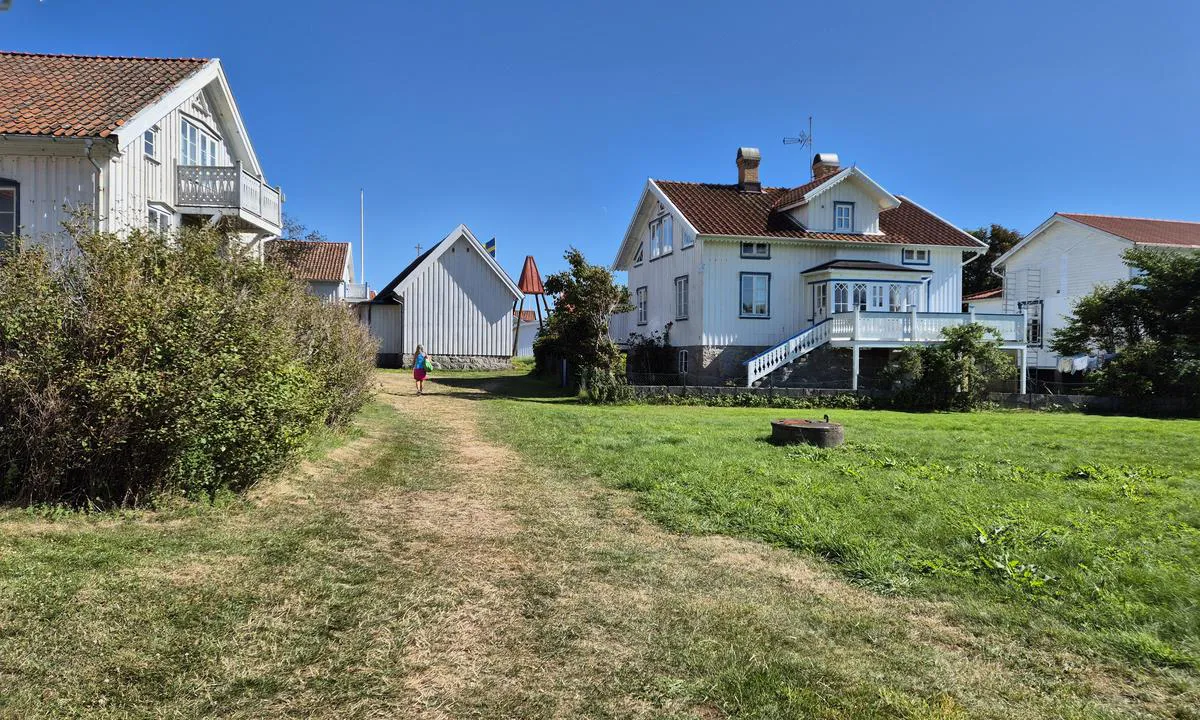 Gåsö hamn: {"base": "no", "no": "Bebyggelsen", "se": "Bebyggelsen", "en": "The Settlement", "da": "Bebyggelsen", "fr": "Les constructions", "de": "Die Bebauung", "es": "La construcci\u00f3n", "it": "Insediamento", "pt": "Edifica\u00e7\u00f5es", "nl": "Bebyggelsen", "pl": "Zabudowa", "uk": "\u0417\u0430\u0431\u0443\u0434\u043e\u0432\u0430", "ro": "Cl\u0103dirile", "tr": "Yerle\u015fim", "el": "\u039f \u039f\u03b9\u03ba\u03b9\u03c3\u03bc\u03cc\u03c2", "cs": "Os\u00eddlen\u00ed", "hu": "A be\u00e9p\u00edt\u00e9s", "fi": "Asutus", "bg": "<div>\u0418\u0437\u0433\u0440\u0430\u0436\u0434\u0430\u043d\u0435</div>", "sr": "\u0418\u0437\u0433\u0440\u0430\u0452\u0435\u043d\u043e\u0441\u0442", "et": "Asustus", "lv": "Apb\u016bve", "lt": "Pastatas"}