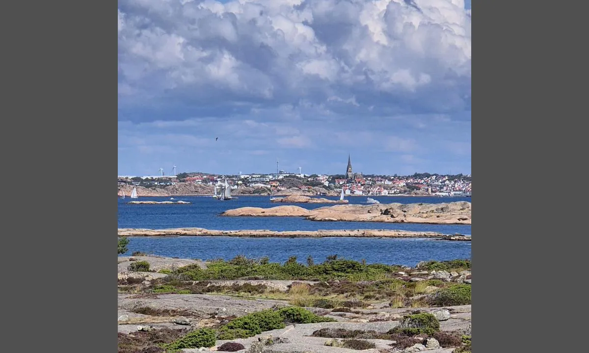 Gåsö hamn: {"base": "no", "no": "Utsikt fra G\u00e5s\u00f6 mot Lysekil. Flate svaberg \u00e5 g\u00e5 tur p\u00e5.", "se": "Utsikt fr\u00e5n G\u00e5s\u00f6 mot Lysekil. Flata klippor att promenera p\u00e5.", "en": "View from G\u00e5s\u00f6 towards Lysekil. Flat smooth rocks for walking.", "da": "Udsigt fra G\u00e5s\u00f6 mod Lysekil. Flade klipper at g\u00e5 tur p\u00e5.", "fr": "Vue de G\u00e5s\u00f6 vers Lysekil. Des rochers plats pour se promener.", "de": "Aussicht von G\u00e5s\u00f6 Richtung Lysekil. Flache Klippen zum Spazierengehen.", "es": "Vista desde G\u00e5s\u00f6 hacia Lysekil. Rocas planas para caminar.", "it": "Vista di G\u00e5s\u00f6 verso Lysekil. Scogli piatti per le passeggiate.", "pt": "Vista de G\u00e5s\u00f6 em dire\u00e7\u00e3o a Lysekil. Rochas lisas para caminhar.", "nl": "Uitzicht vanaf G\u00e5s\u00f6 richting Lysekil. Vlakke rotsen om op te wandelen.", "pl": "Widok z G\u00e5s\u00f6 na Lysekil. P\u0142askie ska\u0142y, po kt\u00f3rych mo\u017cna spacerowa\u0107.", "uk": "\u0412\u0438\u0434 \u0437 \u0413\u043e\u0441\u0435 \u043d\u0430 \u041b\u0438\u0441\u0435\u0447\u0456\u043b\u044c. \u041f\u043b\u043e\u0441\u043a\u0456 \u0441\u043a\u0435\u043b\u0456, \u043f\u043e \u044f\u043a\u0438\u0445 \u043c\u043e\u0436\u043d\u0430 \u043f\u0440\u043e\u0433\u0443\u043b\u044f\u0442\u0438\u0441\u044f.", "ro": "Vedere de pe G\u00e5s\u00f6 spre Lysekil. Roci plate perfecte pentru plimb\u0103ri.", "tr": "G\u00e5s\u00f6'den Lysekil'e manzara. Y\u00fcr\u00fcy\u00fc\u015f yapmak i\u00e7in d\u00fcz kayal\u0131klar.", "el": "\u0398\u03ad\u03b1 \u03b1\u03c0\u03cc \u03c4\u03bf G\u00e5s\u00f6 \u03c0\u03c1\u03bf\u03c2 \u03c4\u03bf Lysekil. \u039f\u03bc\u03b1\u03bb\u03ad\u03c2 \u03b2\u03c1\u03b1\u03c7\u03ce\u03b4\u03b5\u03b9\u03c2 \u03b5\u03c0\u03b9\u03c6\u03ac\u03bd\u03b5\u03b9\u03b5\u03c2 \u03b3\u03b9\u03b1 \u03c0\u03b5\u03c1\u03c0\u03ac\u03c4\u03b7\u03bc\u03b1.", "cs": "V\u00fdhled z G\u00e5s\u00f6 sm\u011brem na Lysekil. Rovn\u00e9 skaln\u00ed plotny pro p\u011b\u0161\u00ed turistiku.", "hu": "Kil\u00e1t\u00e1s G\u00e5s\u00f6-r\u00f3l Lysekil fel\u00e9. Sima szikl\u00e1k, amelyek s\u00e9ta c\u00e9lj\u00e1ra alkalmasak.", "fi": "N\u00e4kym\u00e4 G\u00e5s\u00f6sta kohti Lysekili\u00e4. Tasaiset kalliosaaristot k\u00e4velylle.", "bg": "\u0418\u0437\u0433\u043b\u0435\u0434 \u043e\u0442 \u0413\u0430\u0441\u044c\u043e \u043a\u044a\u043c \u041b\u044e\u0441\u0435\u043a\u044e\u043b. \u041f\u043b\u043e\u0441\u043a\u0438 \u0441\u043a\u0430\u043b\u0438 \u0437\u0430 \u0440\u0430\u0437\u0445\u043e\u0434\u043a\u0430.", "sr": "\u041f\u043e\u0433\u043b\u0435\u0434 \u0441\u0430 \u0413\u0430\u0441\u043e\u0430 \u043a\u0430 \u041b\u0438\u0441\u0435\u043a\u0438\u043b. \u0420\u0430\u0432\u043d\u0435 \u0441\u0442\u0435\u043d\u0435 \u0437\u0430 \u0448\u0435\u0442\u045a\u0443.", "et": "Vaade G\u00e5s\u00f6lt Lysekilile. Lamedad kivipaljandid, kus saab jalutada.", "lv": "Skats no G\u00e5s\u00f6 uz Lysekil. Plakans klintis pastaig\u0101m.", "lt": "Vaizdas i\u0161 G\u00e5s\u00f6 \u012f Lysekil\u012f. Lyg\u016bs \u0161laitiniai akmenys vaik\u0161\u010diojimui."}
