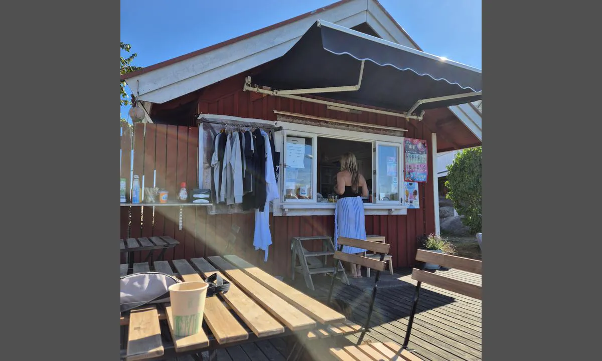 Gåsö hamn: {"base": "no", "no": "Kiosken er \u00f8yas samlingspunkt", "se": "Kiosken \u00e4r \u00f6ns samlingspunkt", "en": "The kiosk is the island's gathering point", "da": "Kiosken er \u00f8ens samlingspunkt", "fr": "Le kiosque est le point de rassemblement de l'\u00eele", "de": "Der Kiosk ist der Treffpunkt der Insel", "es": "El quiosco es el punto de encuentro de la isla", "it": "Il chiosco \u00e8 il punto di ritrovo dell'isola", "pt": "O quiosque \u00e9 o ponto de encontro da ilha", "nl": "De kiosk is het verzamelpunt van het eiland", "pl": "Kiosk jest centralnym punktem wyspy", "uk": "\u041a\u0456\u043e\u0441\u043a \u0454 \u043c\u0456\u0441\u0446\u0435\u043c \u0437\u0431\u043e\u0440\u0443 \u043d\u0430 \u043e\u0441\u0442\u0440\u043e\u0432\u0456", "ro": "Chio\u0219cul este punctul de \u00eent\u00e2lnire al insulei", "tr": "Kiosk, adan\u0131n bulu\u015fma noktas\u0131d\u0131r", "el": "\u03a4\u03bf \u03c0\u03b5\u03c1\u03af\u03c0\u03c4\u03b5\u03c1\u03bf \u03b5\u03af\u03bd\u03b1\u03b9 \u03c4\u03bf \u03c3\u03b7\u03bc\u03b5\u03af\u03bf \u03c3\u03c5\u03bd\u03ac\u03bd\u03c4\u03b7\u03c3\u03b7\u03c2 \u03c4\u03bf\u03c5 \u03bd\u03b7\u03c3\u03b9\u03bf\u03cd", "cs": "Kiosek je st\u0159edisko ostrova", "hu": "A kioszk a sziget tal\u00e1lkoz\u00f3pontja", "fi": "Kioski on saaren kokoontumispaikka", "bg": "\u0411\u0443\u0434\u043a\u0430\u0442\u0430 \u0435 \u043c\u044f\u0441\u0442\u043e\u0442\u043e \u0437\u0430 \u0441\u044a\u0431\u0438\u0440\u0430\u043d\u0435 \u043d\u0430 \u043e\u0441\u0442\u0440\u043e\u0432\u0430", "sr": "Kiosk je mesto okupljanja na ostrvu", "et": "Kiosk on saare kogunemispunkt", "lv": "Kiosks ir salas sapul\u010du vieta", "lt": "Kioskas yra salos susib\u016brimo vieta"}