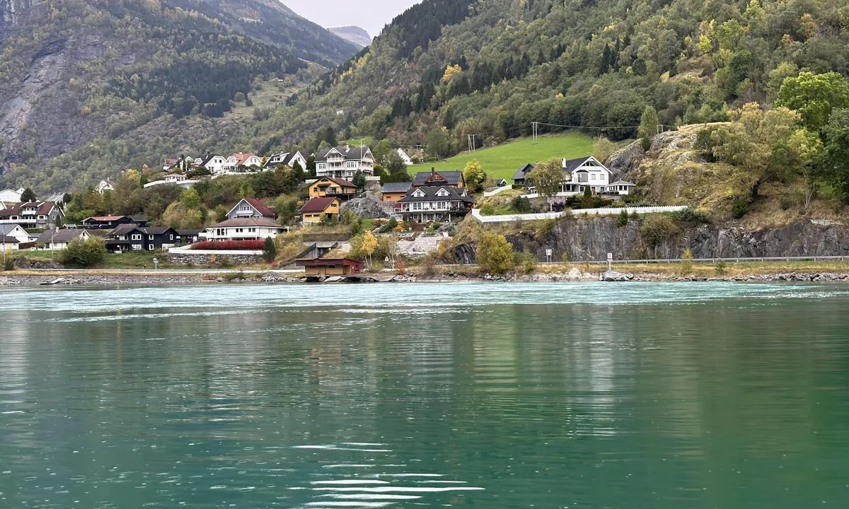 {"base": "en", "no": "Vannutl\u00f8p ved Gaupne kraftstasjon (diskontinuerlig drift)", "se": "Vattenutlopp vid Gaupne kraftstation (diskontinuerlig drift)", "en": "Water outlet at Gaupne power station (discontinuous operation)", "da": "Vandudl\u00f8b ved Gaupne kraftv\u00e6rk (intermitterende drift)", "fr": "Sortie d'eau \u00e0 la centrale \u00e9lectrique de Gaupne (fonctionnement discontinu)", "de": "Wasserauslass am Gaupne Kraftwerk (diskontinuierlicher Betrieb)", "es": "Salida de agua en la central el\u00e9ctrica de Gaupne (operaci\u00f3n discontinua)", "it": "Uscita di acqua alla centrale elettrica di Gaupne (funzionamento discontinuo)", "pt": "Sa\u00edda de \u00e1gua na central el\u00e9trica de Gaupne (opera\u00e7\u00e3o descont\u00ednua)", "nl": "Wateruitlaat bij Gaupne elektriciteitscentrale (onderbroken bedrijf)", "pl": "Wylot wody na elektrowni wodnej Gaupne (dzia\u0142anie nieci\u0105g\u0142e)", "uk": "\u0412\u043e\u0434\u043d\u0438\u0439 \u0432\u0438\u043f\u0443\u0441\u043a \u043d\u0430 \u0413\u0430\u0443\u043f\u043d\u0441\u044c\u043a\u0456\u0439 \u0435\u043b\u0435\u043a\u0442\u0440\u043e\u0441\u0442\u0430\u043d\u0446\u0456\u0457 (\u043f\u0435\u0440\u0435\u0440\u0438\u0432\u0447\u0430\u0441\u0442\u0430 \u0440\u043e\u0431\u043e\u0442\u0430)", "ro": "Desc\u0103rcare de ap\u0103 la centrala electric\u0103 Gaupne (func\u021bionare discontinuu\u0103)", "tr": "Gaupne g\u00fc\u00e7 istasyonunda su \u00e7\u0131k\u0131\u015f\u0131 (kesintili i\u015fletim)", "el": "\u0388\u03be\u03bf\u03b4\u03bf\u03c2 \u03bd\u03b5\u03c1\u03bf\u03cd \u03c3\u03c4\u03bf\u03bd \u03c5\u03b4\u03c1\u03bf\u03b7\u03bb\u03b5\u03ba\u03c4\u03c1\u03b9\u03ba\u03cc \u03c3\u03c4\u03b1\u03b8\u03bc\u03cc Gaupne (\u03b4\u03b9\u03b1\u03ba\u03b5\u03ba\u03bf\u03bc\u03bc\u03ad\u03bd\u03b7 \u03bb\u03b5\u03b9\u03c4\u03bf\u03c5\u03c1\u03b3\u03af\u03b1)", "cs": "V\u00fdpust vody u elektr\u00e1rny Gaupne (nespojit\u00fd provoz)", "hu": "V\u00edzkibocs\u00e1t\u00e1s a Gaupne er\u0151m\u0171n\u00e9l (szakaszos m\u0171k\u00f6d\u00e9s)", "fi": "Veden poisto Gaupnen voimalaitoksella (ajoittainen toiminta)", "bg": "\u0418\u0437\u0445\u043e\u0434 \u0437\u0430 \u0432\u043e\u0434\u0430 \u043d\u0430 \u0412\u0415\u0426 \u0413\u0430\u0443\u043d\u0435 (\u0434\u0438\u0441\u043a\u0440\u0435\u0442\u043d\u0430 \u0440\u0430\u0431\u043e\u0442\u0430)", "sr": "Izlaz za vodu na hidroelektrani Gaupne (prekidan rad)", "et": "Gaupne elektrijaama vee v\u00e4ljavool (katkendlik t\u00f6\u00f6)", "lv": "\u016adens izpl\u016bde Gaupnes elektrostacij\u0101 (p\u0101rtraukti darbojas)", "lt": "Vandens i\u0161leidimas Gaupne elektrin\u0117je (su pertr\u016bkiais)"}