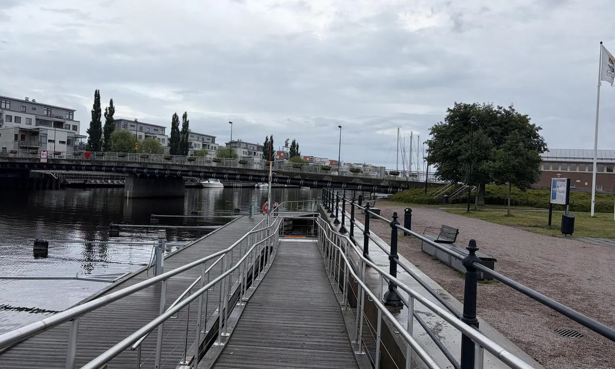 Gävle Gästhamn: {"base": "nl", "no": "Fort\u00f8yningsplasser for motorb\u00e5ter", "se": "F\u00f6rt\u00f6jningsplatser f\u00f6r motorb\u00e5tar", "en": "Berths for motorboats", "da": "Ligepladser for motorb\u00e5de", "fr": "Emplacements pour bateaux \u00e0 moteur", "de": "Liegepl\u00e4tze f\u00fcr Motorboote", "es": "Amarres para embarcaciones a motor", "it": "Posti di ormeggio per barche a motore", "pt": "Lugares de amarra\u00e7\u00e3o para barcos a motor", "nl": "Ligplaatsen voor motorboten", "pl": "Miejsca do cumowania dla \u0142odzi motorowych", "uk": "\u041f\u0440\u0438\u0447\u0430\u043b\u0438 \u0434\u043b\u044f \u043c\u043e\u0442\u043e\u0440\u043d\u0438\u0445 \u0447\u043e\u0432\u043d\u0456\u0432", "ro": "Locuri de acostare pentru b\u0103rci cu motor", "tr": "Motorlu tekneler i\u00e7in r\u0131ht\u0131m yerleri", "el": "\u0398\u03ad\u03c3\u03b5\u03b9\u03c2 \u03b5\u03bb\u03bb\u03b9\u03bc\u03b5\u03bd\u03b9\u03c3\u03bc\u03bf\u03cd \u03b3\u03b9\u03b1 \u03bc\u03b7\u03c7\u03b1\u03bd\u03bf\u03ba\u03af\u03bd\u03b7\u03c4\u03b1 \u03c3\u03ba\u03ac\u03c6\u03b7", "cs": "Kotvi\u0161t\u011b pro motorov\u00e9 lod\u011b", "hu": "Horgonyz\u00f3helyek motorcs\u00f3nakok sz\u00e1m\u00e1ra", "fi": "Laituripaikat moottoriveneille", "bg": "\u041c\u0435\u0441\u0442\u0430 \u0437\u0430 \u0437\u0430\u043a\u043e\u0442\u0432\u044f\u043d\u0435 \u043d\u0430 \u043c\u043e\u0442\u043e\u0440\u043d\u0438 \u043b\u043e\u0434\u043a\u0438", "sr": "\u041c\u0435\u0441\u0442\u0430 \u0437\u0430 \u043f\u0440\u0438\u0441\u0442\u0430\u0458\u0430\u045a\u0435 \u043c\u043e\u0442\u043e\u0440\u043d\u0438\u0445 \u0447\u0430\u043c\u0430\u0446\u0430", "et": "Kohad mootorpaatidele", "lv": "St\u0101vvietas motorlaiv\u0101m", "lt": "\u0160vartavimo vietos motoriniams laivams"}