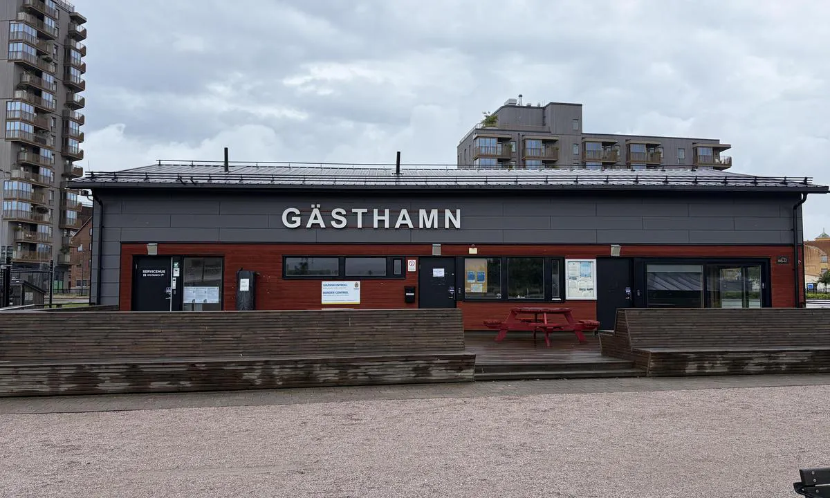 Gävle Gästhamn: {"base": "nl", "no": "Havnekontor med dusjer, toaletter, badstue og vaskemaskin", "se": "Hamnkontor med duschar, toaletter, bastu och tv\u00e4ttmaskin", "en": "Harbour office with showers, toilets, sauna, and washing machine", "da": "Havnekontor med brusebad, toiletter, sauna og vaskemaskine", "fr": "Bureau du port avec douches, toilettes, sauna et machine \u00e0 laver", "de": "Hafenb\u00fcro mit Duschen, Toiletten, Sauna und Waschmaschine", "es": "Oficina del puerto con duchas, ba\u00f1os, sauna y lavadora", "it": "Ufficio portuale con docce, servizi igienici, sauna e lavatrice", "pt": "Escrit\u00f3rio do porto com chuveiros, banheiros, sauna e m\u00e1quina de lavar", "nl": "Havenkantoor met douches, toiletten, sauna en wasmachine", "pl": "Biuro portu z prysznicami, toaletami, saun\u0105 i pralk\u0105", "uk": "\u0425\u0430\u0442 \u0440\u0456\u0437\u043d\u0456 \u043f\u043e\u0441\u043b\u0443\u0433\u0438, \u0442\u0430\u043a\u0456 \u044f\u043a \u043e\u0444\u0456\u0441, \u0434\u0443\u0448\u043e\u0432\u0456, \u0442\u0443\u0430\u043b\u0435\u0442\u0438, \u0441\u0430\u0443\u043d\u0430 \u0442\u0430 \u043f\u0440\u0430\u043b\u044c\u043d\u0430 \u043c\u0430\u0448\u0438\u043d\u0430", "ro": "Birou de port cu du\u0219uri, toalete, saun\u0103 \u0219i ma\u0219in\u0103 de sp\u0103lat", "tr": "Liman ofisi; du\u015flar, tuvaletler, sauna ve \u00e7ama\u015f\u0131r makinesi ile birlikte", "el": "\u039b\u03b9\u03bc\u03b5\u03bd\u03b9\u03ba\u03cc \u03b3\u03c1\u03b1\u03c6\u03b5\u03af\u03bf \u03bc\u03b5 \u03bd\u03c4\u03bf\u03c5\u03c2, \u03c4\u03bf\u03c5\u03b1\u03bb\u03ad\u03c4\u03b5\u03c2, \u03c3\u03ac\u03bf\u03c5\u03bd\u03b1 \u03ba\u03b1\u03b9 \u03c0\u03bb\u03c5\u03bd\u03c4\u03ae\u03c1\u03b9\u03bf", "cs": "P\u0159\u00edstavn\u00ed kancel\u00e1\u0159 se sprchami, toaletami, saunou a pra\u010dkou", "hu": "Kik\u00f6t\u0151i iroda zuhanyz\u00f3kkal, WC-kkel, szaun\u00e1val \u00e9s mos\u00f3g\u00e9ppel", "fi": "Satamatoimisto, jossa suihkut, WC:t, sauna ja pesukone", "bg": "\u041f\u0440\u0438\u0441\u0442\u0430\u043d\u0438\u0449\u043d\u0430 \u0441\u043b\u0443\u0436\u0431\u0430 \u0441 \u0434\u0443\u0448\u043e\u0432\u0435, \u0442\u043e\u0430\u043b\u0435\u0442\u043d\u0438, \u0441\u0430\u0443\u043d\u0430 \u0438 \u043f\u0435\u0440\u0430\u043b\u043d\u044f", "sr": "\u041a\u0430\u043d\u0446\u0435\u043b\u0430\u0440\u0438\u0458\u0430 \u043b\u0443\u043a\u0435 \u0441\u0430 \u0442\u0443\u0448\u0435\u0432\u0438\u043c\u0430, \u0442\u043e\u0430\u043b\u0435\u0442\u0430\u043c\u0430, \u0441\u0430\u0443\u043d\u043e\u043c \u0438 \u0432\u0435\u0448 \u043c\u0430\u0448\u0438\u043d\u043e\u043c", "et": "Sadamahoone, kus on du\u0161id, tualetid, saun ja pesumasin", "lv": "Ostas ofiss ar du\u0161\u0101m, tualet\u0113m, saunu un ve\u013cas mazg\u0101jamo ma\u0161\u012bnu", "lt": "Uosto biuras su du\u0161ais, tualetais, sauna ir skalbimo ma\u0161ina"}