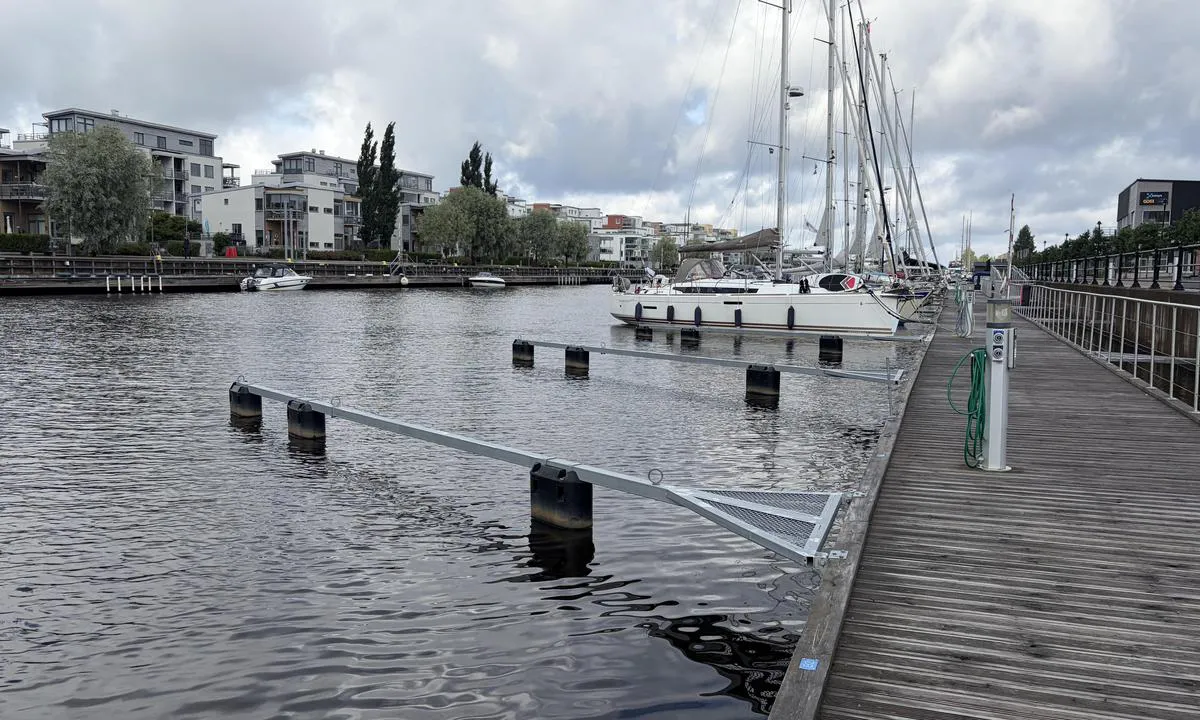 Gävle Gästhamn: {"base": "nl", "no": "<h1>Bommer hvor du m\u00e5 fort\u00f8ye</h1>", "se": "Bommar d\u00e4r du m\u00e5ste f\u00f6rt\u00f6ja", "en": "Booms where you must moor", "da": "Bommer hvor du skal fort\u00f8je", "fr": "Les pontons o\u00f9 vous devez amarrer", "de": "Bojen, an denen man festmachen muss", "es": "Brazas donde debes atracar", "it": "Booms a cui devi attraccare", "pt": "Defensas onde voc\u00ea deve atracar", "nl": "Booms waar je aan moet afmeren", "pl": "Boje, do kt\u00f3rych musisz cumowa\u0107", "uk": "\u0411\u0443\u043c\u0438, \u0434\u043e \u044f\u043a\u0438\u0445 \u0441\u043b\u0456\u0434 \u043f\u0440\u0438\u0447\u0430\u043b\u044e\u0432\u0430\u0442\u0438", "ro": "Cump\u0103na de unde trebuie s\u0103 te legi", "tr": "Ba\u011flaman\u0131z gereken direkler", "el": "\u0394\u03ad\u03c3\u03c4\u03c1\u03b5\u03c2 \u03c3\u03c4\u03b9\u03c2 \u03bf\u03c0\u03bf\u03af\u03b5\u03c2 \u03c0\u03c1\u03ad\u03c0\u03b5\u03b9 \u03bd\u03b1 \u03b4\u03ad\u03c3\u03b5\u03c4\u03b5", "cs": "B\u00f3je, ke kter\u00fdm se mus\u00edte p\u0159iv\u00e9zat", "hu": "Kik\u00f6t\u0151k\u00f6telek, amelyekhez ki kell k\u00f6tni", "fi": "Puomit, joihin sinun on kiinnitett\u00e4v\u00e4", "bg": "\u0411\u0443\u0439\u043e\u0432\u0435, \u043a\u044a\u043c \u043a\u043e\u0438\u0442\u043e \u0442\u0440\u044f\u0431\u0432\u0430 \u0434\u0430 \u0441\u0435 \u0448\u0432\u0430\u0440\u0442\u043e\u0432\u0430\u0442\u0435", "sr": "\u0411\u0443\u043c\u043e\u0432\u0438 \u0437\u0430 \u043f\u0440\u0438\u0441\u0442\u0430\u0458\u0430\u045a\u0435", "et": "Poomid, kuhu peate kinnituma", "lv": "Booms, pie kura j\u0101pietauvojas", "lt": "\u0160vartavimo bojos, prie kuri\u0173 reikia prisiri\u0161ti"}