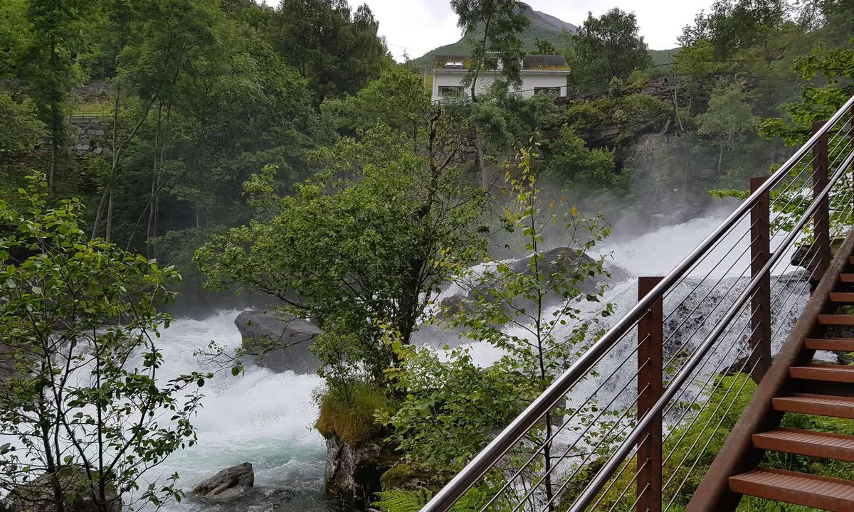 Geirangerfjorden Marina: Tur ved fossen i en fin og sikker trapp.