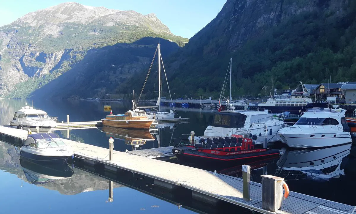 Geirangerfjorden Marina: Gjestebrygga sett fra land.