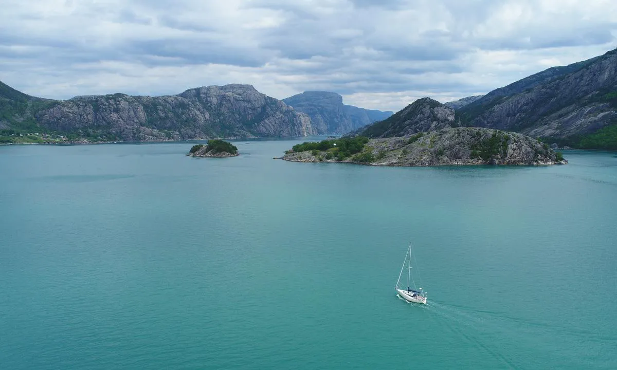 På vei inn Lysefjorden mot Geitaneset.