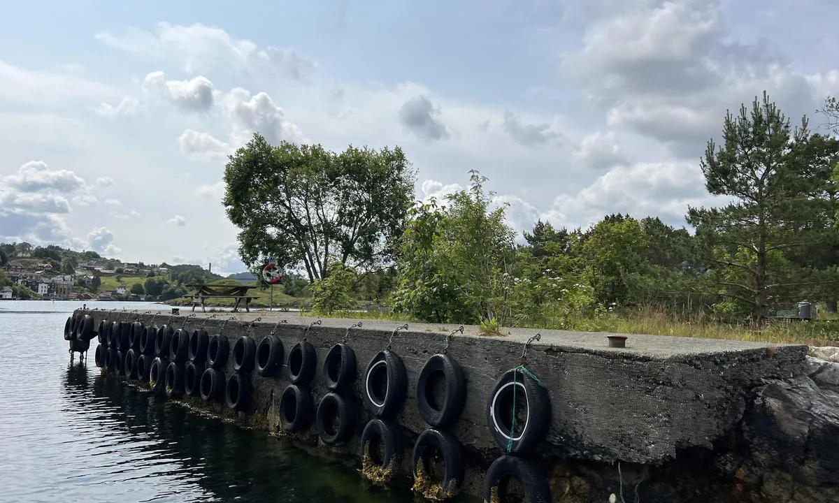 Geitøy i Alverstraumen: Godt fendret betongkai mot østre løp i Alverstraumen. En del trafikk i østre løp kan gi bølger mot kaien, der i blant skyssbåter i rute til/fra Sogn.